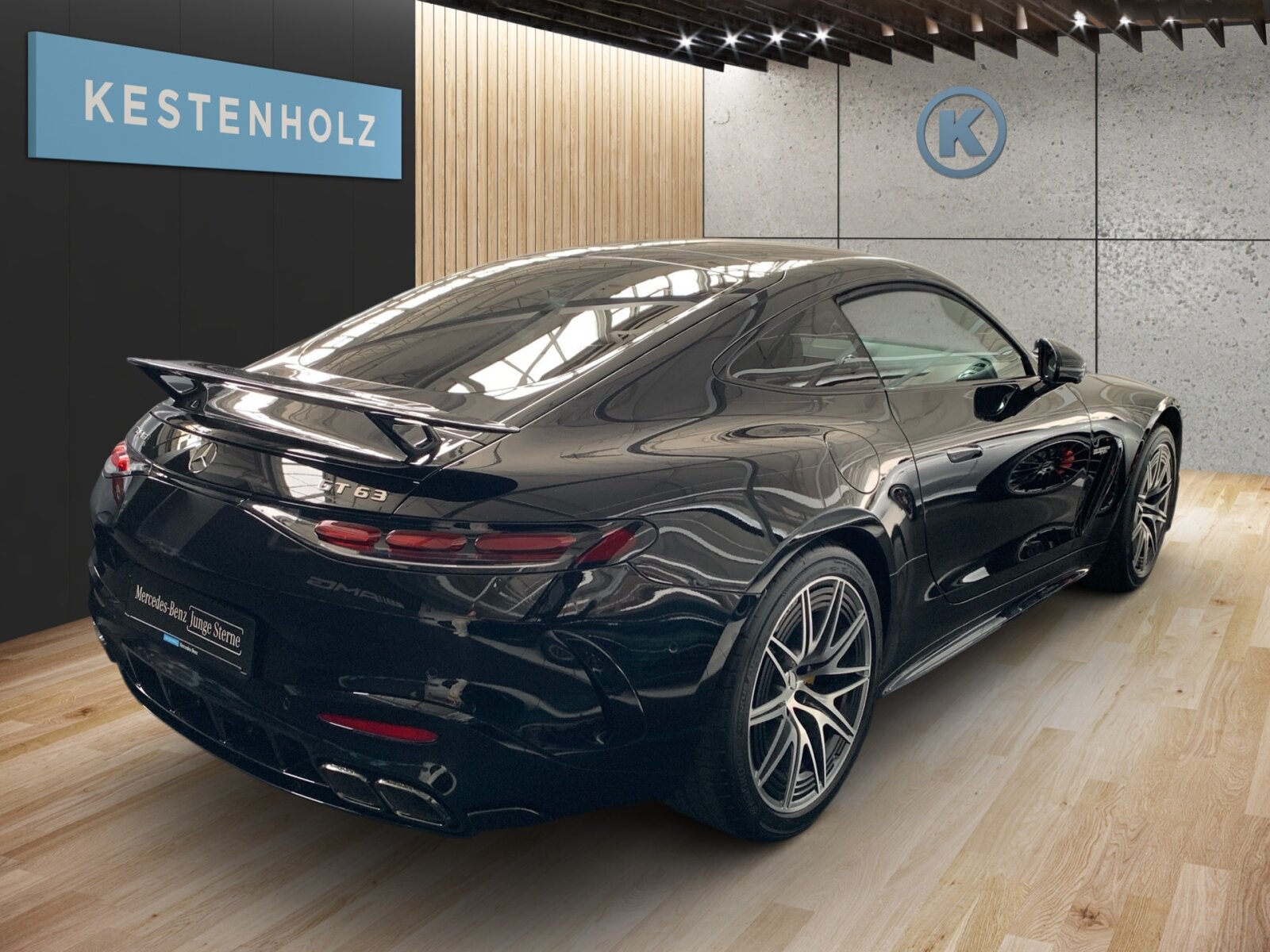 Ausstattungslinien und -Pakete:  AMG Aerodynamik-Paket,   AMG DYNAMIC PLUS Paket,   AMG Night-Paket:  ENERGIZING Paket Plus,   Fahrassistenz-Paket:  Laderaum-Paket,   Memory-Paket:  Memory Park-Assistent,   Park-Paket mit Remote-Parkfunktionen,   Premium Plus,   Spiegel-Paket:  USB-Paket PlusExterieur:  50,8 cm (20") AMG Leichtmetallräder im 10-Doppelspeichen-Design,   AIRPANEL,   AMG ACTIVE RIDE CONTROL Fahrwerk,   AMG Bremssättel gelb lackiert,   AMG Einstiegsleisten mit "AMG" Schriftzug, beleuchtet und mit Wechselcover,   AMG Heckflügel feststehend,   AMG Hinterachs-Sperrdifferenzial elektronisch,   AMG Motorlager dynamisch,   Außenspiegel elektrisch anklappbar:  Designschlüssel mit Chromapplikationen,   DIGITAL LIGHT mit Projektionsfunktion,   Fahrzeug mit Linkslenkung,   Hintere Sensoren für Spurhalte-Assistent,   Lichtinszenierung AMG (Seitenschweller mit Projektionsfunktion),   MAGIC VISION CONTROL,   Motor-Restwärmenutzung,   Motorsound-System (AMG Real Performance Sound),   Produktschutz Teilschutz,   Projektionsfunktion von Symbolen,   Radgroesse 20" Mischbereifung Variante 2 AMG,   SPEED+ - LOADINDEX 105 Y XL + 107 Y XL,   Steuer-Code - Funktion GSR-ISA,   Steuercode Demo Car,   Steuercode Demo Car MIG,   Steuercode Umstellung WLTP mit RDE,   Vorrüstung für Projektionsfunktion Animationen,   Vorrüstung für Projektionsfunktion Symbole,   Wärmedämmend dunkel getöntes GlasInterieur:  Ambientebeleuchtung:  AMG Lenkradtasten,   AMG Performance Lenkrad in Leder Nappa:  AMG Zierelemente in Schwarz hochglänzend,   Bedienungsanleitung und Serviceinformation - deutsch,   Beifahrersitz mit Gewichtserkennung,   Cupholder,   Fondsitze mit umklappbaren Sitzlehnen,   Klimatisierungsautomatik Thermotronic:  LEDER / NAPPA / SEMIANILIN,   MANUFAKTUR Innenhimmel Mikrofaser MICROCUT schwarz,   Multikontursitze für Fahrer und Beifahrer,   Sicherheitsgurte in Rot:  Sonnenblende ausziehbar,   Steckdose im KofferraumMultimedia:  AMG Track Pace:  Android Auto:  Apple CarPlay:  Burmester® Surround-Soundsystem:  Digitales Extra: Erweiterte Funktionen MBUX,   Digitales Extra: Festplatten-Navigation,   Digitales Extra: Remote Services Premium,   Digitales Extra: Smartphone Integration,   Digitales Extra: Vorrüstung für Live Traffic Information,   Digitales Extra: Vorrüstung für MBUX Entertainment Plus,   Digitales Extra: Vorrüstung für Navigationsdienste,   Digitales Radio:  Fahrerdisplay,   Head-Up Display:  Headunit Länderset für ECE (NTG 7),   Kabelloses Ladesystem für mobile Endgeräte vorn:  Kommunikationsmodul (LTE) für die Nutzung von Digitalen Extras,   MBUX Augmented Reality für Navigation:  MBUX Multimediasystem:  MBUX Navigation Premium,   Mercedes-Benz Notrufsystem:  Soundpersonalisierung,   Sprache Kombiinstrument - deutsch,   Techn. Kommunikationsmodulvariante für ECE,   Vorrüstung für digitalen Fahrzeugschlüssel für Smartphone,   Vorrüstung für digitales Radio:  Zentraldisplay:Komfort und Umwelt:  360°-Kamera:  Adaptiver Fernlicht-Assistent Plus:  Aktiver Geschwindigkeitslimit-Assistent:  Aktiver Park-Assistent:  Aktiver Spurhalte-Assistent:  Aktiver Spurwechselassistent,   AMG SPEEDSHIFT MCT 9G,   Ausweichunterstützung (Ausweichassistent),   Easy-Pack Heckklappe:  Erweitertes automatisches Wiederanfahren im Stau,   Fahrassistenz-System: Rettungsgassen-Assistent,   Hands-Free Access,   Hinterachslenkung:  i-Size Kindersitzbefestigung Beifahrersitz,   Innen- und Außenspiegel automatisch abblendend,   ISOFIX Kindersitzverankerungen:  KEYLESS-GO mit flächenbündigen Türgriffen,   KEYLESS-GO Start-Funktion:  Kraftstofftanksystem für EU6d-Norm:  Lenkradheizung:  MBUX Interieur-Assistent,   Nothalt-Assistent mit Hands-off Spurwechsel Software,   Panoramadach:  Passive Personenanwesenheitserinnerung,   Sitzklimatisierung für Fahrer und Beifahrer:  Streckenbasierte Geschwindigkeitsanpassung,   Verkehrszeichen-Assistent:Sicherheit:  AMG Hochleistungs- Verbundbremsanlage,   Deaktivierung Schließrückmeldung über Fanfare,   DISTRONIC PLUS inkl. BAS PLUS und PRE-SAFE® Bremse:  Distronic Plus Querunterstützung (DTR+Q),   Einbruch- und Diebstahlwarnanlage mit Vorrüstung für Kollisionserkennung:  Fingerabdrucksensor,   Fond-Sicherheitsgurt mit Gurtkraftbegrenzer,   Fondgurt-Statusanzeige im Instrumenten-Display,   GUARD 360° Fahrzeugschutz Plus,   Innenraumabsicherung,   Kneebag:  PRE-SAFE ® -System:  Rating Länderset EURO-NCAP,   Reifendruckkontrolle (RDK):  Sidebags:.