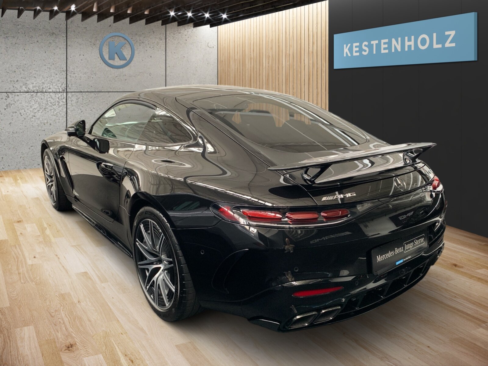Ausstattungslinien und -Pakete:  AMG Aerodynamik-Paket,   AMG DYNAMIC PLUS Paket,   AMG Night-Paket:  ENERGIZING Paket Plus,   Fahrassistenz-Paket:  Laderaum-Paket,   Memory-Paket:  Memory Park-Assistent,   Park-Paket mit Remote-Parkfunktionen,   Premium Plus,   Spiegel-Paket:  USB-Paket PlusExterieur:  50,8 cm (20") AMG Leichtmetallräder im 10-Doppelspeichen-Design,   AIRPANEL,   AMG ACTIVE RIDE CONTROL Fahrwerk,   AMG Bremssättel gelb lackiert,   AMG Einstiegsleisten mit "AMG" Schriftzug, beleuchtet und mit Wechselcover,   AMG Heckflügel feststehend,   AMG Hinterachs-Sperrdifferenzial elektronisch,   AMG Motorlager dynamisch,   Außenspiegel elektrisch anklappbar:  Designschlüssel mit Chromapplikationen,   DIGITAL LIGHT mit Projektionsfunktion,   Fahrzeug mit Linkslenkung,   Hintere Sensoren für Spurhalte-Assistent,   Lichtinszenierung AMG (Seitenschweller mit Projektionsfunktion),   MAGIC VISION CONTROL,   Motor-Restwärmenutzung,   Motorsound-System (AMG Real Performance Sound),   Produktschutz Teilschutz,   Projektionsfunktion von Symbolen,   Radgroesse 20" Mischbereifung Variante 2 AMG,   SPEED+ - LOADINDEX 105 Y XL + 107 Y XL,   Steuer-Code - Funktion GSR-ISA,   Steuercode Demo Car,   Steuercode Demo Car MIG,   Steuercode Umstellung WLTP mit RDE,   Vorrüstung für Projektionsfunktion Animationen,   Vorrüstung für Projektionsfunktion Symbole,   Wärmedämmend dunkel getöntes GlasInterieur:  Ambientebeleuchtung:  AMG Lenkradtasten,   AMG Performance Lenkrad in Leder Nappa:  AMG Zierelemente in Schwarz hochglänzend,   Bedienungsanleitung und Serviceinformation - deutsch,   Beifahrersitz mit Gewichtserkennung,   Cupholder,   Fondsitze mit umklappbaren Sitzlehnen,   Klimatisierungsautomatik Thermotronic:  LEDER / NAPPA / SEMIANILIN,   MANUFAKTUR Innenhimmel Mikrofaser MICROCUT schwarz,   Multikontursitze für Fahrer und Beifahrer,   Sicherheitsgurte in Rot:  Sonnenblende ausziehbar,   Steckdose im KofferraumMultimedia:  AMG Track Pace:  Android Auto:  Apple CarPlay:  Burmester® Surround-Soundsystem:  Digitales Extra: Erweiterte Funktionen MBUX,   Digitales Extra: Festplatten-Navigation,   Digitales Extra: Remote Services Premium,   Digitales Extra: Smartphone Integration,   Digitales Extra: Vorrüstung für Live Traffic Information,   Digitales Extra: Vorrüstung für MBUX Entertainment Plus,   Digitales Extra: Vorrüstung für Navigationsdienste,   Digitales Radio:  Fahrerdisplay,   Head-Up Display:  Headunit Länderset für ECE (NTG 7),   Kabelloses Ladesystem für mobile Endgeräte vorn:  Kommunikationsmodul (LTE) für die Nutzung von Digitalen Extras,   MBUX Augmented Reality für Navigation:  MBUX Multimediasystem:  MBUX Navigation Premium,   Mercedes-Benz Notrufsystem:  Soundpersonalisierung,   Sprache Kombiinstrument - deutsch,   Techn. Kommunikationsmodulvariante für ECE,   Vorrüstung für digitalen Fahrzeugschlüssel für Smartphone,   Vorrüstung für digitales Radio:  Zentraldisplay:Komfort und Umwelt:  360°-Kamera:  Adaptiver Fernlicht-Assistent Plus:  Aktiver Geschwindigkeitslimit-Assistent:  Aktiver Park-Assistent:  Aktiver Spurhalte-Assistent:  Aktiver Spurwechselassistent,   AMG SPEEDSHIFT MCT 9G,   Ausweichunterstützung (Ausweichassistent),   Easy-Pack Heckklappe:  Erweitertes automatisches Wiederanfahren im Stau,   Fahrassistenz-System: Rettungsgassen-Assistent,   Hands-Free Access,   Hinterachslenkung:  i-Size Kindersitzbefestigung Beifahrersitz,   Innen- und Außenspiegel automatisch abblendend,   ISOFIX Kindersitzverankerungen:  KEYLESS-GO mit flächenbündigen Türgriffen,   KEYLESS-GO Start-Funktion:  Kraftstofftanksystem für EU6d-Norm:  Lenkradheizung:  MBUX Interieur-Assistent,   Nothalt-Assistent mit Hands-off Spurwechsel Software,   Panoramadach:  Passive Personenanwesenheitserinnerung,   Sitzklimatisierung für Fahrer und Beifahrer:  Streckenbasierte Geschwindigkeitsanpassung,   Verkehrszeichen-Assistent:Sicherheit:  AMG Hochleistungs- Verbundbremsanlage,   Deaktivierung Schließrückmeldung über Fanfare,   DISTRONIC PLUS inkl. BAS PLUS und PRE-SAFE® Bremse:  Distronic Plus Querunterstützung (DTR+Q),   Einbruch- und Diebstahlwarnanlage mit Vorrüstung für Kollisionserkennung:  Fingerabdrucksensor,   Fond-Sicherheitsgurt mit Gurtkraftbegrenzer,   Fondgurt-Statusanzeige im Instrumenten-Display,   GUARD 360° Fahrzeugschutz Plus,   Innenraumabsicherung,   Kneebag:  PRE-SAFE ® -System:  Rating Länderset EURO-NCAP,   Reifendruckkontrolle (RDK):  Sidebags:.