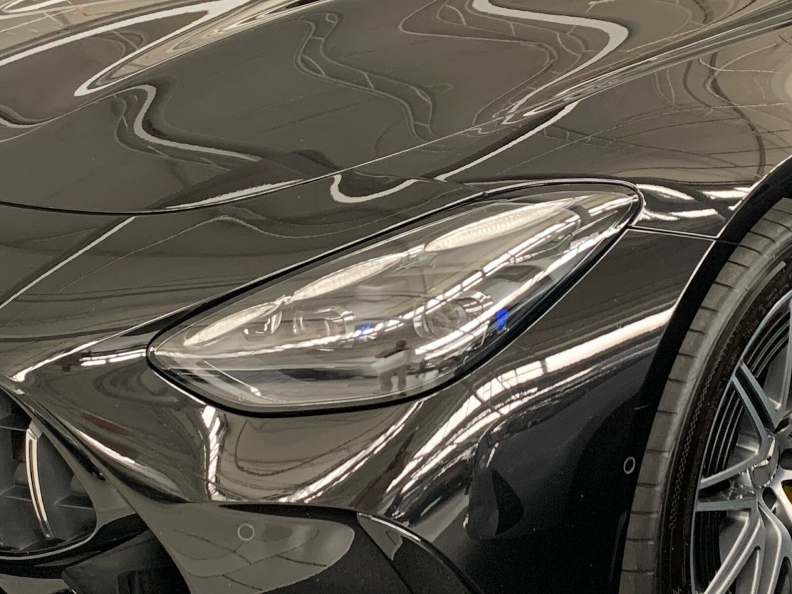 Ausstattungslinien und -Pakete:  AMG Aerodynamik-Paket,   AMG DYNAMIC PLUS Paket,   AMG Night-Paket:  ENERGIZING Paket Plus,   Fahrassistenz-Paket:  Laderaum-Paket,   Memory-Paket:  Memory Park-Assistent,   Park-Paket mit Remote-Parkfunktionen,   Premium Plus,   Spiegel-Paket:  USB-Paket PlusExterieur:  50,8 cm (20") AMG Leichtmetallräder im 10-Doppelspeichen-Design,   AIRPANEL,   AMG ACTIVE RIDE CONTROL Fahrwerk,   AMG Bremssättel gelb lackiert,   AMG Einstiegsleisten mit "AMG" Schriftzug, beleuchtet und mit Wechselcover,   AMG Heckflügel feststehend,   AMG Hinterachs-Sperrdifferenzial elektronisch,   AMG Motorlager dynamisch,   Außenspiegel elektrisch anklappbar:  Designschlüssel mit Chromapplikationen,   DIGITAL LIGHT mit Projektionsfunktion,   Fahrzeug mit Linkslenkung,   Hintere Sensoren für Spurhalte-Assistent,   Lichtinszenierung AMG (Seitenschweller mit Projektionsfunktion),   MAGIC VISION CONTROL,   Motor-Restwärmenutzung,   Motorsound-System (AMG Real Performance Sound),   Produktschutz Teilschutz,   Projektionsfunktion von Symbolen,   Radgroesse 20" Mischbereifung Variante 2 AMG,   SPEED+ - LOADINDEX 105 Y XL + 107 Y XL,   Steuer-Code - Funktion GSR-ISA,   Steuercode Demo Car,   Steuercode Demo Car MIG,   Steuercode Umstellung WLTP mit RDE,   Vorrüstung für Projektionsfunktion Animationen,   Vorrüstung für Projektionsfunktion Symbole,   Wärmedämmend dunkel getöntes GlasInterieur:  Ambientebeleuchtung:  AMG Lenkradtasten,   AMG Performance Lenkrad in Leder Nappa:  AMG Zierelemente in Schwarz hochglänzend,   Bedienungsanleitung und Serviceinformation - deutsch,   Beifahrersitz mit Gewichtserkennung,   Cupholder,   Fondsitze mit umklappbaren Sitzlehnen,   Klimatisierungsautomatik Thermotronic:  LEDER / NAPPA / SEMIANILIN,   MANUFAKTUR Innenhimmel Mikrofaser MICROCUT schwarz,   Multikontursitze für Fahrer und Beifahrer,   Sicherheitsgurte in Rot:  Sonnenblende ausziehbar,   Steckdose im KofferraumMultimedia:  AMG Track Pace:  Android Auto:  Apple CarPlay:  Burmester® Surround-Soundsystem:  Digitales Extra: Erweiterte Funktionen MBUX,   Digitales Extra: Festplatten-Navigation,   Digitales Extra: Remote Services Premium,   Digitales Extra: Smartphone Integration,   Digitales Extra: Vorrüstung für Live Traffic Information,   Digitales Extra: Vorrüstung für MBUX Entertainment Plus,   Digitales Extra: Vorrüstung für Navigationsdienste,   Digitales Radio:  Fahrerdisplay,   Head-Up Display:  Headunit Länderset für ECE (NTG 7),   Kabelloses Ladesystem für mobile Endgeräte vorn:  Kommunikationsmodul (LTE) für die Nutzung von Digitalen Extras,   MBUX Augmented Reality für Navigation:  MBUX Multimediasystem:  MBUX Navigation Premium,   Mercedes-Benz Notrufsystem:  Soundpersonalisierung,   Sprache Kombiinstrument - deutsch,   Techn. Kommunikationsmodulvariante für ECE,   Vorrüstung für digitalen Fahrzeugschlüssel für Smartphone,   Vorrüstung für digitales Radio:  Zentraldisplay:Komfort und Umwelt:  360°-Kamera:  Adaptiver Fernlicht-Assistent Plus:  Aktiver Geschwindigkeitslimit-Assistent:  Aktiver Park-Assistent:  Aktiver Spurhalte-Assistent:  Aktiver Spurwechselassistent,   AMG SPEEDSHIFT MCT 9G,   Ausweichunterstützung (Ausweichassistent),   Easy-Pack Heckklappe:  Erweitertes automatisches Wiederanfahren im Stau,   Fahrassistenz-System: Rettungsgassen-Assistent,   Hands-Free Access,   Hinterachslenkung:  i-Size Kindersitzbefestigung Beifahrersitz,   Innen- und Außenspiegel automatisch abblendend,   ISOFIX Kindersitzverankerungen:  KEYLESS-GO mit flächenbündigen Türgriffen,   KEYLESS-GO Start-Funktion:  Kraftstofftanksystem für EU6d-Norm:  Lenkradheizung:  MBUX Interieur-Assistent,   Nothalt-Assistent mit Hands-off Spurwechsel Software,   Panoramadach:  Passive Personenanwesenheitserinnerung,   Sitzklimatisierung für Fahrer und Beifahrer:  Streckenbasierte Geschwindigkeitsanpassung,   Verkehrszeichen-Assistent:Sicherheit:  AMG Hochleistungs- Verbundbremsanlage,   Deaktivierung Schließrückmeldung über Fanfare,   DISTRONIC PLUS inkl. BAS PLUS und PRE-SAFE® Bremse:  Distronic Plus Querunterstützung (DTR+Q),   Einbruch- und Diebstahlwarnanlage mit Vorrüstung für Kollisionserkennung:  Fingerabdrucksensor,   Fond-Sicherheitsgurt mit Gurtkraftbegrenzer,   Fondgurt-Statusanzeige im Instrumenten-Display,   GUARD 360° Fahrzeugschutz Plus,   Innenraumabsicherung,   Kneebag:  PRE-SAFE ® -System:  Rating Länderset EURO-NCAP,   Reifendruckkontrolle (RDK):  Sidebags:.