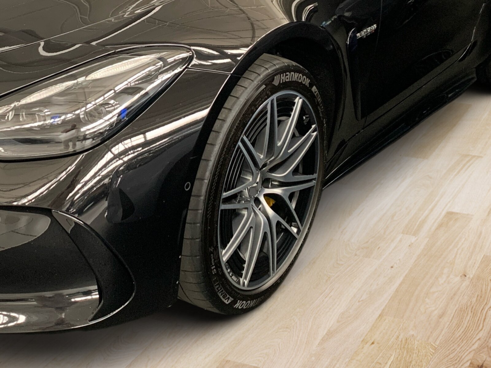 Ausstattungslinien und -Pakete:  AMG Aerodynamik-Paket,   AMG DYNAMIC PLUS Paket,   AMG Night-Paket:  ENERGIZING Paket Plus,   Fahrassistenz-Paket:  Laderaum-Paket,   Memory-Paket:  Memory Park-Assistent,   Park-Paket mit Remote-Parkfunktionen,   Premium Plus,   Spiegel-Paket:  USB-Paket PlusExterieur:  50,8 cm (20") AMG Leichtmetallräder im 10-Doppelspeichen-Design,   AIRPANEL,   AMG ACTIVE RIDE CONTROL Fahrwerk,   AMG Bremssättel gelb lackiert,   AMG Einstiegsleisten mit "AMG" Schriftzug, beleuchtet und mit Wechselcover,   AMG Heckflügel feststehend,   AMG Hinterachs-Sperrdifferenzial elektronisch,   AMG Motorlager dynamisch,   Außenspiegel elektrisch anklappbar:  Designschlüssel mit Chromapplikationen,   DIGITAL LIGHT mit Projektionsfunktion,   Fahrzeug mit Linkslenkung,   Hintere Sensoren für Spurhalte-Assistent,   Lichtinszenierung AMG (Seitenschweller mit Projektionsfunktion),   MAGIC VISION CONTROL,   Motor-Restwärmenutzung,   Motorsound-System (AMG Real Performance Sound),   Produktschutz Teilschutz,   Projektionsfunktion von Symbolen,   Radgroesse 20" Mischbereifung Variante 2 AMG,   SPEED+ - LOADINDEX 105 Y XL + 107 Y XL,   Steuer-Code - Funktion GSR-ISA,   Steuercode Demo Car,   Steuercode Demo Car MIG,   Steuercode Umstellung WLTP mit RDE,   Vorrüstung für Projektionsfunktion Animationen,   Vorrüstung für Projektionsfunktion Symbole,   Wärmedämmend dunkel getöntes GlasInterieur:  Ambientebeleuchtung:  AMG Lenkradtasten,   AMG Performance Lenkrad in Leder Nappa:  AMG Zierelemente in Schwarz hochglänzend,   Bedienungsanleitung und Serviceinformation - deutsch,   Beifahrersitz mit Gewichtserkennung,   Cupholder,   Fondsitze mit umklappbaren Sitzlehnen,   Klimatisierungsautomatik Thermotronic:  LEDER / NAPPA / SEMIANILIN,   MANUFAKTUR Innenhimmel Mikrofaser MICROCUT schwarz,   Multikontursitze für Fahrer und Beifahrer,   Sicherheitsgurte in Rot:  Sonnenblende ausziehbar,   Steckdose im KofferraumMultimedia:  AMG Track Pace:  Android Auto:  Apple CarPlay:  Burmester® Surround-Soundsystem:  Digitales Extra: Erweiterte Funktionen MBUX,   Digitales Extra: Festplatten-Navigation,   Digitales Extra: Remote Services Premium,   Digitales Extra: Smartphone Integration,   Digitales Extra: Vorrüstung für Live Traffic Information,   Digitales Extra: Vorrüstung für MBUX Entertainment Plus,   Digitales Extra: Vorrüstung für Navigationsdienste,   Digitales Radio:  Fahrerdisplay,   Head-Up Display:  Headunit Länderset für ECE (NTG 7),   Kabelloses Ladesystem für mobile Endgeräte vorn:  Kommunikationsmodul (LTE) für die Nutzung von Digitalen Extras,   MBUX Augmented Reality für Navigation:  MBUX Multimediasystem:  MBUX Navigation Premium,   Mercedes-Benz Notrufsystem:  Soundpersonalisierung,   Sprache Kombiinstrument - deutsch,   Techn. Kommunikationsmodulvariante für ECE,   Vorrüstung für digitalen Fahrzeugschlüssel für Smartphone,   Vorrüstung für digitales Radio:  Zentraldisplay:Komfort und Umwelt:  360°-Kamera:  Adaptiver Fernlicht-Assistent Plus:  Aktiver Geschwindigkeitslimit-Assistent:  Aktiver Park-Assistent:  Aktiver Spurhalte-Assistent:  Aktiver Spurwechselassistent,   AMG SPEEDSHIFT MCT 9G,   Ausweichunterstützung (Ausweichassistent),   Easy-Pack Heckklappe:  Erweitertes automatisches Wiederanfahren im Stau,   Fahrassistenz-System: Rettungsgassen-Assistent,   Hands-Free Access,   Hinterachslenkung:  i-Size Kindersitzbefestigung Beifahrersitz,   Innen- und Außenspiegel automatisch abblendend,   ISOFIX Kindersitzverankerungen:  KEYLESS-GO mit flächenbündigen Türgriffen,   KEYLESS-GO Start-Funktion:  Kraftstofftanksystem für EU6d-Norm:  Lenkradheizung:  MBUX Interieur-Assistent,   Nothalt-Assistent mit Hands-off Spurwechsel Software,   Panoramadach:  Passive Personenanwesenheitserinnerung,   Sitzklimatisierung für Fahrer und Beifahrer:  Streckenbasierte Geschwindigkeitsanpassung,   Verkehrszeichen-Assistent:Sicherheit:  AMG Hochleistungs- Verbundbremsanlage,   Deaktivierung Schließrückmeldung über Fanfare,   DISTRONIC PLUS inkl. BAS PLUS und PRE-SAFE® Bremse:  Distronic Plus Querunterstützung (DTR+Q),   Einbruch- und Diebstahlwarnanlage mit Vorrüstung für Kollisionserkennung:  Fingerabdrucksensor,   Fond-Sicherheitsgurt mit Gurtkraftbegrenzer,   Fondgurt-Statusanzeige im Instrumenten-Display,   GUARD 360° Fahrzeugschutz Plus,   Innenraumabsicherung,   Kneebag:  PRE-SAFE ® -System:  Rating Länderset EURO-NCAP,   Reifendruckkontrolle (RDK):  Sidebags:.