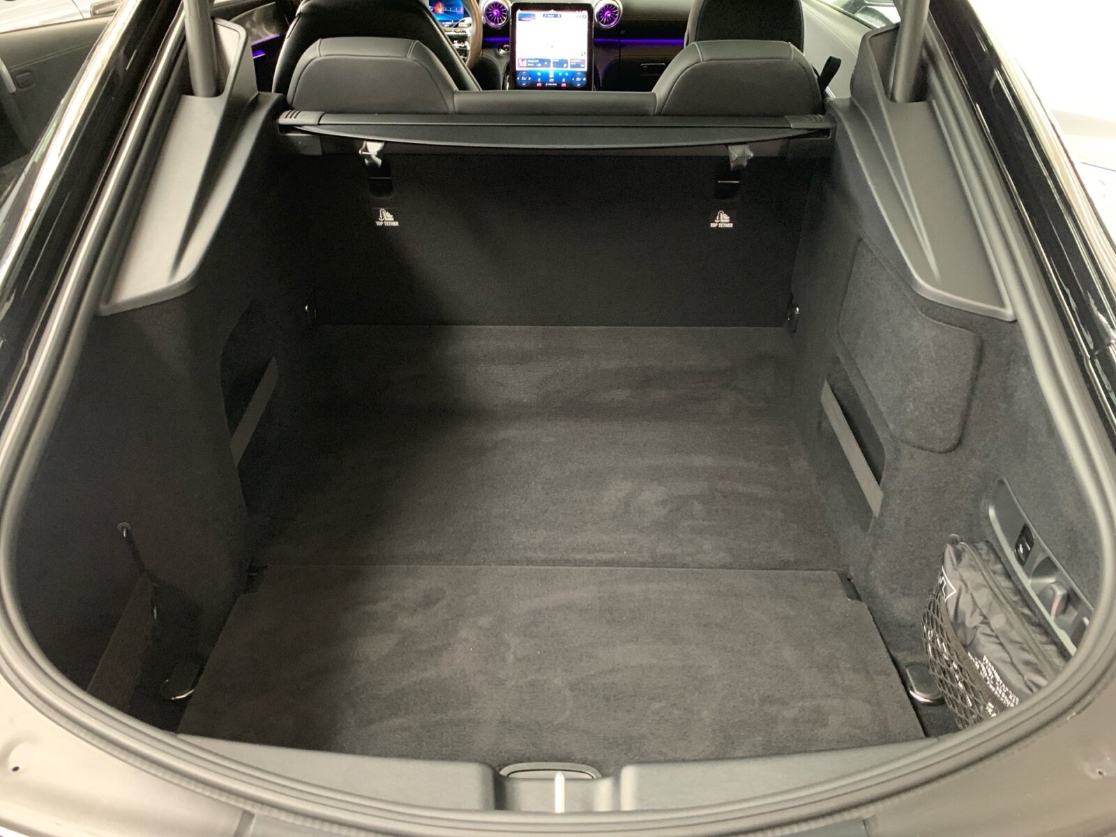 Ausstattungslinien und -Pakete:  AMG Aerodynamik-Paket,   AMG DYNAMIC PLUS Paket,   AMG Night-Paket:  ENERGIZING Paket Plus,   Fahrassistenz-Paket:  Laderaum-Paket,   Memory-Paket:  Memory Park-Assistent,   Park-Paket mit Remote-Parkfunktionen,   Premium Plus,   Spiegel-Paket:  USB-Paket PlusExterieur:  50,8 cm (20") AMG Leichtmetallräder im 10-Doppelspeichen-Design,   AIRPANEL,   AMG ACTIVE RIDE CONTROL Fahrwerk,   AMG Bremssättel gelb lackiert,   AMG Einstiegsleisten mit "AMG" Schriftzug, beleuchtet und mit Wechselcover,   AMG Heckflügel feststehend,   AMG Hinterachs-Sperrdifferenzial elektronisch,   AMG Motorlager dynamisch,   Außenspiegel elektrisch anklappbar:  Designschlüssel mit Chromapplikationen,   DIGITAL LIGHT mit Projektionsfunktion,   Fahrzeug mit Linkslenkung,   Hintere Sensoren für Spurhalte-Assistent,   Lichtinszenierung AMG (Seitenschweller mit Projektionsfunktion),   MAGIC VISION CONTROL,   Motor-Restwärmenutzung,   Motorsound-System (AMG Real Performance Sound),   Produktschutz Teilschutz,   Projektionsfunktion von Symbolen,   Radgroesse 20" Mischbereifung Variante 2 AMG,   SPEED+ - LOADINDEX 105 Y XL + 107 Y XL,   Steuer-Code - Funktion GSR-ISA,   Steuercode Demo Car,   Steuercode Demo Car MIG,   Steuercode Umstellung WLTP mit RDE,   Vorrüstung für Projektionsfunktion Animationen,   Vorrüstung für Projektionsfunktion Symbole,   Wärmedämmend dunkel getöntes GlasInterieur:  Ambientebeleuchtung:  AMG Lenkradtasten,   AMG Performance Lenkrad in Leder Nappa:  AMG Zierelemente in Schwarz hochglänzend,   Bedienungsanleitung und Serviceinformation - deutsch,   Beifahrersitz mit Gewichtserkennung,   Cupholder,   Fondsitze mit umklappbaren Sitzlehnen,   Klimatisierungsautomatik Thermotronic:  LEDER / NAPPA / SEMIANILIN,   MANUFAKTUR Innenhimmel Mikrofaser MICROCUT schwarz,   Multikontursitze für Fahrer und Beifahrer,   Sicherheitsgurte in Rot:  Sonnenblende ausziehbar,   Steckdose im KofferraumMultimedia:  AMG Track Pace:  Android Auto:  Apple CarPlay:  Burmester® Surround-Soundsystem:  Digitales Extra: Erweiterte Funktionen MBUX,   Digitales Extra: Festplatten-Navigation,   Digitales Extra: Remote Services Premium,   Digitales Extra: Smartphone Integration,   Digitales Extra: Vorrüstung für Live Traffic Information,   Digitales Extra: Vorrüstung für MBUX Entertainment Plus,   Digitales Extra: Vorrüstung für Navigationsdienste,   Digitales Radio:  Fahrerdisplay,   Head-Up Display:  Headunit Länderset für ECE (NTG 7),   Kabelloses Ladesystem für mobile Endgeräte vorn:  Kommunikationsmodul (LTE) für die Nutzung von Digitalen Extras,   MBUX Augmented Reality für Navigation:  MBUX Multimediasystem:  MBUX Navigation Premium,   Mercedes-Benz Notrufsystem:  Soundpersonalisierung,   Sprache Kombiinstrument - deutsch,   Techn. Kommunikationsmodulvariante für ECE,   Vorrüstung für digitalen Fahrzeugschlüssel für Smartphone,   Vorrüstung für digitales Radio:  Zentraldisplay:Komfort und Umwelt:  360°-Kamera:  Adaptiver Fernlicht-Assistent Plus:  Aktiver Geschwindigkeitslimit-Assistent:  Aktiver Park-Assistent:  Aktiver Spurhalte-Assistent:  Aktiver Spurwechselassistent,   AMG SPEEDSHIFT MCT 9G,   Ausweichunterstützung (Ausweichassistent),   Easy-Pack Heckklappe:  Erweitertes automatisches Wiederanfahren im Stau,   Fahrassistenz-System: Rettungsgassen-Assistent,   Hands-Free Access,   Hinterachslenkung:  i-Size Kindersitzbefestigung Beifahrersitz,   Innen- und Außenspiegel automatisch abblendend,   ISOFIX Kindersitzverankerungen:  KEYLESS-GO mit flächenbündigen Türgriffen,   KEYLESS-GO Start-Funktion:  Kraftstofftanksystem für EU6d-Norm:  Lenkradheizung:  MBUX Interieur-Assistent,   Nothalt-Assistent mit Hands-off Spurwechsel Software,   Panoramadach:  Passive Personenanwesenheitserinnerung,   Sitzklimatisierung für Fahrer und Beifahrer:  Streckenbasierte Geschwindigkeitsanpassung,   Verkehrszeichen-Assistent:Sicherheit:  AMG Hochleistungs- Verbundbremsanlage,   Deaktivierung Schließrückmeldung über Fanfare,   DISTRONIC PLUS inkl. BAS PLUS und PRE-SAFE® Bremse:  Distronic Plus Querunterstützung (DTR+Q),   Einbruch- und Diebstahlwarnanlage mit Vorrüstung für Kollisionserkennung:  Fingerabdrucksensor,   Fond-Sicherheitsgurt mit Gurtkraftbegrenzer,   Fondgurt-Statusanzeige im Instrumenten-Display,   GUARD 360° Fahrzeugschutz Plus,   Innenraumabsicherung,   Kneebag:  PRE-SAFE ® -System:  Rating Länderset EURO-NCAP,   Reifendruckkontrolle (RDK):  Sidebags:.