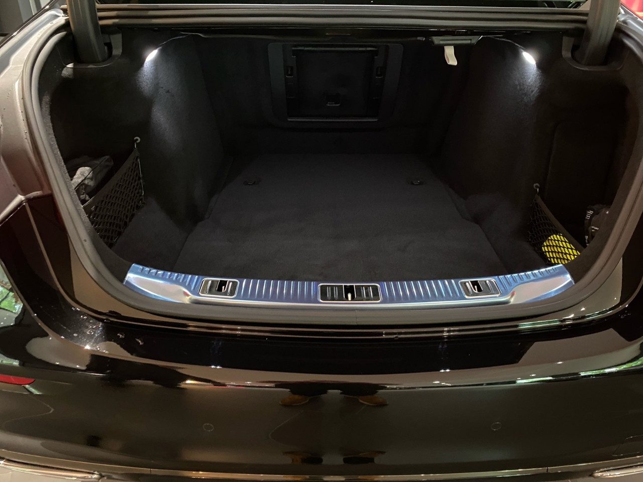 Getriebe: Automatikgetriebe 9 G-TRONIC, 9 G&auml;ngeAusstattungslinie: AMG Line Exterieur,  AMG Line InterieurAusstattungspakete: Exklusiv Paket Interieur,  AMG Sportpaket,  Komfort Paket: W&auml;rmekomfort-Paket, Sitzkomfort-Paket Fond,  Night-Paket,  RaucherpaketAssistenzsysteme: Head-up-Display HUD,  Fernlichtassistent,  Aktiver Park-Assistent inkl. PARKTRONIC,  Surround-Kamerasystem: Park-Paket mit 360&deg;-Kamera,  DISTRONIC PLUS,  Berganfahrhilfe,  Spracheingabesystem,  M&uuml;digkeitserkennung,  Aktiver Spurwechselassistent,  Aktiver Lenk-Assistent,  Fahrerassistenzpaket,  COLLISION PREVENTION ASSIST,  Verkehrszeichenerkennung m. Geschwindigkeitslimit-AssistentLicht und Sicht: Digital Light,  Tagfahrlicht,  Automatisch abblendende Innen- und Au&szlig;enspiegel,  W&auml;rmeschutzverglasung,  Heckrollo elekt.,  Ambientebeleuchtung mehrfarbig,  Lichtsensor,  MAGIC VISION CONTROLAudio &amp; Kommunikation: MBUX,  Navigationssystem,  Radio,  Multi-Funktions-Display,  Digitaler Radioempfang DAB,  Burmester Surround-Soundsystem,  USB Anschluss,  TV,  Handyvorbereitung,  Android Auto u. Apple CarPlay,  Kabelloses Laden f&uuml;r Handys,  WLAN HotspotKomfort: THERMOTRONIC 4-Zonen,  Panorama-Schiebedach,  Fahrersitz elektrisch,  Memoryfunktion Fahrersitz,  Sitzheizung vorn u. hinten,  Aktiv-Multikontursitze,  Armauflage  vorn und hinten,  Standheizung,  Servolenkung,  Lenks&auml;ule verstellbar,  HANDS-FREE ACCESS,  Start-Stopp System,  Zentralver. mit Fernbedienung,  Fensterheber elektrisch,  Automatisch &ouml;ffnende Heckklappe,  Sitzklimatisierung vorn/hinten,  VorklimatisierungInterieur: Sitze Leder Leder Exklusiv Nappa macchiatobeige / magmagrau,  Innenfarbe beige,  Fond-Entertainment,  Multifunktions-Sport-/Lederlenkrad,  Lenkradheizung,  Bordcomputer,  R&uuml;cksitze klappbar,  Durchladesystem,  Dekoreinlagen: H17 Zierelemente MANUFAKTUR Klavierlack schwarz flowing lines, 8U1 Eloxierte Zierleisten, Mittelkonsole Glasoptik schwarz, 735 Zierelemente-Paket Exklusiv,  Lenkrad-SchaltwippenExterieur: AIRMATIC DC,  Touchscreen Bedienung,  AMG Leichtmetallfelgen 21 Zoll,  Au&szlig;enspiegel elekt.,  Soft Close T&uuml;ren,  Reifenpannenset,  Notrufsystem,  Stauassistent,  Rettungsgassen-Assistent,  Fahrzeugpersonalisierung,  AllradlenkungAirbags: Mittelairbag vornSicherheit: i-Size Kindersitzbefestigung,  Fu&szlig;g&auml;ngerschutzsystem,  Fahrer- /Beifahrerairbag,  Seitenairbag vorn und hinten,  Fondairbags,  Knieairbag Fahrer,  Traktionskontrolle,  Elektr. Stabilit&auml;tsprogramm ESP,  Reifendruckkontrolle,  Wegfahrsperre,  Au&szlig;entemperatur Anzeige,  Antiblockiersystem ABS,  Bremsverschlei&szlig;anzeige,  Proaktives Insassenschutzsystem,  NotbremsassistentWeitere Ausstattung: 2S0 Digitales Extra: Individualisierungs-Paket,  223 Fondsitze elektrisch einstellbar inklusive Memory-Funktion,  Laderaum-Paket,  381 CI+BOX-Kartenleser,  U29 Bremsanlage mit gr&ouml;&szlig;eren Bremsscheiben,  Memory-Paket,  Memory-Paket Fond,  30U Projektionsfunktion f&uuml;r Linien,  561 Designgurtschl&ouml;sser vorn und hinten,  321 Fingerabdruck Scanner,  322 Nacken- und Schulterheizung im Fond,  43U Projektionsfunktion f&uuml;r Animationen,  U58 2 kabellose Kopfh&ouml;rer,  B05 Chromgriff und Edelstahlladekante,  297 Sonnenrollos elektrisch in den Fondt&uuml;ren links und rechts,  451 3D Fahrerdisplay,  ehem. MietfahrzeugSonstige Ma&szlig;e und Gewichte: Nutzlast: 675 kg,  zul&auml;ssiges Gesamtgewicht: 2.820 kg,  Kraftstofftank: 76l,  Radstand: 3.216 mm24 Monate Garantie ab Erstzulassung. Fahrzeug hat Haltedauer. Liefertermin in Abstimmung mit dem Verk&auml;ufer. Irrt&uuml;mer und &Auml;nderungen vorbehalten