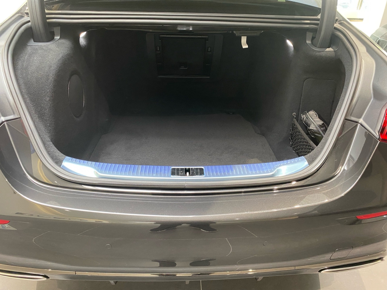 Getriebe: Automatikgetriebe 9 G-TRONIC, 9 G&auml;ngeAusstattungslinie: AMG Line Exterieur,  AMG Line InterieurAusstattungspakete: Exklusiv Paket Interieur,  AMG Sportpaket,  Komfort Paket: Sitzkomfort-Paket Fond, W&auml;rmekomfort-Paket,  Night-PaketAssistenzsysteme: Head-up-Display HUD,  Fernlichtassistent,  Aktiver Park-Assistent inkl. PARKTRONIC,  Surround-Kamerasystem: Park-Paket mit 360&deg;-Kamera,  DISTRONIC PLUS,  Berganfahrhilfe,  Spracheingabesystem,  M&uuml;digkeitserkennung,  Aktiver Spurwechselassistent,  Aktiver Lenk-Assistent,  Fahrerassistenzpaket,  COLLISION PREVENTION ASSIST,  Verkehrszeichenerkennung m. Geschwindigkeitslimit-AssistentLicht und Sicht: Digital Light,  Tagfahrlicht,  Automatisch abblendende Innen- und Au&szlig;enspiegel,  W&auml;rmeschutzverglasung,  Heckrollo elekt.,  Ambientebeleuchtung mehrfarbig,  beheizbare Frontscheibe,  Lichtsensor,  MAGIC VISION CONTROLAudio &amp; Kommunikation: MBUX,  Navigationssystem,  Radio,  Multi-Funktions-Display,  Digitaler Radioempfang DAB,  Burmester Surround-Soundsystem,  USB Anschluss,  TV,  Handyvorbereitung,  Android Auto u. Apple CarPlay,  Kabelloses Laden f&uuml;r Handys,  WLAN HotspotKomfort: THERMOTRONIC 4-Zonen,  Panorama-Schiebedach,  Fahrersitz elektrisch,  Memoryfunktion Fahrersitz,  Sitzheizung vorn u. hinten,  Aktiv-Multikontursitze,  Armauflage  vorn und hinten,  Standheizung,  Servolenkung,  Lenks&auml;ule verstellbar,  HANDS-FREE ACCESS,  Start-Stopp System,  Zentralver. mit Fernbedienung,  Fensterheber elektrisch,  Automatisch &ouml;ffnende Heckklappe,  Sitzklimatisierung vorn/hinten,  VorklimatisierungInterieur: Sitze Leder Leder Exklusiv Nappa macchiatobeige / magmagrau,  Innenfarbe beige,  Fond-Entertainment,  Multifunktions-Sport-/Lederlenkrad,  Lenkradheizung,  Bordcomputer,  R&uuml;cksitze klappbar,  Durchladesystem,  Dekoreinlagen: H17 Zierelemente MANUFAKTUR Klavierlack schwarz flowing lines, 8U1 Eloxierte Zierleisten, Mittelkonsole Glasoptik schwarz, 735 Zierelemente-Paket Exklusiv,  Lenkrad-SchaltwippenExterieur: AIRMATIC DC,  Touchscreen Bedienung,  AMG Leichtmetallfelgen 21 Zoll,  Au&szlig;enspiegel elekt.,  Soft Close T&uuml;ren,  Notrufsystem,  Stauassistent,  Rettungsgassen-Assistent,  Fahrzeugpersonalisierung,  AllradlenkungAirbags: Mittelairbag vornSicherheit: i-Size Kindersitzbefestigung,  Fu&szlig;g&auml;ngerschutzsystem,  Fahrer- /Beifahrerairbag,  Seitenairbag vorn und hinten,  Fondairbags,  Knieairbag Fahrer,  Traktionskontrolle,  Elektr. Stabilit&auml;tsprogramm ESP,  Reifendruckkontrolle,  Diebstahlwarnanlage,  Wegfahrsperre,  Au&szlig;entemperatur Anzeige,  Antiblockiersystem ABS,  Bremsverschlei&szlig;anzeige,  Proaktives Insassenschutzsystem,  NotbremsassistentWeitere Ausstattung: 2S0 Digitales Extra: Individualisierungs-Paket,  6U0 Digitales Extra: Sportlicher Motorsound,  590 Umfeldbeleuchtung mit animierter Projektion des Mercedes-Benz Pattern,  4-fach,  596 GUARD 360&deg; einbruchhemmendes Verbundsicherheitsglas mit W&auml;rme- und Ger&auml;uschd&auml;mmung,  236 Adaptive Fondbeleuchtung,  Chauffeur-Paket,  381 CI+BOX-Kartenleser,  Laderaum-Paket,  Memory-Paket Fond,  297 Sonnenrollos elektrisch in den Fondt&uuml;ren links und rechts,  97B Aktive Motorger&auml;uschkompensation,  P82 GUARD 360&deg; Fahrzeugschutz Plus mit Digitalen Extras,  30U Projektionsfunktion f&uuml;r Linien,  439 EASY ADJUST Komfortkopfst&uuml;tze f&uuml;r Fahrer und Beifahrer,  auf Beifahrerseite abklappbar,  561 Designgurtschl&ouml;sser vorn und hinten,  321 Fingerabdruck Scanner,  322 Nacken- und Schulterheizung im Fond,  43U Projektionsfunktion f&uuml;r Animationen,  326 Alternative Smartphone Position im Fond,  U58 2 kabellose Kopfh&ouml;rer,  PLA MANUFAKTUR Emblem-Paket platinfarben,  B05 Chromgriff und Edelstahlladekante,  451 3D Fahrerdisplay,  452 Chauffeur-Stellung Beifahrersitz,  Executive-Sitz,  223 Fondsitze elektrisch einstellbar inklusive Memory-Funktion,  First-Class Fond,  ehem. MietfahrzeugSonstige Ma&szlig;e und Gewichte: Nutzlast: 660 kg,  zul&auml;ssiges Gesamtgewicht: 2.820 kg,  Kraftstofftank: 76l,  Radstand: 3.216 mm24 Monate Garantie ab Erstzulassung. Fahrzeug hat Haltedauer. Liefertermin in Abstimmung mit dem Verk&auml;ufer. Irrt&uuml;mer und &Auml;nderungen vorbehalten