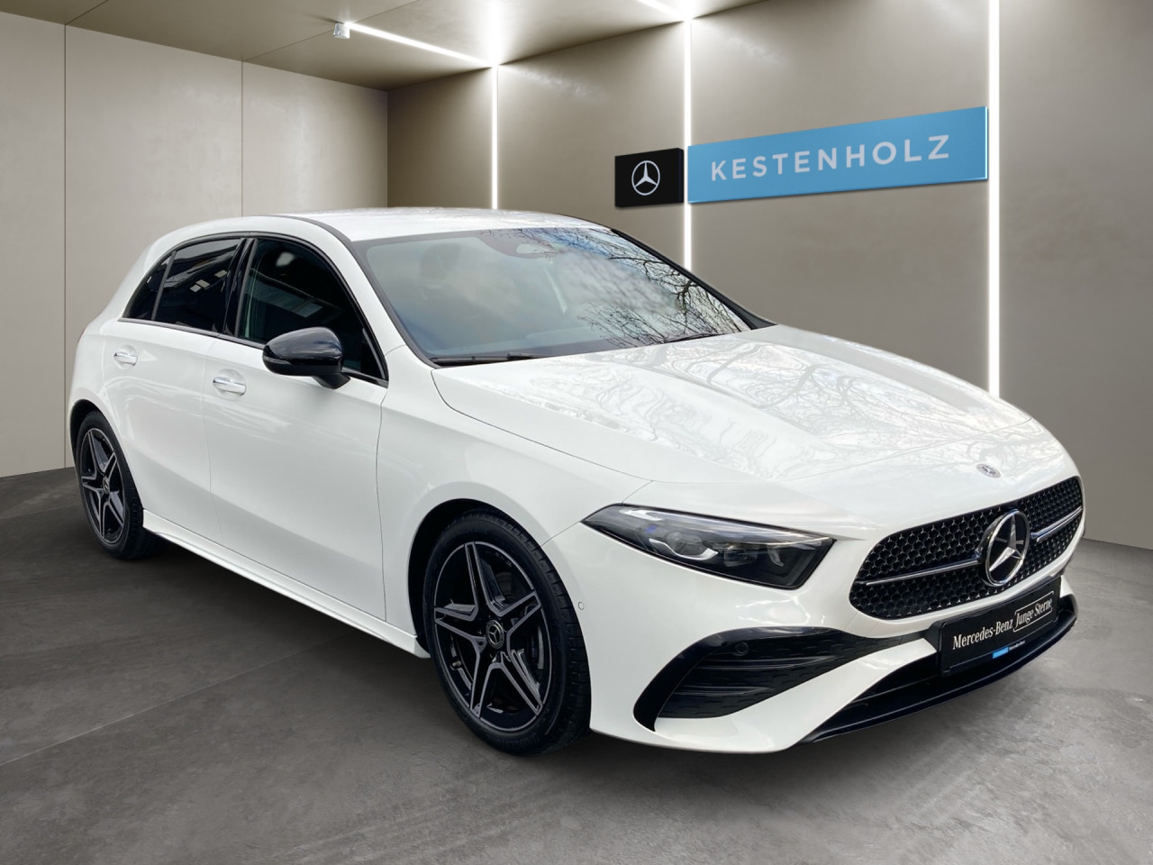 Getriebe: Automatikgetriebe 7G-DCT, 7 G&auml;ngeAusstattungslinie: AMG Line Exterieur: Advanced Plus,  AMG Line InterieurAusstattungspakete: Winterpaket,  AMG Sportpaket,  Komfort Paket: Sitzkomfort-Paket,  Night-Paket,  Licht- und Sichtpaket,  SpiegelpaketAssistenzsysteme: Fernlichtassistent,  Aktiver Park-Assistent inkl. PARKTRONIC,  R&uuml;ckfahrkamera,  Fahrlichtautomatik,  DISTRONIC,  Berganfahrhilfe,  Spracheingabesystem,  M&uuml;digkeitserkennung,  Spurhalteassistent,  Bremsassistent,  COLLISION PREVENTION ASSIST,  ATTENTION ASSIST,  VerkehrszeichenerkennungLicht und Sicht: Multibeam LED Scheinwerfer,  Tagfahrlicht,  Regensensor,  Automatisch abblendender Innenspiegel,  W&auml;rmeschutzverglasung,  Ambientebeleuchtung mehrfarbig,  LichtsensorAudio &amp; Kommunikation: MBUX,  Navigationssystem,  Radio,  Multi-Funktions-Display,  Digitaler Radioempfang DAB,  USB Anschluss,  Mercedes connect me,  Handyvorbereitung Bluetooth,  Android Auto u. Apple CarPlay,  Kabelloses Laden f&uuml;r Handys,  WLAN HotspotKomfort: Digitales Kombiinstrument,  Klimaautomatik,  Fahrersitz h&ouml;henverstellbar,  Lordosenst&uuml;tze Fahrer/Beifahrer,  Sitzheizung Fahrer/Beifahrer,  Sportsitze,  Armauflage hinten,  Direktlenkung,  Lenks&auml;ule verstellbar,  Keyless-Go,  Auto Start Stop Funktion,  Zentralver. mit Fernbedienung,  Fensterheber elektrisch,  Kopfst&uuml;tzen vorn und hinten,  DYNAMIC SELECT,  Getr&auml;nkehalter vornInterieur: Sitze Kunstleder Ledernachbildung ARTICO / Mikrofaser MICROCUT schwarz,  Innenfarbe schwarz,  Multifunktions-Sport-/Lederlenkrad,  Lenkradheizung,  Bordcomputer,  R&uuml;cksitze klappbar,  Dekoreinlagen: Zierelemente Aluminium mit L&auml;ngsschliff hell,  Bodenbelag Teppich,  Lenkrad-SchaltwippenExterieur: Touchscreen Bedienung,  Sportbremsanlage,  AMG Leichtmetallfelgen 18 Zoll,  Au&szlig;enspiegel elekt. anklappbar,  Reifenpannenset,  Notrufsystem,  FahrzeugpersonalisierungSicherheit: i-Size Kindersitzbefestigung,  Fu&szlig;g&auml;ngerschutzsystem,  Fahrer- /Beifahrerairbag,  Seitenairbag vorn,  Knieairbag Fahrer,  Traktionskontrolle,  Elektr. Stabilit&auml;tsprogramm ESP,  Reifendruckkontrolle,  Wegfahrsperre,  Au&szlig;entemperatur Anzeige,  Antiblockiersystem ABS,  Bremsverschlei&szlig;anzeige,  Notbremsassistent,  Totwinkel-AssistentWeitere Ausstattung: PDB Advanced-Plus-Paket mit  Digitalen Extras,  Gebrauchtwagensiegel: Junge SterneSonstige Ma&szlig;e und Gewichte: Nutzlast: 480 kg,  zul&auml;ssiges Gesamtgewicht: 1.865 kg,  Radstand: 2.729 mmIrrt&uuml;mer und &Auml;nderungen vorbehalten