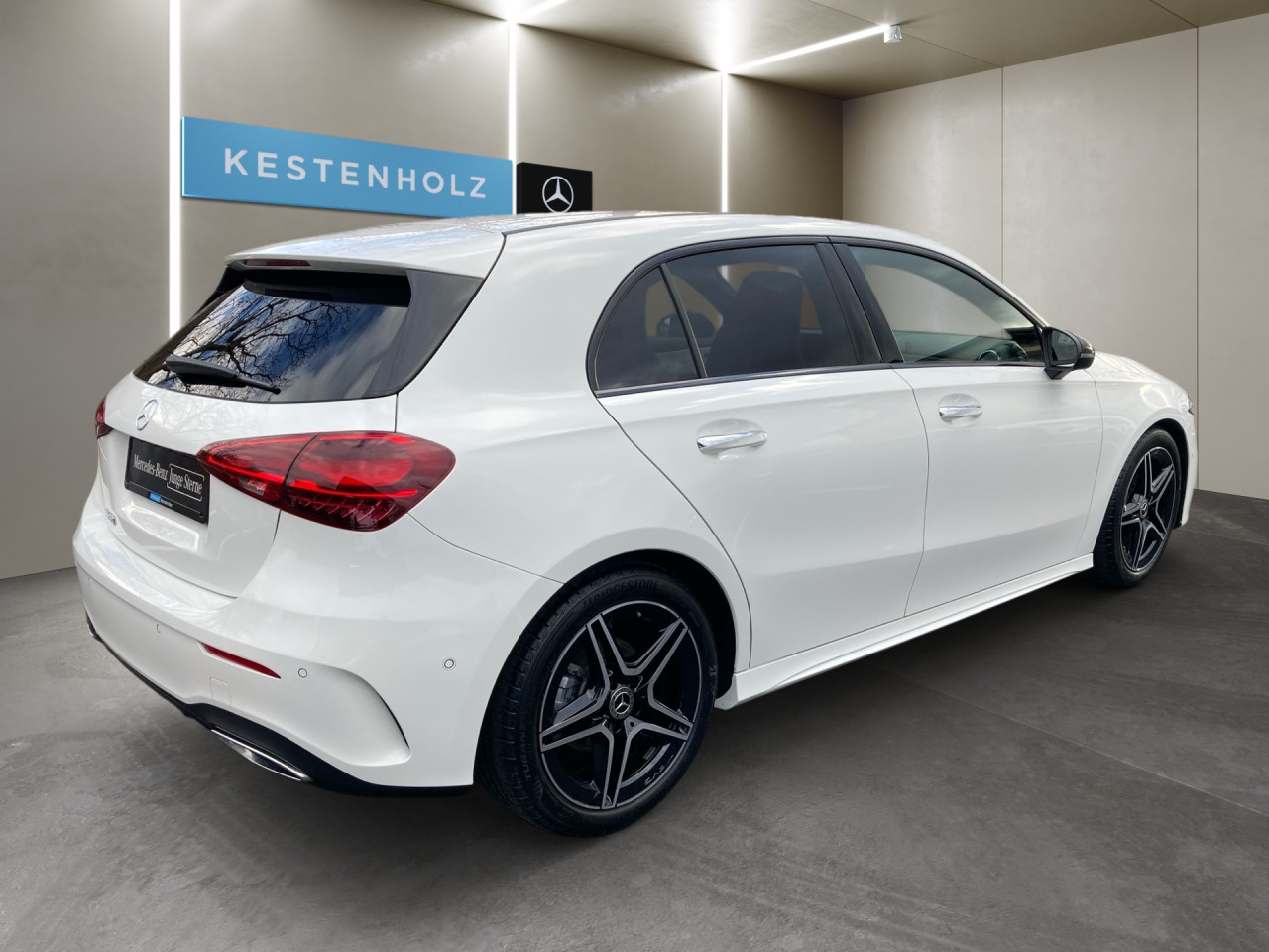 Getriebe: Automatikgetriebe 7G-DCT, 7 G&auml;ngeAusstattungslinie: AMG Line Exterieur: Advanced Plus,  AMG Line InterieurAusstattungspakete: Winterpaket,  AMG Sportpaket,  Komfort Paket: Sitzkomfort-Paket,  Night-Paket,  Licht- und Sichtpaket,  SpiegelpaketAssistenzsysteme: Fernlichtassistent,  Aktiver Park-Assistent inkl. PARKTRONIC,  R&uuml;ckfahrkamera,  Fahrlichtautomatik,  DISTRONIC,  Berganfahrhilfe,  Spracheingabesystem,  M&uuml;digkeitserkennung,  Spurhalteassistent,  Bremsassistent,  COLLISION PREVENTION ASSIST,  ATTENTION ASSIST,  VerkehrszeichenerkennungLicht und Sicht: Multibeam LED Scheinwerfer,  Tagfahrlicht,  Regensensor,  Automatisch abblendender Innenspiegel,  W&auml;rmeschutzverglasung,  Ambientebeleuchtung mehrfarbig,  LichtsensorAudio &amp; Kommunikation: MBUX,  Navigationssystem,  Radio,  Multi-Funktions-Display,  Digitaler Radioempfang DAB,  USB Anschluss,  Mercedes connect me,  Handyvorbereitung Bluetooth,  Android Auto u. Apple CarPlay,  Kabelloses Laden f&uuml;r Handys,  WLAN HotspotKomfort: Digitales Kombiinstrument,  Klimaautomatik,  Fahrersitz h&ouml;henverstellbar,  Lordosenst&uuml;tze Fahrer/Beifahrer,  Sitzheizung Fahrer/Beifahrer,  Sportsitze,  Armauflage hinten,  Direktlenkung,  Lenks&auml;ule verstellbar,  Keyless-Go,  Auto Start Stop Funktion,  Zentralver. mit Fernbedienung,  Fensterheber elektrisch,  Kopfst&uuml;tzen vorn und hinten,  DYNAMIC SELECT,  Getr&auml;nkehalter vornInterieur: Sitze Kunstleder Ledernachbildung ARTICO / Mikrofaser MICROCUT schwarz,  Innenfarbe schwarz,  Multifunktions-Sport-/Lederlenkrad,  Lenkradheizung,  Bordcomputer,  R&uuml;cksitze klappbar,  Dekoreinlagen: Zierelemente Aluminium mit L&auml;ngsschliff hell,  Bodenbelag Teppich,  Lenkrad-SchaltwippenExterieur: Touchscreen Bedienung,  Sportbremsanlage,  AMG Leichtmetallfelgen 18 Zoll,  Au&szlig;enspiegel elekt. anklappbar,  Reifenpannenset,  Notrufsystem,  FahrzeugpersonalisierungSicherheit: i-Size Kindersitzbefestigung,  Fu&szlig;g&auml;ngerschutzsystem,  Fahrer- /Beifahrerairbag,  Seitenairbag vorn,  Knieairbag Fahrer,  Traktionskontrolle,  Elektr. Stabilit&auml;tsprogramm ESP,  Reifendruckkontrolle,  Wegfahrsperre,  Au&szlig;entemperatur Anzeige,  Antiblockiersystem ABS,  Bremsverschlei&szlig;anzeige,  Notbremsassistent,  Totwinkel-AssistentWeitere Ausstattung: PDB Advanced-Plus-Paket mit  Digitalen Extras,  Gebrauchtwagensiegel: Junge SterneSonstige Ma&szlig;e und Gewichte: Nutzlast: 480 kg,  zul&auml;ssiges Gesamtgewicht: 1.865 kg,  Radstand: 2.729 mmIrrt&uuml;mer und &Auml;nderungen vorbehalten