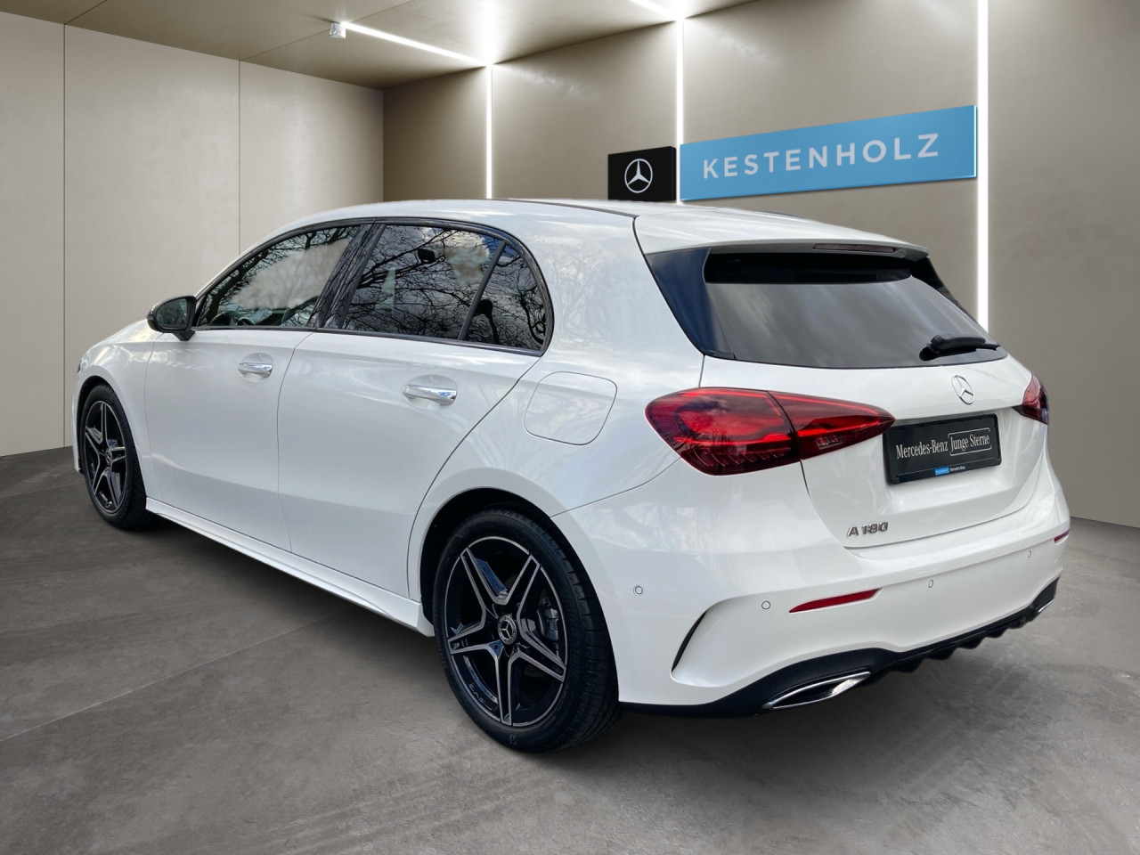 Getriebe: Automatikgetriebe 7G-DCT, 7 G&auml;ngeAusstattungslinie: AMG Line Exterieur: Advanced Plus,  AMG Line InterieurAusstattungspakete: Winterpaket,  AMG Sportpaket,  Komfort Paket: Sitzkomfort-Paket,  Night-Paket,  Licht- und Sichtpaket,  SpiegelpaketAssistenzsysteme: Fernlichtassistent,  Aktiver Park-Assistent inkl. PARKTRONIC,  R&uuml;ckfahrkamera,  Fahrlichtautomatik,  DISTRONIC,  Berganfahrhilfe,  Spracheingabesystem,  M&uuml;digkeitserkennung,  Spurhalteassistent,  Bremsassistent,  COLLISION PREVENTION ASSIST,  ATTENTION ASSIST,  VerkehrszeichenerkennungLicht und Sicht: Multibeam LED Scheinwerfer,  Tagfahrlicht,  Regensensor,  Automatisch abblendender Innenspiegel,  W&auml;rmeschutzverglasung,  Ambientebeleuchtung mehrfarbig,  LichtsensorAudio &amp; Kommunikation: MBUX,  Navigationssystem,  Radio,  Multi-Funktions-Display,  Digitaler Radioempfang DAB,  USB Anschluss,  Mercedes connect me,  Handyvorbereitung Bluetooth,  Android Auto u. Apple CarPlay,  Kabelloses Laden f&uuml;r Handys,  WLAN HotspotKomfort: Digitales Kombiinstrument,  Klimaautomatik,  Fahrersitz h&ouml;henverstellbar,  Lordosenst&uuml;tze Fahrer/Beifahrer,  Sitzheizung Fahrer/Beifahrer,  Sportsitze,  Armauflage hinten,  Direktlenkung,  Lenks&auml;ule verstellbar,  Keyless-Go,  Auto Start Stop Funktion,  Zentralver. mit Fernbedienung,  Fensterheber elektrisch,  Kopfst&uuml;tzen vorn und hinten,  DYNAMIC SELECT,  Getr&auml;nkehalter vornInterieur: Sitze Kunstleder Ledernachbildung ARTICO / Mikrofaser MICROCUT schwarz,  Innenfarbe schwarz,  Multifunktions-Sport-/Lederlenkrad,  Lenkradheizung,  Bordcomputer,  R&uuml;cksitze klappbar,  Dekoreinlagen: Zierelemente Aluminium mit L&auml;ngsschliff hell,  Bodenbelag Teppich,  Lenkrad-SchaltwippenExterieur: Touchscreen Bedienung,  Sportbremsanlage,  AMG Leichtmetallfelgen 18 Zoll,  Au&szlig;enspiegel elekt. anklappbar,  Reifenpannenset,  Notrufsystem,  FahrzeugpersonalisierungSicherheit: i-Size Kindersitzbefestigung,  Fu&szlig;g&auml;ngerschutzsystem,  Fahrer- /Beifahrerairbag,  Seitenairbag vorn,  Knieairbag Fahrer,  Traktionskontrolle,  Elektr. Stabilit&auml;tsprogramm ESP,  Reifendruckkontrolle,  Wegfahrsperre,  Au&szlig;entemperatur Anzeige,  Antiblockiersystem ABS,  Bremsverschlei&szlig;anzeige,  Notbremsassistent,  Totwinkel-AssistentWeitere Ausstattung: PDB Advanced-Plus-Paket mit  Digitalen Extras,  Gebrauchtwagensiegel: Junge SterneSonstige Ma&szlig;e und Gewichte: Nutzlast: 480 kg,  zul&auml;ssiges Gesamtgewicht: 1.865 kg,  Radstand: 2.729 mmIrrt&uuml;mer und &Auml;nderungen vorbehalten