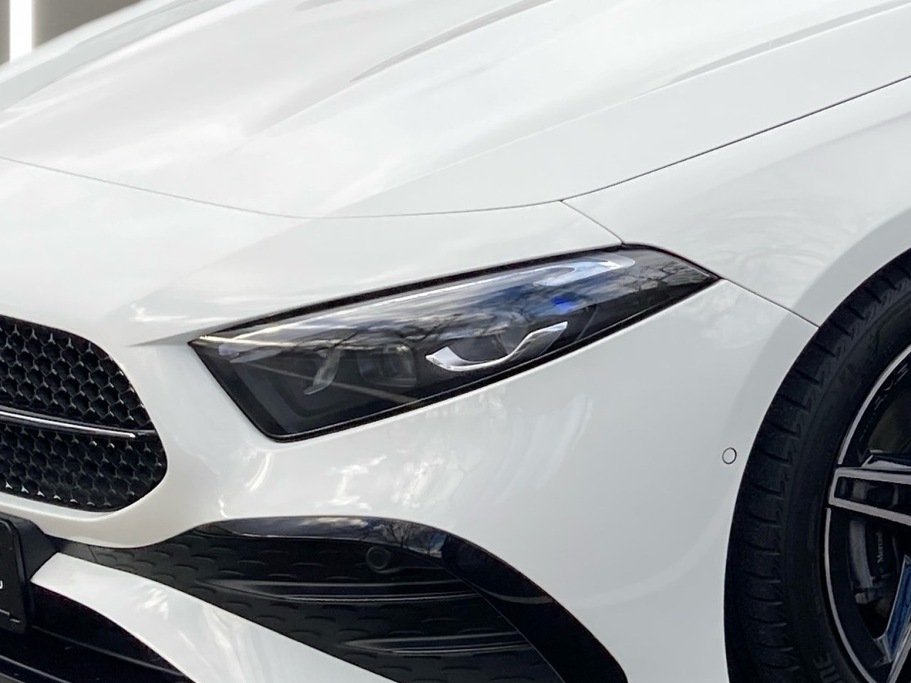 Getriebe: Automatikgetriebe 7G-DCT, 7 G&auml;ngeAusstattungslinie: AMG Line Exterieur: Advanced Plus,  AMG Line InterieurAusstattungspakete: Winterpaket,  AMG Sportpaket,  Komfort Paket: Sitzkomfort-Paket,  Night-Paket,  Licht- und Sichtpaket,  SpiegelpaketAssistenzsysteme: Fernlichtassistent,  Aktiver Park-Assistent inkl. PARKTRONIC,  R&uuml;ckfahrkamera,  Fahrlichtautomatik,  DISTRONIC,  Berganfahrhilfe,  Spracheingabesystem,  M&uuml;digkeitserkennung,  Spurhalteassistent,  Bremsassistent,  COLLISION PREVENTION ASSIST,  ATTENTION ASSIST,  VerkehrszeichenerkennungLicht und Sicht: Multibeam LED Scheinwerfer,  Tagfahrlicht,  Regensensor,  Automatisch abblendender Innenspiegel,  W&auml;rmeschutzverglasung,  Ambientebeleuchtung mehrfarbig,  LichtsensorAudio &amp; Kommunikation: MBUX,  Navigationssystem,  Radio,  Multi-Funktions-Display,  Digitaler Radioempfang DAB,  USB Anschluss,  Mercedes connect me,  Handyvorbereitung Bluetooth,  Android Auto u. Apple CarPlay,  Kabelloses Laden f&uuml;r Handys,  WLAN HotspotKomfort: Digitales Kombiinstrument,  Klimaautomatik,  Fahrersitz h&ouml;henverstellbar,  Lordosenst&uuml;tze Fahrer/Beifahrer,  Sitzheizung Fahrer/Beifahrer,  Sportsitze,  Armauflage hinten,  Direktlenkung,  Lenks&auml;ule verstellbar,  Keyless-Go,  Auto Start Stop Funktion,  Zentralver. mit Fernbedienung,  Fensterheber elektrisch,  Kopfst&uuml;tzen vorn und hinten,  DYNAMIC SELECT,  Getr&auml;nkehalter vornInterieur: Sitze Kunstleder Ledernachbildung ARTICO / Mikrofaser MICROCUT schwarz,  Innenfarbe schwarz,  Multifunktions-Sport-/Lederlenkrad,  Lenkradheizung,  Bordcomputer,  R&uuml;cksitze klappbar,  Dekoreinlagen: Zierelemente Aluminium mit L&auml;ngsschliff hell,  Bodenbelag Teppich,  Lenkrad-SchaltwippenExterieur: Touchscreen Bedienung,  Sportbremsanlage,  AMG Leichtmetallfelgen 18 Zoll,  Au&szlig;enspiegel elekt. anklappbar,  Reifenpannenset,  Notrufsystem,  FahrzeugpersonalisierungSicherheit: i-Size Kindersitzbefestigung,  Fu&szlig;g&auml;ngerschutzsystem,  Fahrer- /Beifahrerairbag,  Seitenairbag vorn,  Knieairbag Fahrer,  Traktionskontrolle,  Elektr. Stabilit&auml;tsprogramm ESP,  Reifendruckkontrolle,  Wegfahrsperre,  Au&szlig;entemperatur Anzeige,  Antiblockiersystem ABS,  Bremsverschlei&szlig;anzeige,  Notbremsassistent,  Totwinkel-AssistentWeitere Ausstattung: PDB Advanced-Plus-Paket mit  Digitalen Extras,  Gebrauchtwagensiegel: Junge SterneSonstige Ma&szlig;e und Gewichte: Nutzlast: 480 kg,  zul&auml;ssiges Gesamtgewicht: 1.865 kg,  Radstand: 2.729 mmIrrt&uuml;mer und &Auml;nderungen vorbehalten