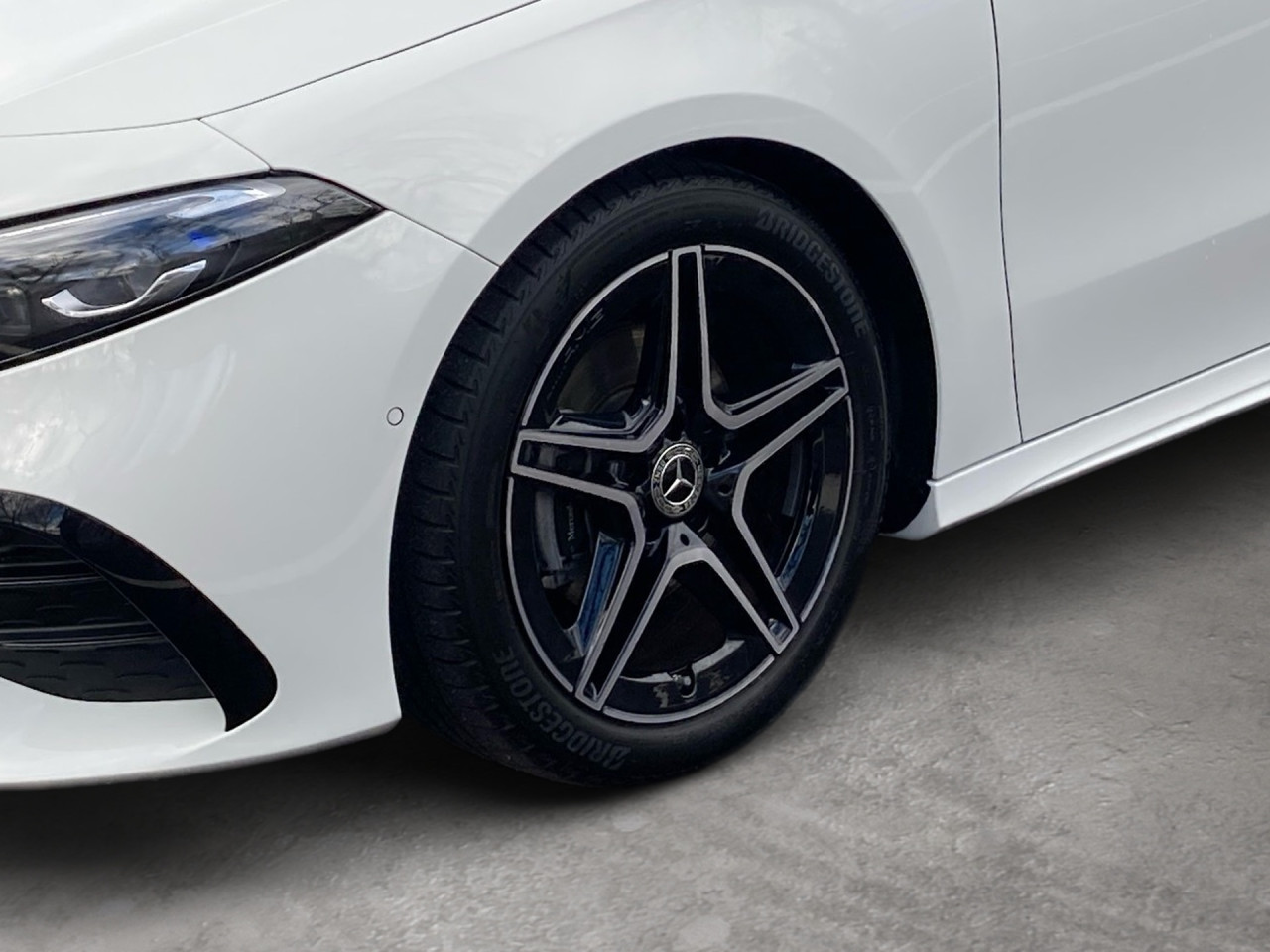 Getriebe: Automatikgetriebe 7G-DCT, 7 G&auml;ngeAusstattungslinie: AMG Line Exterieur: Advanced Plus,  AMG Line InterieurAusstattungspakete: Winterpaket,  AMG Sportpaket,  Komfort Paket: Sitzkomfort-Paket,  Night-Paket,  Licht- und Sichtpaket,  SpiegelpaketAssistenzsysteme: Fernlichtassistent,  Aktiver Park-Assistent inkl. PARKTRONIC,  R&uuml;ckfahrkamera,  Fahrlichtautomatik,  DISTRONIC,  Berganfahrhilfe,  Spracheingabesystem,  M&uuml;digkeitserkennung,  Spurhalteassistent,  Bremsassistent,  COLLISION PREVENTION ASSIST,  ATTENTION ASSIST,  VerkehrszeichenerkennungLicht und Sicht: Multibeam LED Scheinwerfer,  Tagfahrlicht,  Regensensor,  Automatisch abblendender Innenspiegel,  W&auml;rmeschutzverglasung,  Ambientebeleuchtung mehrfarbig,  LichtsensorAudio &amp; Kommunikation: MBUX,  Navigationssystem,  Radio,  Multi-Funktions-Display,  Digitaler Radioempfang DAB,  USB Anschluss,  Mercedes connect me,  Handyvorbereitung Bluetooth,  Android Auto u. Apple CarPlay,  Kabelloses Laden f&uuml;r Handys,  WLAN HotspotKomfort: Digitales Kombiinstrument,  Klimaautomatik,  Fahrersitz h&ouml;henverstellbar,  Lordosenst&uuml;tze Fahrer/Beifahrer,  Sitzheizung Fahrer/Beifahrer,  Sportsitze,  Armauflage hinten,  Direktlenkung,  Lenks&auml;ule verstellbar,  Keyless-Go,  Auto Start Stop Funktion,  Zentralver. mit Fernbedienung,  Fensterheber elektrisch,  Kopfst&uuml;tzen vorn und hinten,  DYNAMIC SELECT,  Getr&auml;nkehalter vornInterieur: Sitze Kunstleder Ledernachbildung ARTICO / Mikrofaser MICROCUT schwarz,  Innenfarbe schwarz,  Multifunktions-Sport-/Lederlenkrad,  Lenkradheizung,  Bordcomputer,  R&uuml;cksitze klappbar,  Dekoreinlagen: Zierelemente Aluminium mit L&auml;ngsschliff hell,  Bodenbelag Teppich,  Lenkrad-SchaltwippenExterieur: Touchscreen Bedienung,  Sportbremsanlage,  AMG Leichtmetallfelgen 18 Zoll,  Au&szlig;enspiegel elekt. anklappbar,  Reifenpannenset,  Notrufsystem,  FahrzeugpersonalisierungSicherheit: i-Size Kindersitzbefestigung,  Fu&szlig;g&auml;ngerschutzsystem,  Fahrer- /Beifahrerairbag,  Seitenairbag vorn,  Knieairbag Fahrer,  Traktionskontrolle,  Elektr. Stabilit&auml;tsprogramm ESP,  Reifendruckkontrolle,  Wegfahrsperre,  Au&szlig;entemperatur Anzeige,  Antiblockiersystem ABS,  Bremsverschlei&szlig;anzeige,  Notbremsassistent,  Totwinkel-AssistentWeitere Ausstattung: PDB Advanced-Plus-Paket mit  Digitalen Extras,  Gebrauchtwagensiegel: Junge SterneSonstige Ma&szlig;e und Gewichte: Nutzlast: 480 kg,  zul&auml;ssiges Gesamtgewicht: 1.865 kg,  Radstand: 2.729 mmIrrt&uuml;mer und &Auml;nderungen vorbehalten