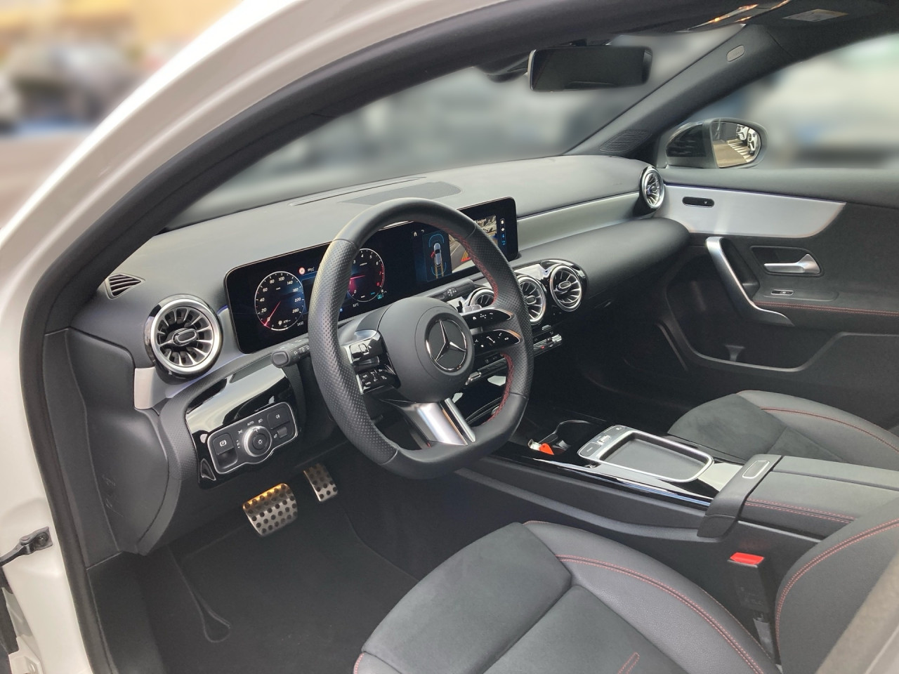 Getriebe: Automatikgetriebe 7G-DCT, 7 G&auml;ngeAusstattungslinie: AMG Line Exterieur: Advanced Plus,  AMG Line InterieurAusstattungspakete: Winterpaket,  AMG Sportpaket,  Komfort Paket: Sitzkomfort-Paket,  Night-Paket,  Licht- und Sichtpaket,  SpiegelpaketAssistenzsysteme: Fernlichtassistent,  Aktiver Park-Assistent inkl. PARKTRONIC,  R&uuml;ckfahrkamera,  Fahrlichtautomatik,  DISTRONIC,  Berganfahrhilfe,  Spracheingabesystem,  M&uuml;digkeitserkennung,  Spurhalteassistent,  Bremsassistent,  COLLISION PREVENTION ASSIST,  ATTENTION ASSIST,  VerkehrszeichenerkennungLicht und Sicht: Multibeam LED Scheinwerfer,  Tagfahrlicht,  Regensensor,  Automatisch abblendender Innenspiegel,  W&auml;rmeschutzverglasung,  Ambientebeleuchtung mehrfarbig,  LichtsensorAudio &amp; Kommunikation: MBUX,  Navigationssystem,  Radio,  Multi-Funktions-Display,  Digitaler Radioempfang DAB,  USB Anschluss,  Mercedes connect me,  Handyvorbereitung Bluetooth,  Android Auto u. Apple CarPlay,  Kabelloses Laden f&uuml;r Handys,  WLAN HotspotKomfort: Digitales Kombiinstrument,  Klimaautomatik,  Fahrersitz h&ouml;henverstellbar,  Lordosenst&uuml;tze Fahrer/Beifahrer,  Sitzheizung Fahrer/Beifahrer,  Sportsitze,  Armauflage hinten,  Direktlenkung,  Lenks&auml;ule verstellbar,  Keyless-Go,  Auto Start Stop Funktion,  Zentralver. mit Fernbedienung,  Fensterheber elektrisch,  Kopfst&uuml;tzen vorn und hinten,  DYNAMIC SELECT,  Getr&auml;nkehalter vornInterieur: Sitze Kunstleder Ledernachbildung ARTICO / Mikrofaser MICROCUT schwarz,  Innenfarbe schwarz,  Multifunktions-Sport-/Lederlenkrad,  Lenkradheizung,  Bordcomputer,  R&uuml;cksitze klappbar,  Dekoreinlagen: Zierelemente Aluminium mit L&auml;ngsschliff hell,  Bodenbelag Teppich,  Lenkrad-SchaltwippenExterieur: Touchscreen Bedienung,  Sportbremsanlage,  AMG Leichtmetallfelgen 18 Zoll,  Au&szlig;enspiegel elekt. anklappbar,  Reifenpannenset,  Notrufsystem,  FahrzeugpersonalisierungSicherheit: i-Size Kindersitzbefestigung,  Fu&szlig;g&auml;ngerschutzsystem,  Fahrer- /Beifahrerairbag,  Seitenairbag vorn,  Knieairbag Fahrer,  Traktionskontrolle,  Elektr. Stabilit&auml;tsprogramm ESP,  Reifendruckkontrolle,  Wegfahrsperre,  Au&szlig;entemperatur Anzeige,  Antiblockiersystem ABS,  Bremsverschlei&szlig;anzeige,  Notbremsassistent,  Totwinkel-AssistentWeitere Ausstattung: PDB Advanced-Plus-Paket mit  Digitalen Extras,  Gebrauchtwagensiegel: Junge SterneSonstige Ma&szlig;e und Gewichte: Nutzlast: 480 kg,  zul&auml;ssiges Gesamtgewicht: 1.865 kg,  Radstand: 2.729 mmIrrt&uuml;mer und &Auml;nderungen vorbehalten
