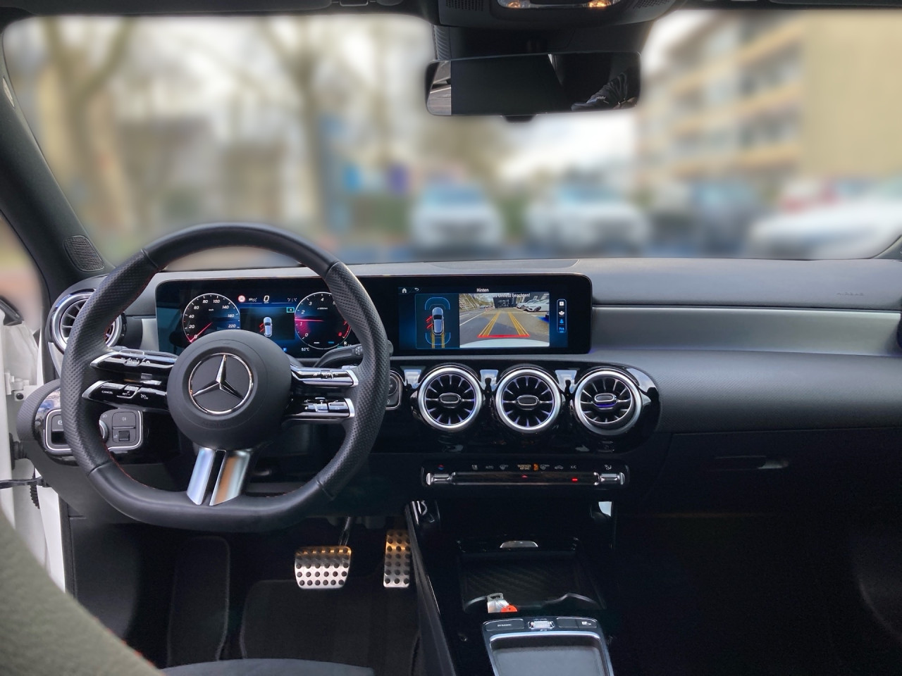 Getriebe: Automatikgetriebe 7G-DCT, 7 G&auml;ngeAusstattungslinie: AMG Line Exterieur: Advanced Plus,  AMG Line InterieurAusstattungspakete: Winterpaket,  AMG Sportpaket,  Komfort Paket: Sitzkomfort-Paket,  Night-Paket,  Licht- und Sichtpaket,  SpiegelpaketAssistenzsysteme: Fernlichtassistent,  Aktiver Park-Assistent inkl. PARKTRONIC,  R&uuml;ckfahrkamera,  Fahrlichtautomatik,  DISTRONIC,  Berganfahrhilfe,  Spracheingabesystem,  M&uuml;digkeitserkennung,  Spurhalteassistent,  Bremsassistent,  COLLISION PREVENTION ASSIST,  ATTENTION ASSIST,  VerkehrszeichenerkennungLicht und Sicht: Multibeam LED Scheinwerfer,  Tagfahrlicht,  Regensensor,  Automatisch abblendender Innenspiegel,  W&auml;rmeschutzverglasung,  Ambientebeleuchtung mehrfarbig,  LichtsensorAudio &amp; Kommunikation: MBUX,  Navigationssystem,  Radio,  Multi-Funktions-Display,  Digitaler Radioempfang DAB,  USB Anschluss,  Mercedes connect me,  Handyvorbereitung Bluetooth,  Android Auto u. Apple CarPlay,  Kabelloses Laden f&uuml;r Handys,  WLAN HotspotKomfort: Digitales Kombiinstrument,  Klimaautomatik,  Fahrersitz h&ouml;henverstellbar,  Lordosenst&uuml;tze Fahrer/Beifahrer,  Sitzheizung Fahrer/Beifahrer,  Sportsitze,  Armauflage hinten,  Direktlenkung,  Lenks&auml;ule verstellbar,  Keyless-Go,  Auto Start Stop Funktion,  Zentralver. mit Fernbedienung,  Fensterheber elektrisch,  Kopfst&uuml;tzen vorn und hinten,  DYNAMIC SELECT,  Getr&auml;nkehalter vornInterieur: Sitze Kunstleder Ledernachbildung ARTICO / Mikrofaser MICROCUT schwarz,  Innenfarbe schwarz,  Multifunktions-Sport-/Lederlenkrad,  Lenkradheizung,  Bordcomputer,  R&uuml;cksitze klappbar,  Dekoreinlagen: Zierelemente Aluminium mit L&auml;ngsschliff hell,  Bodenbelag Teppich,  Lenkrad-SchaltwippenExterieur: Touchscreen Bedienung,  Sportbremsanlage,  AMG Leichtmetallfelgen 18 Zoll,  Au&szlig;enspiegel elekt. anklappbar,  Reifenpannenset,  Notrufsystem,  FahrzeugpersonalisierungSicherheit: i-Size Kindersitzbefestigung,  Fu&szlig;g&auml;ngerschutzsystem,  Fahrer- /Beifahrerairbag,  Seitenairbag vorn,  Knieairbag Fahrer,  Traktionskontrolle,  Elektr. Stabilit&auml;tsprogramm ESP,  Reifendruckkontrolle,  Wegfahrsperre,  Au&szlig;entemperatur Anzeige,  Antiblockiersystem ABS,  Bremsverschlei&szlig;anzeige,  Notbremsassistent,  Totwinkel-AssistentWeitere Ausstattung: PDB Advanced-Plus-Paket mit  Digitalen Extras,  Gebrauchtwagensiegel: Junge SterneSonstige Ma&szlig;e und Gewichte: Nutzlast: 480 kg,  zul&auml;ssiges Gesamtgewicht: 1.865 kg,  Radstand: 2.729 mmIrrt&uuml;mer und &Auml;nderungen vorbehalten
