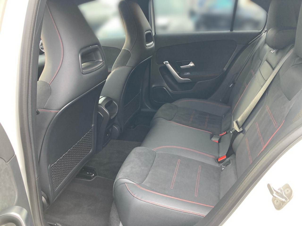 Getriebe: Automatikgetriebe 7G-DCT, 7 G&auml;ngeAusstattungslinie: AMG Line Exterieur: Advanced Plus,  AMG Line InterieurAusstattungspakete: Winterpaket,  AMG Sportpaket,  Komfort Paket: Sitzkomfort-Paket,  Night-Paket,  Licht- und Sichtpaket,  SpiegelpaketAssistenzsysteme: Fernlichtassistent,  Aktiver Park-Assistent inkl. PARKTRONIC,  R&uuml;ckfahrkamera,  Fahrlichtautomatik,  DISTRONIC,  Berganfahrhilfe,  Spracheingabesystem,  M&uuml;digkeitserkennung,  Spurhalteassistent,  Bremsassistent,  COLLISION PREVENTION ASSIST,  ATTENTION ASSIST,  VerkehrszeichenerkennungLicht und Sicht: Multibeam LED Scheinwerfer,  Tagfahrlicht,  Regensensor,  Automatisch abblendender Innenspiegel,  W&auml;rmeschutzverglasung,  Ambientebeleuchtung mehrfarbig,  LichtsensorAudio &amp; Kommunikation: MBUX,  Navigationssystem,  Radio,  Multi-Funktions-Display,  Digitaler Radioempfang DAB,  USB Anschluss,  Mercedes connect me,  Handyvorbereitung Bluetooth,  Android Auto u. Apple CarPlay,  Kabelloses Laden f&uuml;r Handys,  WLAN HotspotKomfort: Digitales Kombiinstrument,  Klimaautomatik,  Fahrersitz h&ouml;henverstellbar,  Lordosenst&uuml;tze Fahrer/Beifahrer,  Sitzheizung Fahrer/Beifahrer,  Sportsitze,  Armauflage hinten,  Direktlenkung,  Lenks&auml;ule verstellbar,  Keyless-Go,  Auto Start Stop Funktion,  Zentralver. mit Fernbedienung,  Fensterheber elektrisch,  Kopfst&uuml;tzen vorn und hinten,  DYNAMIC SELECT,  Getr&auml;nkehalter vornInterieur: Sitze Kunstleder Ledernachbildung ARTICO / Mikrofaser MICROCUT schwarz,  Innenfarbe schwarz,  Multifunktions-Sport-/Lederlenkrad,  Lenkradheizung,  Bordcomputer,  R&uuml;cksitze klappbar,  Dekoreinlagen: Zierelemente Aluminium mit L&auml;ngsschliff hell,  Bodenbelag Teppich,  Lenkrad-SchaltwippenExterieur: Touchscreen Bedienung,  Sportbremsanlage,  AMG Leichtmetallfelgen 18 Zoll,  Au&szlig;enspiegel elekt. anklappbar,  Reifenpannenset,  Notrufsystem,  FahrzeugpersonalisierungSicherheit: i-Size Kindersitzbefestigung,  Fu&szlig;g&auml;ngerschutzsystem,  Fahrer- /Beifahrerairbag,  Seitenairbag vorn,  Knieairbag Fahrer,  Traktionskontrolle,  Elektr. Stabilit&auml;tsprogramm ESP,  Reifendruckkontrolle,  Wegfahrsperre,  Au&szlig;entemperatur Anzeige,  Antiblockiersystem ABS,  Bremsverschlei&szlig;anzeige,  Notbremsassistent,  Totwinkel-AssistentWeitere Ausstattung: PDB Advanced-Plus-Paket mit  Digitalen Extras,  Gebrauchtwagensiegel: Junge SterneSonstige Ma&szlig;e und Gewichte: Nutzlast: 480 kg,  zul&auml;ssiges Gesamtgewicht: 1.865 kg,  Radstand: 2.729 mmIrrt&uuml;mer und &Auml;nderungen vorbehalten
