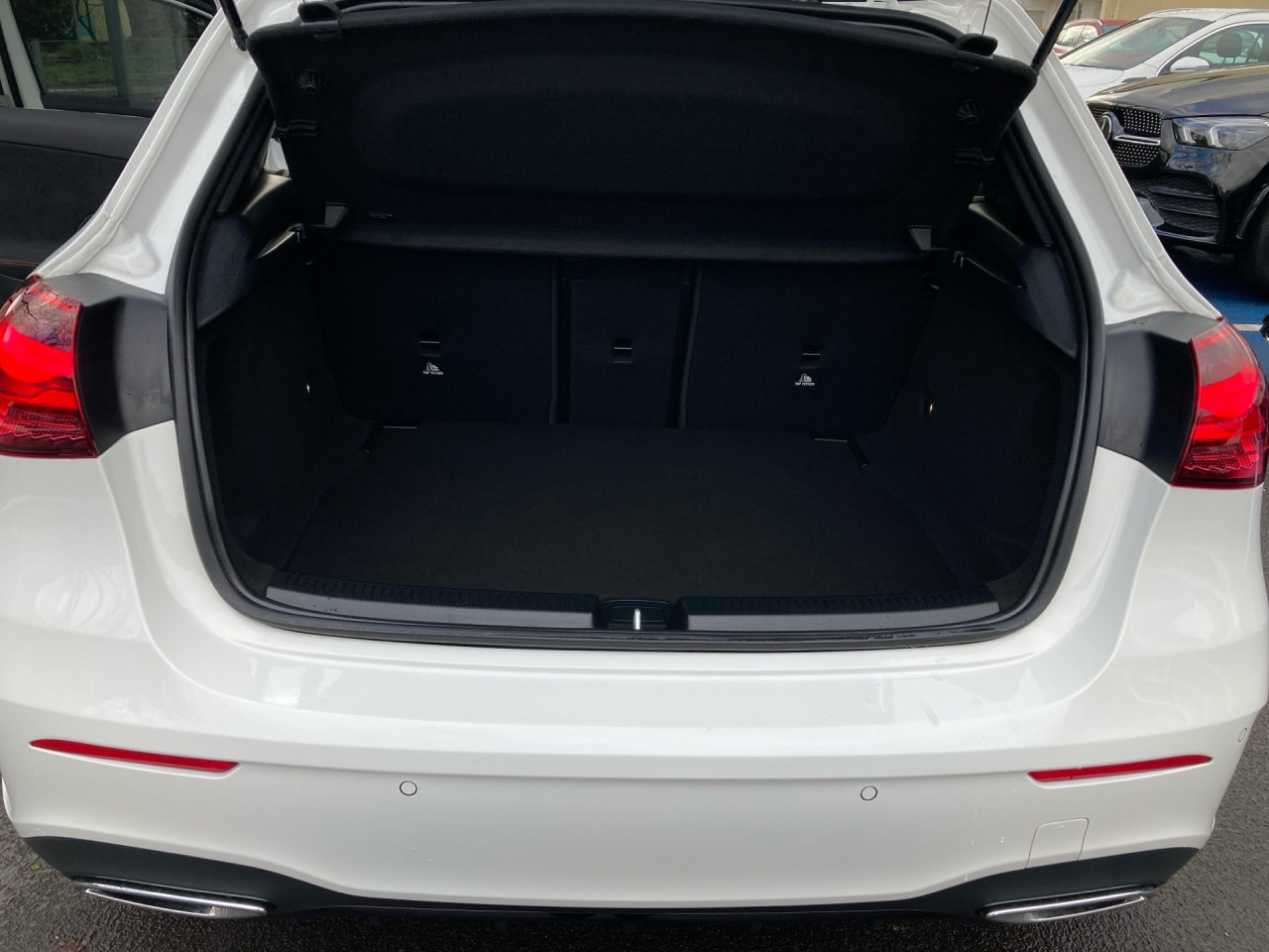 Getriebe: Automatikgetriebe 7G-DCT, 7 G&auml;ngeAusstattungslinie: AMG Line Exterieur: Advanced Plus,  AMG Line InterieurAusstattungspakete: Winterpaket,  AMG Sportpaket,  Komfort Paket: Sitzkomfort-Paket,  Night-Paket,  Licht- und Sichtpaket,  SpiegelpaketAssistenzsysteme: Fernlichtassistent,  Aktiver Park-Assistent inkl. PARKTRONIC,  R&uuml;ckfahrkamera,  Fahrlichtautomatik,  DISTRONIC,  Berganfahrhilfe,  Spracheingabesystem,  M&uuml;digkeitserkennung,  Spurhalteassistent,  Bremsassistent,  COLLISION PREVENTION ASSIST,  ATTENTION ASSIST,  VerkehrszeichenerkennungLicht und Sicht: Multibeam LED Scheinwerfer,  Tagfahrlicht,  Regensensor,  Automatisch abblendender Innenspiegel,  W&auml;rmeschutzverglasung,  Ambientebeleuchtung mehrfarbig,  LichtsensorAudio &amp; Kommunikation: MBUX,  Navigationssystem,  Radio,  Multi-Funktions-Display,  Digitaler Radioempfang DAB,  USB Anschluss,  Mercedes connect me,  Handyvorbereitung Bluetooth,  Android Auto u. Apple CarPlay,  Kabelloses Laden f&uuml;r Handys,  WLAN HotspotKomfort: Digitales Kombiinstrument,  Klimaautomatik,  Fahrersitz h&ouml;henverstellbar,  Lordosenst&uuml;tze Fahrer/Beifahrer,  Sitzheizung Fahrer/Beifahrer,  Sportsitze,  Armauflage hinten,  Direktlenkung,  Lenks&auml;ule verstellbar,  Keyless-Go,  Auto Start Stop Funktion,  Zentralver. mit Fernbedienung,  Fensterheber elektrisch,  Kopfst&uuml;tzen vorn und hinten,  DYNAMIC SELECT,  Getr&auml;nkehalter vornInterieur: Sitze Kunstleder Ledernachbildung ARTICO / Mikrofaser MICROCUT schwarz,  Innenfarbe schwarz,  Multifunktions-Sport-/Lederlenkrad,  Lenkradheizung,  Bordcomputer,  R&uuml;cksitze klappbar,  Dekoreinlagen: Zierelemente Aluminium mit L&auml;ngsschliff hell,  Bodenbelag Teppich,  Lenkrad-SchaltwippenExterieur: Touchscreen Bedienung,  Sportbremsanlage,  AMG Leichtmetallfelgen 18 Zoll,  Au&szlig;enspiegel elekt. anklappbar,  Reifenpannenset,  Notrufsystem,  FahrzeugpersonalisierungSicherheit: i-Size Kindersitzbefestigung,  Fu&szlig;g&auml;ngerschutzsystem,  Fahrer- /Beifahrerairbag,  Seitenairbag vorn,  Knieairbag Fahrer,  Traktionskontrolle,  Elektr. Stabilit&auml;tsprogramm ESP,  Reifendruckkontrolle,  Wegfahrsperre,  Au&szlig;entemperatur Anzeige,  Antiblockiersystem ABS,  Bremsverschlei&szlig;anzeige,  Notbremsassistent,  Totwinkel-AssistentWeitere Ausstattung: PDB Advanced-Plus-Paket mit  Digitalen Extras,  Gebrauchtwagensiegel: Junge SterneSonstige Ma&szlig;e und Gewichte: Nutzlast: 480 kg,  zul&auml;ssiges Gesamtgewicht: 1.865 kg,  Radstand: 2.729 mmIrrt&uuml;mer und &Auml;nderungen vorbehalten