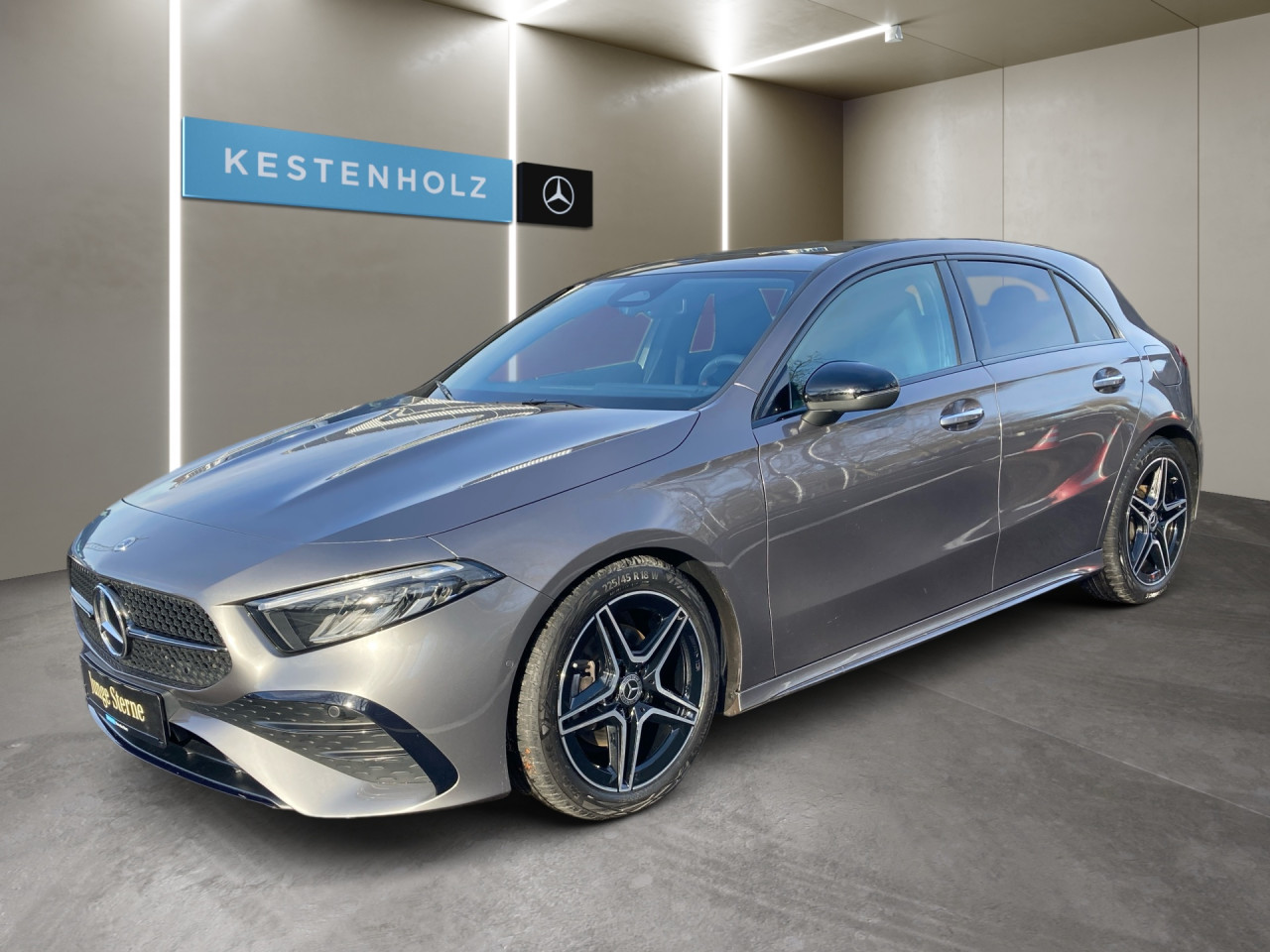 Getriebe: Automatikgetriebe 7G-DCT, 7 G&auml;ngeAusstattungslinie: AMG Line Exterieur: Advanced Plus,  AMG Line InterieurAusstattungspakete: AMG Sportpaket,  Komfort Paket: Sitzkomfort-Paket,  Night-Paket,  Licht- und Sichtpaket,  SpiegelpaketAssistenzsysteme: Fernlichtassistent,  Aktiver Park-Assistent inkl. PARKTRONIC,  R&uuml;ckfahrkamera,  Fahrlichtautomatik,  Berganfahrhilfe,  Spracheingabesystem,  M&uuml;digkeitserkennung,  Spurhalteassistent,  Bremsassistent,  COLLISION PREVENTION ASSIST,  ATTENTION ASSIST,  Geschwindigkeitslimit-Assistent,  GespannstabilisierungLicht und Sicht: LED-Scheinwerfer,  Tagfahrlicht,  Regensensor,  Automatisch abblendender Innenspiegel,  W&auml;rmeschutzverglasung,  Ambientebeleuchtung mehrfarbig,  LichtsensorAudio &amp; Kommunikation: MBUX,  Navigationssystem,  Radio,  Multi-Funktions-Display,  Digitaler Radioempfang DAB,  USB Anschluss,  Mercedes connect me,  Handyvorbereitung Bluetooth,  Kabelloses Laden f&uuml;r Handys,  WLAN HotspotKomfort: Digitales Kombiinstrument,  Klimaautomatik,  Panorama-Schiebedach,  Fahrersitz h&ouml;henverstellbar,  Lordosenst&uuml;tze Fahrer/Beifahrer,  Sitzheizung Fahrer/Beifahrer,  Sportsitze,  Armauflage hinten,  Direktlenkung,  Lenks&auml;ule verstellbar,  Keyless-Go,  Auto Start Stop Funktion,  Zentralver. mit Fernbedienung,  Fensterheber elektrisch,  Kopfst&uuml;tzen vorn und hinten,  DYNAMIC SELECT,  Getr&auml;nkehalter vornInterieur: Sitze Kunstleder Ledernachbildung ARTICO / Mikrofaser MICROCUT schwarz,  Innenfarbe schwarz,  Multifunktions-Sport-/Lederlenkrad,  Bordcomputer,  R&uuml;cksitze klappbar,  Bodenbelag Teppich,  Lenkrad-SchaltwippenExterieur: Anh&auml;ngerkupplung schwenkbar,  Touchscreen Bedienung,  Sportbremsanlage,  AMG Leichtmetallfelgen 18 Zoll,  Au&szlig;enspiegel elekt. anklappbar,  Reifenpannenset,  Notrufsystem,  FahrzeugpersonalisierungSicherheit: i-Size Kindersitzbefestigung,  Fu&szlig;g&auml;ngerschutzsystem,  Fahrer- /Beifahrerairbag,  Seitenairbag vorn,  Knieairbag Fahrer,  Traktionskontrolle,  Elektr. Stabilit&auml;tsprogramm ESP,  Reifendruckkontrolle,  Wegfahrsperre,  Au&szlig;entemperatur Anzeige,  Antiblockiersystem ABS,  Bremsverschlei&szlig;anzeige,  Notbremsassistent,  Totwinkel-AssistentWeitere Ausstattung: PDB Advanced-Plus-Paket mit  Digitalen Extras,  Gebrauchtwagensiegel: Junge SterneSonstige Ma&szlig;e und Gewichte: Nutzlast: 480 kg,  zul&auml;ssiges Gesamtgewicht: 1.865 kg,  Radstand: 2.729 mmIrrt&uuml;mer und &Auml;nderungen vorbehalten
