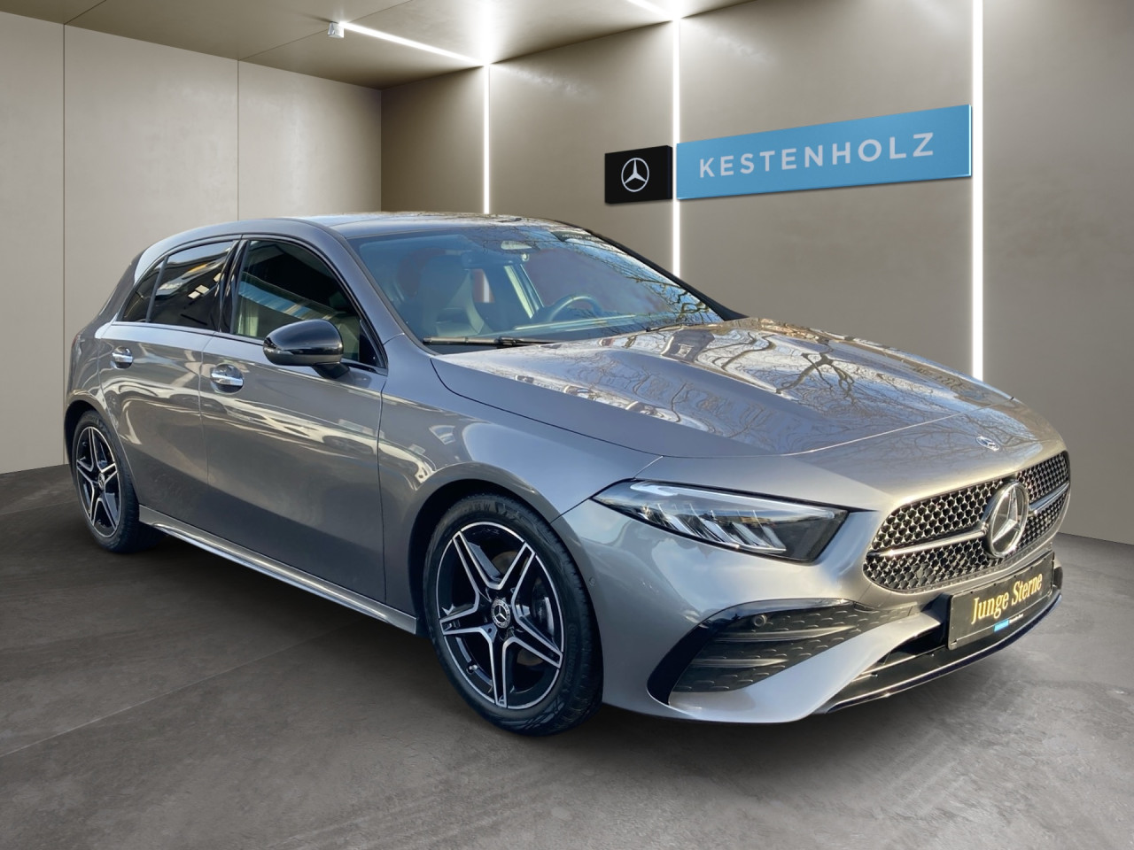 Getriebe: Automatikgetriebe 7G-DCT, 7 G&auml;ngeAusstattungslinie: AMG Line Exterieur: Advanced Plus,  AMG Line InterieurAusstattungspakete: AMG Sportpaket,  Komfort Paket: Sitzkomfort-Paket,  Night-Paket,  Licht- und Sichtpaket,  SpiegelpaketAssistenzsysteme: Fernlichtassistent,  Aktiver Park-Assistent inkl. PARKTRONIC,  R&uuml;ckfahrkamera,  Fahrlichtautomatik,  Berganfahrhilfe,  Spracheingabesystem,  M&uuml;digkeitserkennung,  Spurhalteassistent,  Bremsassistent,  COLLISION PREVENTION ASSIST,  ATTENTION ASSIST,  Geschwindigkeitslimit-Assistent,  GespannstabilisierungLicht und Sicht: LED-Scheinwerfer,  Tagfahrlicht,  Regensensor,  Automatisch abblendender Innenspiegel,  W&auml;rmeschutzverglasung,  Ambientebeleuchtung mehrfarbig,  LichtsensorAudio &amp; Kommunikation: MBUX,  Navigationssystem,  Radio,  Multi-Funktions-Display,  Digitaler Radioempfang DAB,  USB Anschluss,  Mercedes connect me,  Handyvorbereitung Bluetooth,  Kabelloses Laden f&uuml;r Handys,  WLAN HotspotKomfort: Digitales Kombiinstrument,  Klimaautomatik,  Panorama-Schiebedach,  Fahrersitz h&ouml;henverstellbar,  Lordosenst&uuml;tze Fahrer/Beifahrer,  Sitzheizung Fahrer/Beifahrer,  Sportsitze,  Armauflage hinten,  Direktlenkung,  Lenks&auml;ule verstellbar,  Keyless-Go,  Auto Start Stop Funktion,  Zentralver. mit Fernbedienung,  Fensterheber elektrisch,  Kopfst&uuml;tzen vorn und hinten,  DYNAMIC SELECT,  Getr&auml;nkehalter vornInterieur: Sitze Kunstleder Ledernachbildung ARTICO / Mikrofaser MICROCUT schwarz,  Innenfarbe schwarz,  Multifunktions-Sport-/Lederlenkrad,  Bordcomputer,  R&uuml;cksitze klappbar,  Bodenbelag Teppich,  Lenkrad-SchaltwippenExterieur: Anh&auml;ngerkupplung schwenkbar,  Touchscreen Bedienung,  Sportbremsanlage,  AMG Leichtmetallfelgen 18 Zoll,  Au&szlig;enspiegel elekt. anklappbar,  Reifenpannenset,  Notrufsystem,  FahrzeugpersonalisierungSicherheit: i-Size Kindersitzbefestigung,  Fu&szlig;g&auml;ngerschutzsystem,  Fahrer- /Beifahrerairbag,  Seitenairbag vorn,  Knieairbag Fahrer,  Traktionskontrolle,  Elektr. Stabilit&auml;tsprogramm ESP,  Reifendruckkontrolle,  Wegfahrsperre,  Au&szlig;entemperatur Anzeige,  Antiblockiersystem ABS,  Bremsverschlei&szlig;anzeige,  Notbremsassistent,  Totwinkel-AssistentWeitere Ausstattung: PDB Advanced-Plus-Paket mit  Digitalen Extras,  Gebrauchtwagensiegel: Junge SterneSonstige Ma&szlig;e und Gewichte: Nutzlast: 480 kg,  zul&auml;ssiges Gesamtgewicht: 1.865 kg,  Radstand: 2.729 mmIrrt&uuml;mer und &Auml;nderungen vorbehalten