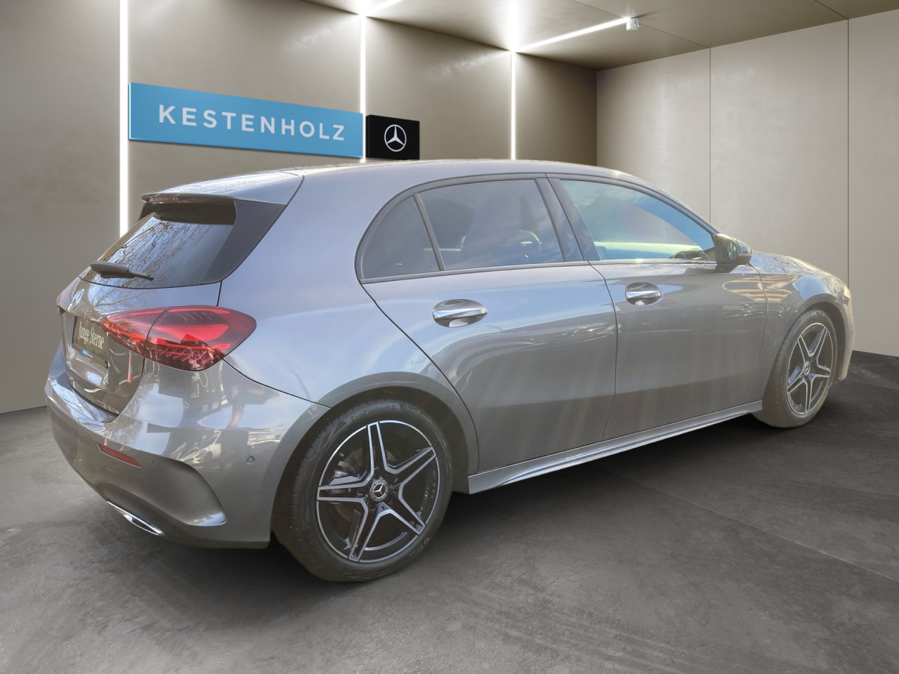 Getriebe: Automatikgetriebe 7G-DCT, 7 G&auml;ngeAusstattungslinie: AMG Line Exterieur: Advanced Plus,  AMG Line InterieurAusstattungspakete: AMG Sportpaket,  Komfort Paket: Sitzkomfort-Paket,  Night-Paket,  Licht- und Sichtpaket,  SpiegelpaketAssistenzsysteme: Fernlichtassistent,  Aktiver Park-Assistent inkl. PARKTRONIC,  R&uuml;ckfahrkamera,  Fahrlichtautomatik,  Berganfahrhilfe,  Spracheingabesystem,  M&uuml;digkeitserkennung,  Spurhalteassistent,  Bremsassistent,  COLLISION PREVENTION ASSIST,  ATTENTION ASSIST,  Geschwindigkeitslimit-Assistent,  GespannstabilisierungLicht und Sicht: LED-Scheinwerfer,  Tagfahrlicht,  Regensensor,  Automatisch abblendender Innenspiegel,  W&auml;rmeschutzverglasung,  Ambientebeleuchtung mehrfarbig,  LichtsensorAudio &amp; Kommunikation: MBUX,  Navigationssystem,  Radio,  Multi-Funktions-Display,  Digitaler Radioempfang DAB,  USB Anschluss,  Mercedes connect me,  Handyvorbereitung Bluetooth,  Kabelloses Laden f&uuml;r Handys,  WLAN HotspotKomfort: Digitales Kombiinstrument,  Klimaautomatik,  Panorama-Schiebedach,  Fahrersitz h&ouml;henverstellbar,  Lordosenst&uuml;tze Fahrer/Beifahrer,  Sitzheizung Fahrer/Beifahrer,  Sportsitze,  Armauflage hinten,  Direktlenkung,  Lenks&auml;ule verstellbar,  Keyless-Go,  Auto Start Stop Funktion,  Zentralver. mit Fernbedienung,  Fensterheber elektrisch,  Kopfst&uuml;tzen vorn und hinten,  DYNAMIC SELECT,  Getr&auml;nkehalter vornInterieur: Sitze Kunstleder Ledernachbildung ARTICO / Mikrofaser MICROCUT schwarz,  Innenfarbe schwarz,  Multifunktions-Sport-/Lederlenkrad,  Bordcomputer,  R&uuml;cksitze klappbar,  Bodenbelag Teppich,  Lenkrad-SchaltwippenExterieur: Anh&auml;ngerkupplung schwenkbar,  Touchscreen Bedienung,  Sportbremsanlage,  AMG Leichtmetallfelgen 18 Zoll,  Au&szlig;enspiegel elekt. anklappbar,  Reifenpannenset,  Notrufsystem,  FahrzeugpersonalisierungSicherheit: i-Size Kindersitzbefestigung,  Fu&szlig;g&auml;ngerschutzsystem,  Fahrer- /Beifahrerairbag,  Seitenairbag vorn,  Knieairbag Fahrer,  Traktionskontrolle,  Elektr. Stabilit&auml;tsprogramm ESP,  Reifendruckkontrolle,  Wegfahrsperre,  Au&szlig;entemperatur Anzeige,  Antiblockiersystem ABS,  Bremsverschlei&szlig;anzeige,  Notbremsassistent,  Totwinkel-AssistentWeitere Ausstattung: PDB Advanced-Plus-Paket mit  Digitalen Extras,  Gebrauchtwagensiegel: Junge SterneSonstige Ma&szlig;e und Gewichte: Nutzlast: 480 kg,  zul&auml;ssiges Gesamtgewicht: 1.865 kg,  Radstand: 2.729 mmIrrt&uuml;mer und &Auml;nderungen vorbehalten
