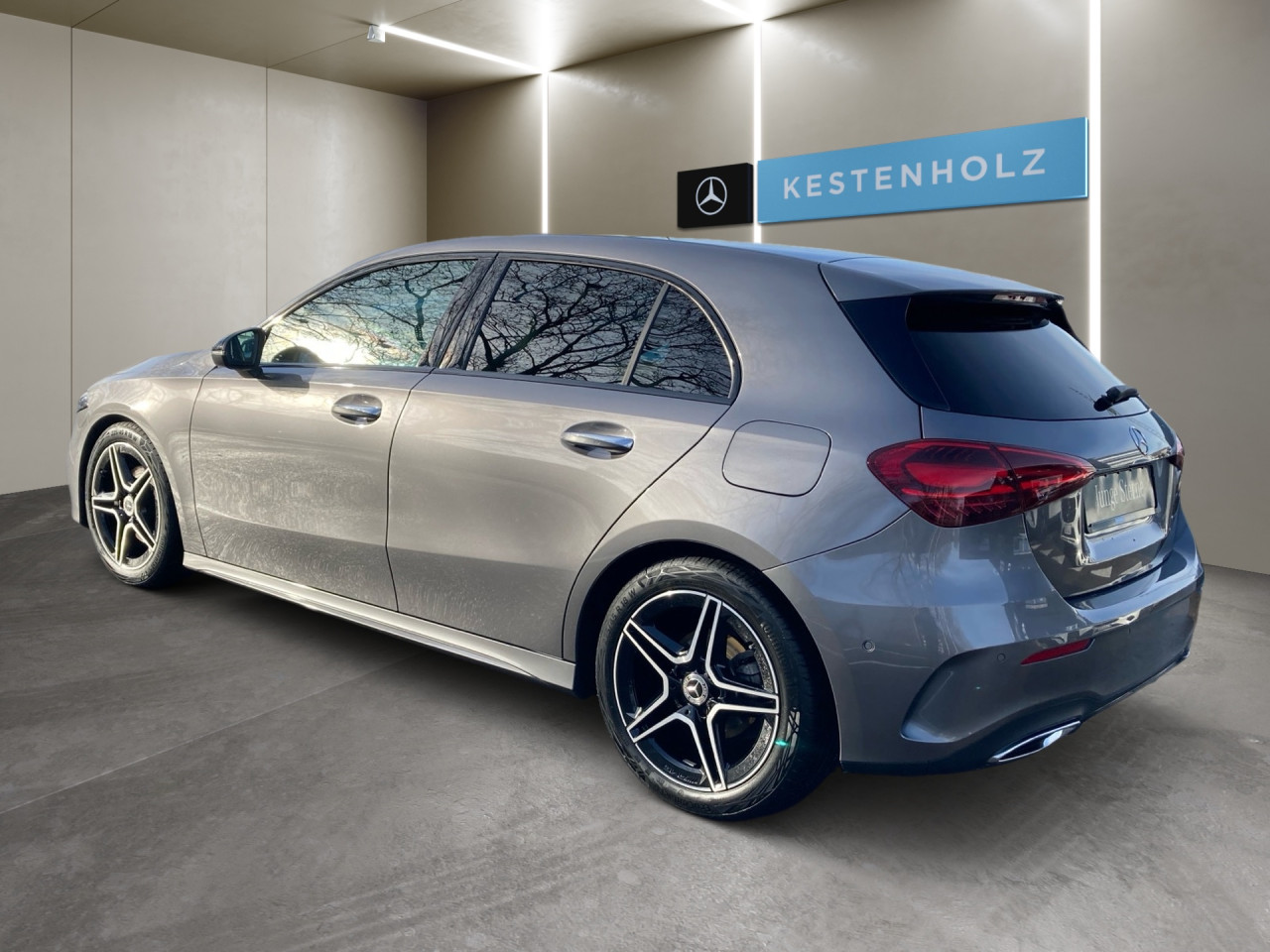Getriebe: Automatikgetriebe 7G-DCT, 7 G&auml;ngeAusstattungslinie: AMG Line Exterieur: Advanced Plus,  AMG Line InterieurAusstattungspakete: AMG Sportpaket,  Komfort Paket: Sitzkomfort-Paket,  Night-Paket,  Licht- und Sichtpaket,  SpiegelpaketAssistenzsysteme: Fernlichtassistent,  Aktiver Park-Assistent inkl. PARKTRONIC,  R&uuml;ckfahrkamera,  Fahrlichtautomatik,  Berganfahrhilfe,  Spracheingabesystem,  M&uuml;digkeitserkennung,  Spurhalteassistent,  Bremsassistent,  COLLISION PREVENTION ASSIST,  ATTENTION ASSIST,  Geschwindigkeitslimit-Assistent,  GespannstabilisierungLicht und Sicht: LED-Scheinwerfer,  Tagfahrlicht,  Regensensor,  Automatisch abblendender Innenspiegel,  W&auml;rmeschutzverglasung,  Ambientebeleuchtung mehrfarbig,  LichtsensorAudio &amp; Kommunikation: MBUX,  Navigationssystem,  Radio,  Multi-Funktions-Display,  Digitaler Radioempfang DAB,  USB Anschluss,  Mercedes connect me,  Handyvorbereitung Bluetooth,  Kabelloses Laden f&uuml;r Handys,  WLAN HotspotKomfort: Digitales Kombiinstrument,  Klimaautomatik,  Panorama-Schiebedach,  Fahrersitz h&ouml;henverstellbar,  Lordosenst&uuml;tze Fahrer/Beifahrer,  Sitzheizung Fahrer/Beifahrer,  Sportsitze,  Armauflage hinten,  Direktlenkung,  Lenks&auml;ule verstellbar,  Keyless-Go,  Auto Start Stop Funktion,  Zentralver. mit Fernbedienung,  Fensterheber elektrisch,  Kopfst&uuml;tzen vorn und hinten,  DYNAMIC SELECT,  Getr&auml;nkehalter vornInterieur: Sitze Kunstleder Ledernachbildung ARTICO / Mikrofaser MICROCUT schwarz,  Innenfarbe schwarz,  Multifunktions-Sport-/Lederlenkrad,  Bordcomputer,  R&uuml;cksitze klappbar,  Bodenbelag Teppich,  Lenkrad-SchaltwippenExterieur: Anh&auml;ngerkupplung schwenkbar,  Touchscreen Bedienung,  Sportbremsanlage,  AMG Leichtmetallfelgen 18 Zoll,  Au&szlig;enspiegel elekt. anklappbar,  Reifenpannenset,  Notrufsystem,  FahrzeugpersonalisierungSicherheit: i-Size Kindersitzbefestigung,  Fu&szlig;g&auml;ngerschutzsystem,  Fahrer- /Beifahrerairbag,  Seitenairbag vorn,  Knieairbag Fahrer,  Traktionskontrolle,  Elektr. Stabilit&auml;tsprogramm ESP,  Reifendruckkontrolle,  Wegfahrsperre,  Au&szlig;entemperatur Anzeige,  Antiblockiersystem ABS,  Bremsverschlei&szlig;anzeige,  Notbremsassistent,  Totwinkel-AssistentWeitere Ausstattung: PDB Advanced-Plus-Paket mit  Digitalen Extras,  Gebrauchtwagensiegel: Junge SterneSonstige Ma&szlig;e und Gewichte: Nutzlast: 480 kg,  zul&auml;ssiges Gesamtgewicht: 1.865 kg,  Radstand: 2.729 mmIrrt&uuml;mer und &Auml;nderungen vorbehalten