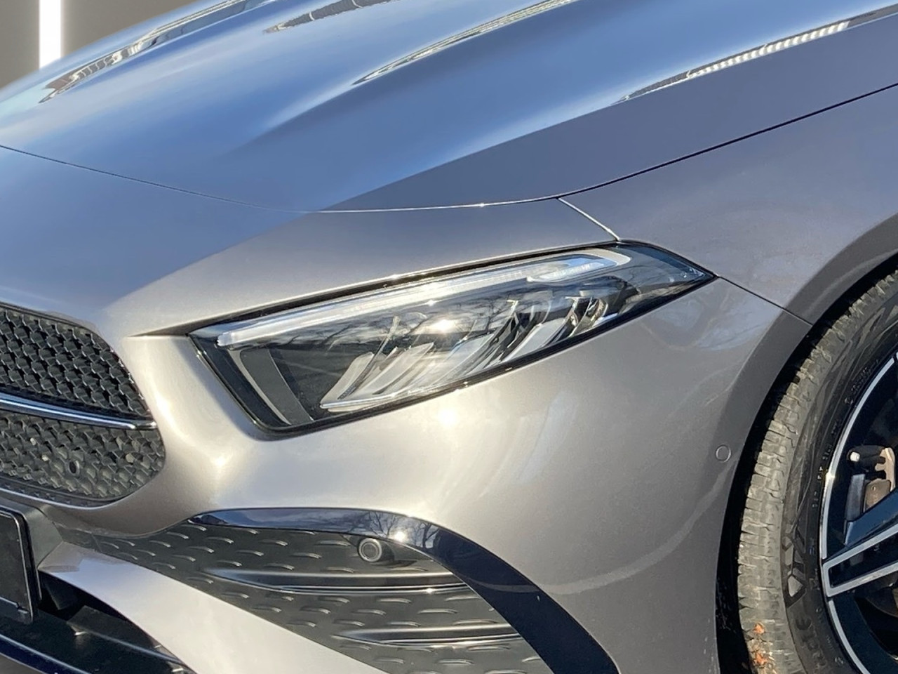 Getriebe: Automatikgetriebe 7G-DCT, 7 G&auml;ngeAusstattungslinie: AMG Line Exterieur: Advanced Plus,  AMG Line InterieurAusstattungspakete: AMG Sportpaket,  Komfort Paket: Sitzkomfort-Paket,  Night-Paket,  Licht- und Sichtpaket,  SpiegelpaketAssistenzsysteme: Fernlichtassistent,  Aktiver Park-Assistent inkl. PARKTRONIC,  R&uuml;ckfahrkamera,  Fahrlichtautomatik,  Berganfahrhilfe,  Spracheingabesystem,  M&uuml;digkeitserkennung,  Spurhalteassistent,  Bremsassistent,  COLLISION PREVENTION ASSIST,  ATTENTION ASSIST,  Geschwindigkeitslimit-Assistent,  GespannstabilisierungLicht und Sicht: LED-Scheinwerfer,  Tagfahrlicht,  Regensensor,  Automatisch abblendender Innenspiegel,  W&auml;rmeschutzverglasung,  Ambientebeleuchtung mehrfarbig,  LichtsensorAudio &amp; Kommunikation: MBUX,  Navigationssystem,  Radio,  Multi-Funktions-Display,  Digitaler Radioempfang DAB,  USB Anschluss,  Mercedes connect me,  Handyvorbereitung Bluetooth,  Kabelloses Laden f&uuml;r Handys,  WLAN HotspotKomfort: Digitales Kombiinstrument,  Klimaautomatik,  Panorama-Schiebedach,  Fahrersitz h&ouml;henverstellbar,  Lordosenst&uuml;tze Fahrer/Beifahrer,  Sitzheizung Fahrer/Beifahrer,  Sportsitze,  Armauflage hinten,  Direktlenkung,  Lenks&auml;ule verstellbar,  Keyless-Go,  Auto Start Stop Funktion,  Zentralver. mit Fernbedienung,  Fensterheber elektrisch,  Kopfst&uuml;tzen vorn und hinten,  DYNAMIC SELECT,  Getr&auml;nkehalter vornInterieur: Sitze Kunstleder Ledernachbildung ARTICO / Mikrofaser MICROCUT schwarz,  Innenfarbe schwarz,  Multifunktions-Sport-/Lederlenkrad,  Bordcomputer,  R&uuml;cksitze klappbar,  Bodenbelag Teppich,  Lenkrad-SchaltwippenExterieur: Anh&auml;ngerkupplung schwenkbar,  Touchscreen Bedienung,  Sportbremsanlage,  AMG Leichtmetallfelgen 18 Zoll,  Au&szlig;enspiegel elekt. anklappbar,  Reifenpannenset,  Notrufsystem,  FahrzeugpersonalisierungSicherheit: i-Size Kindersitzbefestigung,  Fu&szlig;g&auml;ngerschutzsystem,  Fahrer- /Beifahrerairbag,  Seitenairbag vorn,  Knieairbag Fahrer,  Traktionskontrolle,  Elektr. Stabilit&auml;tsprogramm ESP,  Reifendruckkontrolle,  Wegfahrsperre,  Au&szlig;entemperatur Anzeige,  Antiblockiersystem ABS,  Bremsverschlei&szlig;anzeige,  Notbremsassistent,  Totwinkel-AssistentWeitere Ausstattung: PDB Advanced-Plus-Paket mit  Digitalen Extras,  Gebrauchtwagensiegel: Junge SterneSonstige Ma&szlig;e und Gewichte: Nutzlast: 480 kg,  zul&auml;ssiges Gesamtgewicht: 1.865 kg,  Radstand: 2.729 mmIrrt&uuml;mer und &Auml;nderungen vorbehalten