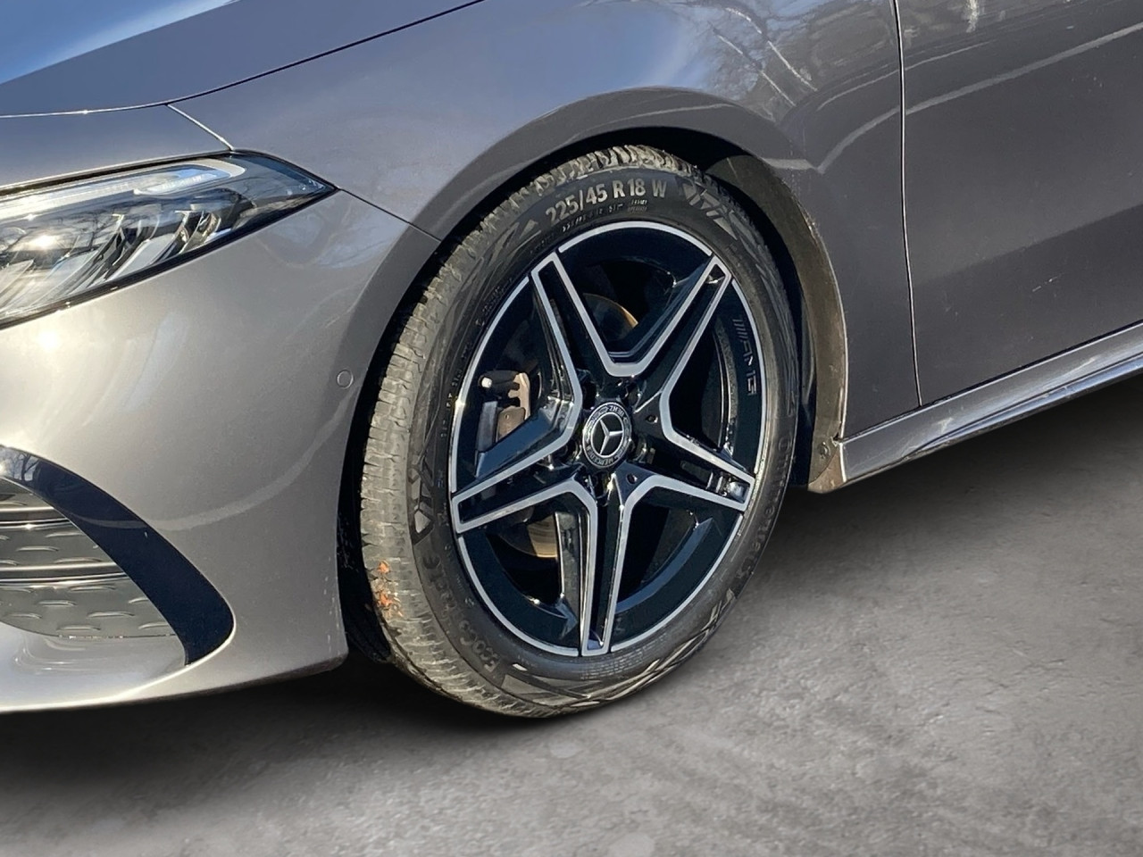 Getriebe: Automatikgetriebe 7G-DCT, 7 G&auml;ngeAusstattungslinie: AMG Line Exterieur: Advanced Plus,  AMG Line InterieurAusstattungspakete: AMG Sportpaket,  Komfort Paket: Sitzkomfort-Paket,  Night-Paket,  Licht- und Sichtpaket,  SpiegelpaketAssistenzsysteme: Fernlichtassistent,  Aktiver Park-Assistent inkl. PARKTRONIC,  R&uuml;ckfahrkamera,  Fahrlichtautomatik,  Berganfahrhilfe,  Spracheingabesystem,  M&uuml;digkeitserkennung,  Spurhalteassistent,  Bremsassistent,  COLLISION PREVENTION ASSIST,  ATTENTION ASSIST,  Geschwindigkeitslimit-Assistent,  GespannstabilisierungLicht und Sicht: LED-Scheinwerfer,  Tagfahrlicht,  Regensensor,  Automatisch abblendender Innenspiegel,  W&auml;rmeschutzverglasung,  Ambientebeleuchtung mehrfarbig,  LichtsensorAudio &amp; Kommunikation: MBUX,  Navigationssystem,  Radio,  Multi-Funktions-Display,  Digitaler Radioempfang DAB,  USB Anschluss,  Mercedes connect me,  Handyvorbereitung Bluetooth,  Kabelloses Laden f&uuml;r Handys,  WLAN HotspotKomfort: Digitales Kombiinstrument,  Klimaautomatik,  Panorama-Schiebedach,  Fahrersitz h&ouml;henverstellbar,  Lordosenst&uuml;tze Fahrer/Beifahrer,  Sitzheizung Fahrer/Beifahrer,  Sportsitze,  Armauflage hinten,  Direktlenkung,  Lenks&auml;ule verstellbar,  Keyless-Go,  Auto Start Stop Funktion,  Zentralver. mit Fernbedienung,  Fensterheber elektrisch,  Kopfst&uuml;tzen vorn und hinten,  DYNAMIC SELECT,  Getr&auml;nkehalter vornInterieur: Sitze Kunstleder Ledernachbildung ARTICO / Mikrofaser MICROCUT schwarz,  Innenfarbe schwarz,  Multifunktions-Sport-/Lederlenkrad,  Bordcomputer,  R&uuml;cksitze klappbar,  Bodenbelag Teppich,  Lenkrad-SchaltwippenExterieur: Anh&auml;ngerkupplung schwenkbar,  Touchscreen Bedienung,  Sportbremsanlage,  AMG Leichtmetallfelgen 18 Zoll,  Au&szlig;enspiegel elekt. anklappbar,  Reifenpannenset,  Notrufsystem,  FahrzeugpersonalisierungSicherheit: i-Size Kindersitzbefestigung,  Fu&szlig;g&auml;ngerschutzsystem,  Fahrer- /Beifahrerairbag,  Seitenairbag vorn,  Knieairbag Fahrer,  Traktionskontrolle,  Elektr. Stabilit&auml;tsprogramm ESP,  Reifendruckkontrolle,  Wegfahrsperre,  Au&szlig;entemperatur Anzeige,  Antiblockiersystem ABS,  Bremsverschlei&szlig;anzeige,  Notbremsassistent,  Totwinkel-AssistentWeitere Ausstattung: PDB Advanced-Plus-Paket mit  Digitalen Extras,  Gebrauchtwagensiegel: Junge SterneSonstige Ma&szlig;e und Gewichte: Nutzlast: 480 kg,  zul&auml;ssiges Gesamtgewicht: 1.865 kg,  Radstand: 2.729 mmIrrt&uuml;mer und &Auml;nderungen vorbehalten