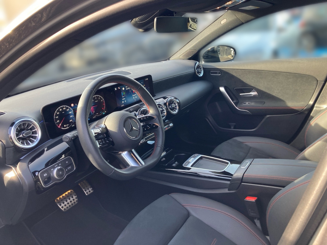 Getriebe: Automatikgetriebe 7G-DCT, 7 G&auml;ngeAusstattungslinie: AMG Line Exterieur: Advanced Plus,  AMG Line InterieurAusstattungspakete: AMG Sportpaket,  Komfort Paket: Sitzkomfort-Paket,  Night-Paket,  Licht- und Sichtpaket,  SpiegelpaketAssistenzsysteme: Fernlichtassistent,  Aktiver Park-Assistent inkl. PARKTRONIC,  R&uuml;ckfahrkamera,  Fahrlichtautomatik,  Berganfahrhilfe,  Spracheingabesystem,  M&uuml;digkeitserkennung,  Spurhalteassistent,  Bremsassistent,  COLLISION PREVENTION ASSIST,  ATTENTION ASSIST,  Geschwindigkeitslimit-Assistent,  GespannstabilisierungLicht und Sicht: LED-Scheinwerfer,  Tagfahrlicht,  Regensensor,  Automatisch abblendender Innenspiegel,  W&auml;rmeschutzverglasung,  Ambientebeleuchtung mehrfarbig,  LichtsensorAudio &amp; Kommunikation: MBUX,  Navigationssystem,  Radio,  Multi-Funktions-Display,  Digitaler Radioempfang DAB,  USB Anschluss,  Mercedes connect me,  Handyvorbereitung Bluetooth,  Kabelloses Laden f&uuml;r Handys,  WLAN HotspotKomfort: Digitales Kombiinstrument,  Klimaautomatik,  Panorama-Schiebedach,  Fahrersitz h&ouml;henverstellbar,  Lordosenst&uuml;tze Fahrer/Beifahrer,  Sitzheizung Fahrer/Beifahrer,  Sportsitze,  Armauflage hinten,  Direktlenkung,  Lenks&auml;ule verstellbar,  Keyless-Go,  Auto Start Stop Funktion,  Zentralver. mit Fernbedienung,  Fensterheber elektrisch,  Kopfst&uuml;tzen vorn und hinten,  DYNAMIC SELECT,  Getr&auml;nkehalter vornInterieur: Sitze Kunstleder Ledernachbildung ARTICO / Mikrofaser MICROCUT schwarz,  Innenfarbe schwarz,  Multifunktions-Sport-/Lederlenkrad,  Bordcomputer,  R&uuml;cksitze klappbar,  Bodenbelag Teppich,  Lenkrad-SchaltwippenExterieur: Anh&auml;ngerkupplung schwenkbar,  Touchscreen Bedienung,  Sportbremsanlage,  AMG Leichtmetallfelgen 18 Zoll,  Au&szlig;enspiegel elekt. anklappbar,  Reifenpannenset,  Notrufsystem,  FahrzeugpersonalisierungSicherheit: i-Size Kindersitzbefestigung,  Fu&szlig;g&auml;ngerschutzsystem,  Fahrer- /Beifahrerairbag,  Seitenairbag vorn,  Knieairbag Fahrer,  Traktionskontrolle,  Elektr. Stabilit&auml;tsprogramm ESP,  Reifendruckkontrolle,  Wegfahrsperre,  Au&szlig;entemperatur Anzeige,  Antiblockiersystem ABS,  Bremsverschlei&szlig;anzeige,  Notbremsassistent,  Totwinkel-AssistentWeitere Ausstattung: PDB Advanced-Plus-Paket mit  Digitalen Extras,  Gebrauchtwagensiegel: Junge SterneSonstige Ma&szlig;e und Gewichte: Nutzlast: 480 kg,  zul&auml;ssiges Gesamtgewicht: 1.865 kg,  Radstand: 2.729 mmIrrt&uuml;mer und &Auml;nderungen vorbehalten