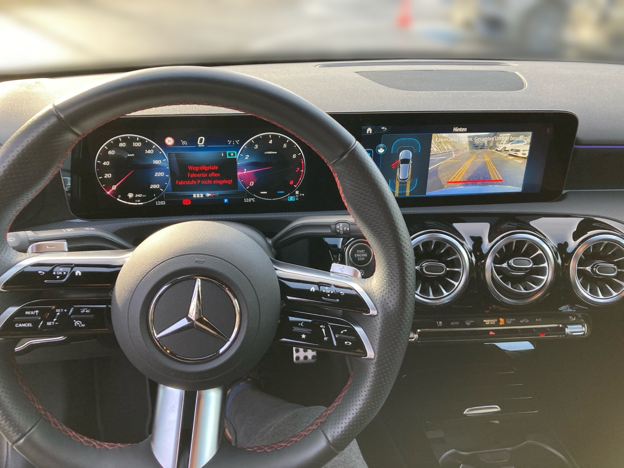 Getriebe: Automatikgetriebe 7G-DCT, 7 G&auml;ngeAusstattungslinie: AMG Line Exterieur: Advanced Plus,  AMG Line InterieurAusstattungspakete: AMG Sportpaket,  Komfort Paket: Sitzkomfort-Paket,  Night-Paket,  Licht- und Sichtpaket,  SpiegelpaketAssistenzsysteme: Fernlichtassistent,  Aktiver Park-Assistent inkl. PARKTRONIC,  R&uuml;ckfahrkamera,  Fahrlichtautomatik,  Berganfahrhilfe,  Spracheingabesystem,  M&uuml;digkeitserkennung,  Spurhalteassistent,  Bremsassistent,  COLLISION PREVENTION ASSIST,  ATTENTION ASSIST,  Geschwindigkeitslimit-Assistent,  GespannstabilisierungLicht und Sicht: LED-Scheinwerfer,  Tagfahrlicht,  Regensensor,  Automatisch abblendender Innenspiegel,  W&auml;rmeschutzverglasung,  Ambientebeleuchtung mehrfarbig,  LichtsensorAudio &amp; Kommunikation: MBUX,  Navigationssystem,  Radio,  Multi-Funktions-Display,  Digitaler Radioempfang DAB,  USB Anschluss,  Mercedes connect me,  Handyvorbereitung Bluetooth,  Kabelloses Laden f&uuml;r Handys,  WLAN HotspotKomfort: Digitales Kombiinstrument,  Klimaautomatik,  Panorama-Schiebedach,  Fahrersitz h&ouml;henverstellbar,  Lordosenst&uuml;tze Fahrer/Beifahrer,  Sitzheizung Fahrer/Beifahrer,  Sportsitze,  Armauflage hinten,  Direktlenkung,  Lenks&auml;ule verstellbar,  Keyless-Go,  Auto Start Stop Funktion,  Zentralver. mit Fernbedienung,  Fensterheber elektrisch,  Kopfst&uuml;tzen vorn und hinten,  DYNAMIC SELECT,  Getr&auml;nkehalter vornInterieur: Sitze Kunstleder Ledernachbildung ARTICO / Mikrofaser MICROCUT schwarz,  Innenfarbe schwarz,  Multifunktions-Sport-/Lederlenkrad,  Bordcomputer,  R&uuml;cksitze klappbar,  Bodenbelag Teppich,  Lenkrad-SchaltwippenExterieur: Anh&auml;ngerkupplung schwenkbar,  Touchscreen Bedienung,  Sportbremsanlage,  AMG Leichtmetallfelgen 18 Zoll,  Au&szlig;enspiegel elekt. anklappbar,  Reifenpannenset,  Notrufsystem,  FahrzeugpersonalisierungSicherheit: i-Size Kindersitzbefestigung,  Fu&szlig;g&auml;ngerschutzsystem,  Fahrer- /Beifahrerairbag,  Seitenairbag vorn,  Knieairbag Fahrer,  Traktionskontrolle,  Elektr. Stabilit&auml;tsprogramm ESP,  Reifendruckkontrolle,  Wegfahrsperre,  Au&szlig;entemperatur Anzeige,  Antiblockiersystem ABS,  Bremsverschlei&szlig;anzeige,  Notbremsassistent,  Totwinkel-AssistentWeitere Ausstattung: PDB Advanced-Plus-Paket mit  Digitalen Extras,  Gebrauchtwagensiegel: Junge SterneSonstige Ma&szlig;e und Gewichte: Nutzlast: 480 kg,  zul&auml;ssiges Gesamtgewicht: 1.865 kg,  Radstand: 2.729 mmIrrt&uuml;mer und &Auml;nderungen vorbehalten
