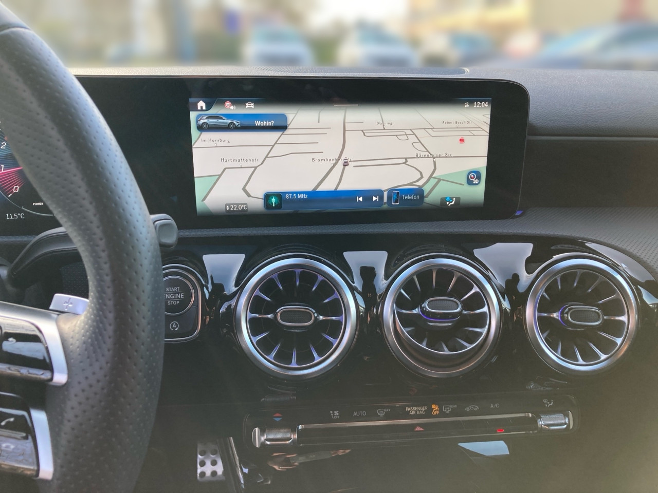 Getriebe: Automatikgetriebe 7G-DCT, 7 G&auml;ngeAusstattungslinie: AMG Line Exterieur: Advanced Plus,  AMG Line InterieurAusstattungspakete: AMG Sportpaket,  Komfort Paket: Sitzkomfort-Paket,  Night-Paket,  Licht- und Sichtpaket,  SpiegelpaketAssistenzsysteme: Fernlichtassistent,  Aktiver Park-Assistent inkl. PARKTRONIC,  R&uuml;ckfahrkamera,  Fahrlichtautomatik,  Berganfahrhilfe,  Spracheingabesystem,  M&uuml;digkeitserkennung,  Spurhalteassistent,  Bremsassistent,  COLLISION PREVENTION ASSIST,  ATTENTION ASSIST,  Geschwindigkeitslimit-Assistent,  GespannstabilisierungLicht und Sicht: LED-Scheinwerfer,  Tagfahrlicht,  Regensensor,  Automatisch abblendender Innenspiegel,  W&auml;rmeschutzverglasung,  Ambientebeleuchtung mehrfarbig,  LichtsensorAudio &amp; Kommunikation: MBUX,  Navigationssystem,  Radio,  Multi-Funktions-Display,  Digitaler Radioempfang DAB,  USB Anschluss,  Mercedes connect me,  Handyvorbereitung Bluetooth,  Kabelloses Laden f&uuml;r Handys,  WLAN HotspotKomfort: Digitales Kombiinstrument,  Klimaautomatik,  Panorama-Schiebedach,  Fahrersitz h&ouml;henverstellbar,  Lordosenst&uuml;tze Fahrer/Beifahrer,  Sitzheizung Fahrer/Beifahrer,  Sportsitze,  Armauflage hinten,  Direktlenkung,  Lenks&auml;ule verstellbar,  Keyless-Go,  Auto Start Stop Funktion,  Zentralver. mit Fernbedienung,  Fensterheber elektrisch,  Kopfst&uuml;tzen vorn und hinten,  DYNAMIC SELECT,  Getr&auml;nkehalter vornInterieur: Sitze Kunstleder Ledernachbildung ARTICO / Mikrofaser MICROCUT schwarz,  Innenfarbe schwarz,  Multifunktions-Sport-/Lederlenkrad,  Bordcomputer,  R&uuml;cksitze klappbar,  Bodenbelag Teppich,  Lenkrad-SchaltwippenExterieur: Anh&auml;ngerkupplung schwenkbar,  Touchscreen Bedienung,  Sportbremsanlage,  AMG Leichtmetallfelgen 18 Zoll,  Au&szlig;enspiegel elekt. anklappbar,  Reifenpannenset,  Notrufsystem,  FahrzeugpersonalisierungSicherheit: i-Size Kindersitzbefestigung,  Fu&szlig;g&auml;ngerschutzsystem,  Fahrer- /Beifahrerairbag,  Seitenairbag vorn,  Knieairbag Fahrer,  Traktionskontrolle,  Elektr. Stabilit&auml;tsprogramm ESP,  Reifendruckkontrolle,  Wegfahrsperre,  Au&szlig;entemperatur Anzeige,  Antiblockiersystem ABS,  Bremsverschlei&szlig;anzeige,  Notbremsassistent,  Totwinkel-AssistentWeitere Ausstattung: PDB Advanced-Plus-Paket mit  Digitalen Extras,  Gebrauchtwagensiegel: Junge SterneSonstige Ma&szlig;e und Gewichte: Nutzlast: 480 kg,  zul&auml;ssiges Gesamtgewicht: 1.865 kg,  Radstand: 2.729 mmIrrt&uuml;mer und &Auml;nderungen vorbehalten
