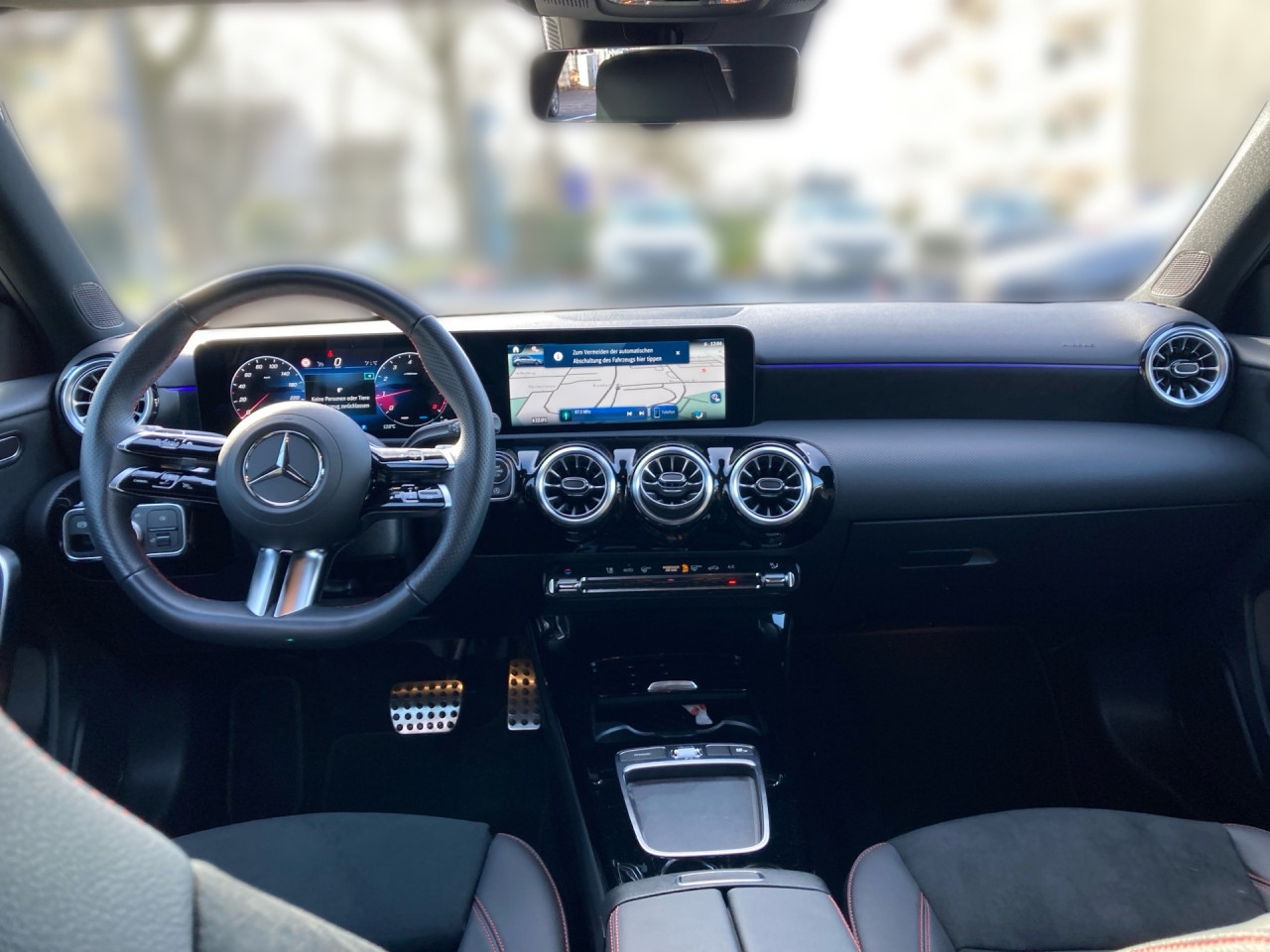 Getriebe: Automatikgetriebe 7G-DCT, 7 G&auml;ngeAusstattungslinie: AMG Line Exterieur: Advanced Plus,  AMG Line InterieurAusstattungspakete: AMG Sportpaket,  Komfort Paket: Sitzkomfort-Paket,  Night-Paket,  Licht- und Sichtpaket,  SpiegelpaketAssistenzsysteme: Fernlichtassistent,  Aktiver Park-Assistent inkl. PARKTRONIC,  R&uuml;ckfahrkamera,  Fahrlichtautomatik,  Berganfahrhilfe,  Spracheingabesystem,  M&uuml;digkeitserkennung,  Spurhalteassistent,  Bremsassistent,  COLLISION PREVENTION ASSIST,  ATTENTION ASSIST,  Geschwindigkeitslimit-Assistent,  GespannstabilisierungLicht und Sicht: LED-Scheinwerfer,  Tagfahrlicht,  Regensensor,  Automatisch abblendender Innenspiegel,  W&auml;rmeschutzverglasung,  Ambientebeleuchtung mehrfarbig,  LichtsensorAudio &amp; Kommunikation: MBUX,  Navigationssystem,  Radio,  Multi-Funktions-Display,  Digitaler Radioempfang DAB,  USB Anschluss,  Mercedes connect me,  Handyvorbereitung Bluetooth,  Kabelloses Laden f&uuml;r Handys,  WLAN HotspotKomfort: Digitales Kombiinstrument,  Klimaautomatik,  Panorama-Schiebedach,  Fahrersitz h&ouml;henverstellbar,  Lordosenst&uuml;tze Fahrer/Beifahrer,  Sitzheizung Fahrer/Beifahrer,  Sportsitze,  Armauflage hinten,  Direktlenkung,  Lenks&auml;ule verstellbar,  Keyless-Go,  Auto Start Stop Funktion,  Zentralver. mit Fernbedienung,  Fensterheber elektrisch,  Kopfst&uuml;tzen vorn und hinten,  DYNAMIC SELECT,  Getr&auml;nkehalter vornInterieur: Sitze Kunstleder Ledernachbildung ARTICO / Mikrofaser MICROCUT schwarz,  Innenfarbe schwarz,  Multifunktions-Sport-/Lederlenkrad,  Bordcomputer,  R&uuml;cksitze klappbar,  Bodenbelag Teppich,  Lenkrad-SchaltwippenExterieur: Anh&auml;ngerkupplung schwenkbar,  Touchscreen Bedienung,  Sportbremsanlage,  AMG Leichtmetallfelgen 18 Zoll,  Au&szlig;enspiegel elekt. anklappbar,  Reifenpannenset,  Notrufsystem,  FahrzeugpersonalisierungSicherheit: i-Size Kindersitzbefestigung,  Fu&szlig;g&auml;ngerschutzsystem,  Fahrer- /Beifahrerairbag,  Seitenairbag vorn,  Knieairbag Fahrer,  Traktionskontrolle,  Elektr. Stabilit&auml;tsprogramm ESP,  Reifendruckkontrolle,  Wegfahrsperre,  Au&szlig;entemperatur Anzeige,  Antiblockiersystem ABS,  Bremsverschlei&szlig;anzeige,  Notbremsassistent,  Totwinkel-AssistentWeitere Ausstattung: PDB Advanced-Plus-Paket mit  Digitalen Extras,  Gebrauchtwagensiegel: Junge SterneSonstige Ma&szlig;e und Gewichte: Nutzlast: 480 kg,  zul&auml;ssiges Gesamtgewicht: 1.865 kg,  Radstand: 2.729 mmIrrt&uuml;mer und &Auml;nderungen vorbehalten