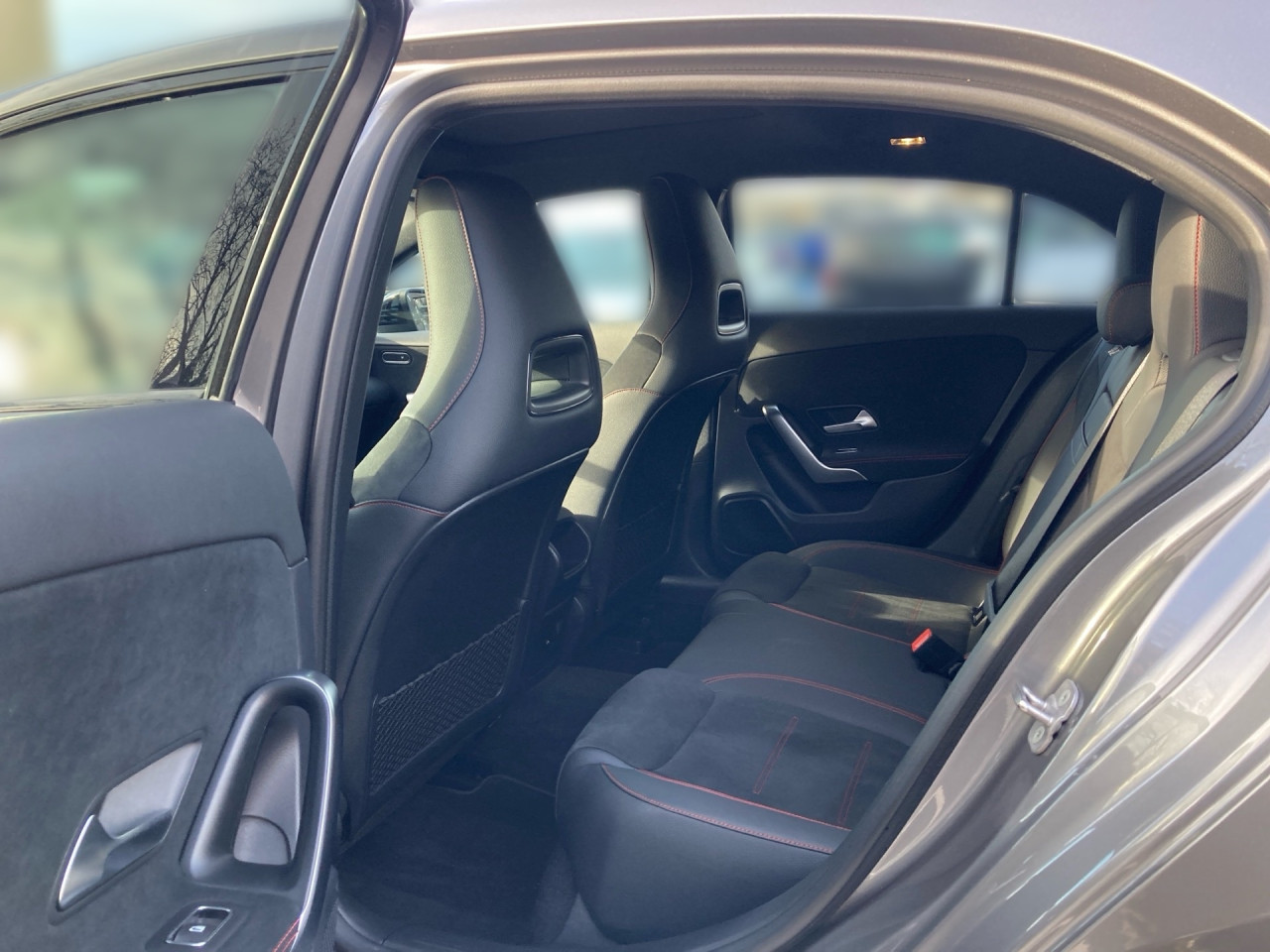 Getriebe: Automatikgetriebe 7G-DCT, 7 G&auml;ngeAusstattungslinie: AMG Line Exterieur: Advanced Plus,  AMG Line InterieurAusstattungspakete: AMG Sportpaket,  Komfort Paket: Sitzkomfort-Paket,  Night-Paket,  Licht- und Sichtpaket,  SpiegelpaketAssistenzsysteme: Fernlichtassistent,  Aktiver Park-Assistent inkl. PARKTRONIC,  R&uuml;ckfahrkamera,  Fahrlichtautomatik,  Berganfahrhilfe,  Spracheingabesystem,  M&uuml;digkeitserkennung,  Spurhalteassistent,  Bremsassistent,  COLLISION PREVENTION ASSIST,  ATTENTION ASSIST,  Geschwindigkeitslimit-Assistent,  GespannstabilisierungLicht und Sicht: LED-Scheinwerfer,  Tagfahrlicht,  Regensensor,  Automatisch abblendender Innenspiegel,  W&auml;rmeschutzverglasung,  Ambientebeleuchtung mehrfarbig,  LichtsensorAudio &amp; Kommunikation: MBUX,  Navigationssystem,  Radio,  Multi-Funktions-Display,  Digitaler Radioempfang DAB,  USB Anschluss,  Mercedes connect me,  Handyvorbereitung Bluetooth,  Kabelloses Laden f&uuml;r Handys,  WLAN HotspotKomfort: Digitales Kombiinstrument,  Klimaautomatik,  Panorama-Schiebedach,  Fahrersitz h&ouml;henverstellbar,  Lordosenst&uuml;tze Fahrer/Beifahrer,  Sitzheizung Fahrer/Beifahrer,  Sportsitze,  Armauflage hinten,  Direktlenkung,  Lenks&auml;ule verstellbar,  Keyless-Go,  Auto Start Stop Funktion,  Zentralver. mit Fernbedienung,  Fensterheber elektrisch,  Kopfst&uuml;tzen vorn und hinten,  DYNAMIC SELECT,  Getr&auml;nkehalter vornInterieur: Sitze Kunstleder Ledernachbildung ARTICO / Mikrofaser MICROCUT schwarz,  Innenfarbe schwarz,  Multifunktions-Sport-/Lederlenkrad,  Bordcomputer,  R&uuml;cksitze klappbar,  Bodenbelag Teppich,  Lenkrad-SchaltwippenExterieur: Anh&auml;ngerkupplung schwenkbar,  Touchscreen Bedienung,  Sportbremsanlage,  AMG Leichtmetallfelgen 18 Zoll,  Au&szlig;enspiegel elekt. anklappbar,  Reifenpannenset,  Notrufsystem,  FahrzeugpersonalisierungSicherheit: i-Size Kindersitzbefestigung,  Fu&szlig;g&auml;ngerschutzsystem,  Fahrer- /Beifahrerairbag,  Seitenairbag vorn,  Knieairbag Fahrer,  Traktionskontrolle,  Elektr. Stabilit&auml;tsprogramm ESP,  Reifendruckkontrolle,  Wegfahrsperre,  Au&szlig;entemperatur Anzeige,  Antiblockiersystem ABS,  Bremsverschlei&szlig;anzeige,  Notbremsassistent,  Totwinkel-AssistentWeitere Ausstattung: PDB Advanced-Plus-Paket mit  Digitalen Extras,  Gebrauchtwagensiegel: Junge SterneSonstige Ma&szlig;e und Gewichte: Nutzlast: 480 kg,  zul&auml;ssiges Gesamtgewicht: 1.865 kg,  Radstand: 2.729 mmIrrt&uuml;mer und &Auml;nderungen vorbehalten