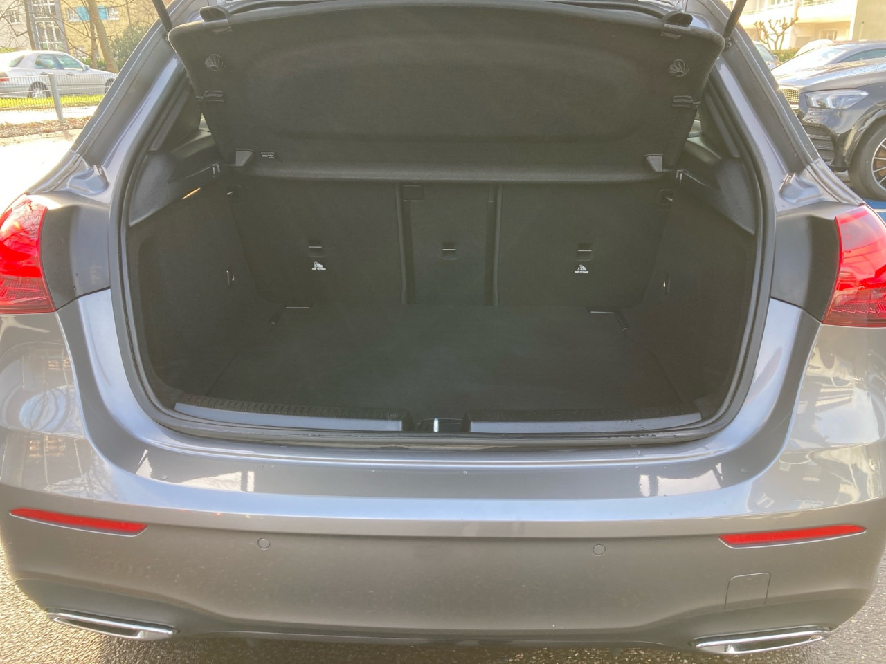 Getriebe: Automatikgetriebe 7G-DCT, 7 G&auml;ngeAusstattungslinie: AMG Line Exterieur: Advanced Plus,  AMG Line InterieurAusstattungspakete: AMG Sportpaket,  Komfort Paket: Sitzkomfort-Paket,  Night-Paket,  Licht- und Sichtpaket,  SpiegelpaketAssistenzsysteme: Fernlichtassistent,  Aktiver Park-Assistent inkl. PARKTRONIC,  R&uuml;ckfahrkamera,  Fahrlichtautomatik,  Berganfahrhilfe,  Spracheingabesystem,  M&uuml;digkeitserkennung,  Spurhalteassistent,  Bremsassistent,  COLLISION PREVENTION ASSIST,  ATTENTION ASSIST,  Geschwindigkeitslimit-Assistent,  GespannstabilisierungLicht und Sicht: LED-Scheinwerfer,  Tagfahrlicht,  Regensensor,  Automatisch abblendender Innenspiegel,  W&auml;rmeschutzverglasung,  Ambientebeleuchtung mehrfarbig,  LichtsensorAudio &amp; Kommunikation: MBUX,  Navigationssystem,  Radio,  Multi-Funktions-Display,  Digitaler Radioempfang DAB,  USB Anschluss,  Mercedes connect me,  Handyvorbereitung Bluetooth,  Kabelloses Laden f&uuml;r Handys,  WLAN HotspotKomfort: Digitales Kombiinstrument,  Klimaautomatik,  Panorama-Schiebedach,  Fahrersitz h&ouml;henverstellbar,  Lordosenst&uuml;tze Fahrer/Beifahrer,  Sitzheizung Fahrer/Beifahrer,  Sportsitze,  Armauflage hinten,  Direktlenkung,  Lenks&auml;ule verstellbar,  Keyless-Go,  Auto Start Stop Funktion,  Zentralver. mit Fernbedienung,  Fensterheber elektrisch,  Kopfst&uuml;tzen vorn und hinten,  DYNAMIC SELECT,  Getr&auml;nkehalter vornInterieur: Sitze Kunstleder Ledernachbildung ARTICO / Mikrofaser MICROCUT schwarz,  Innenfarbe schwarz,  Multifunktions-Sport-/Lederlenkrad,  Bordcomputer,  R&uuml;cksitze klappbar,  Bodenbelag Teppich,  Lenkrad-SchaltwippenExterieur: Anh&auml;ngerkupplung schwenkbar,  Touchscreen Bedienung,  Sportbremsanlage,  AMG Leichtmetallfelgen 18 Zoll,  Au&szlig;enspiegel elekt. anklappbar,  Reifenpannenset,  Notrufsystem,  FahrzeugpersonalisierungSicherheit: i-Size Kindersitzbefestigung,  Fu&szlig;g&auml;ngerschutzsystem,  Fahrer- /Beifahrerairbag,  Seitenairbag vorn,  Knieairbag Fahrer,  Traktionskontrolle,  Elektr. Stabilit&auml;tsprogramm ESP,  Reifendruckkontrolle,  Wegfahrsperre,  Au&szlig;entemperatur Anzeige,  Antiblockiersystem ABS,  Bremsverschlei&szlig;anzeige,  Notbremsassistent,  Totwinkel-AssistentWeitere Ausstattung: PDB Advanced-Plus-Paket mit  Digitalen Extras,  Gebrauchtwagensiegel: Junge SterneSonstige Ma&szlig;e und Gewichte: Nutzlast: 480 kg,  zul&auml;ssiges Gesamtgewicht: 1.865 kg,  Radstand: 2.729 mmIrrt&uuml;mer und &Auml;nderungen vorbehalten