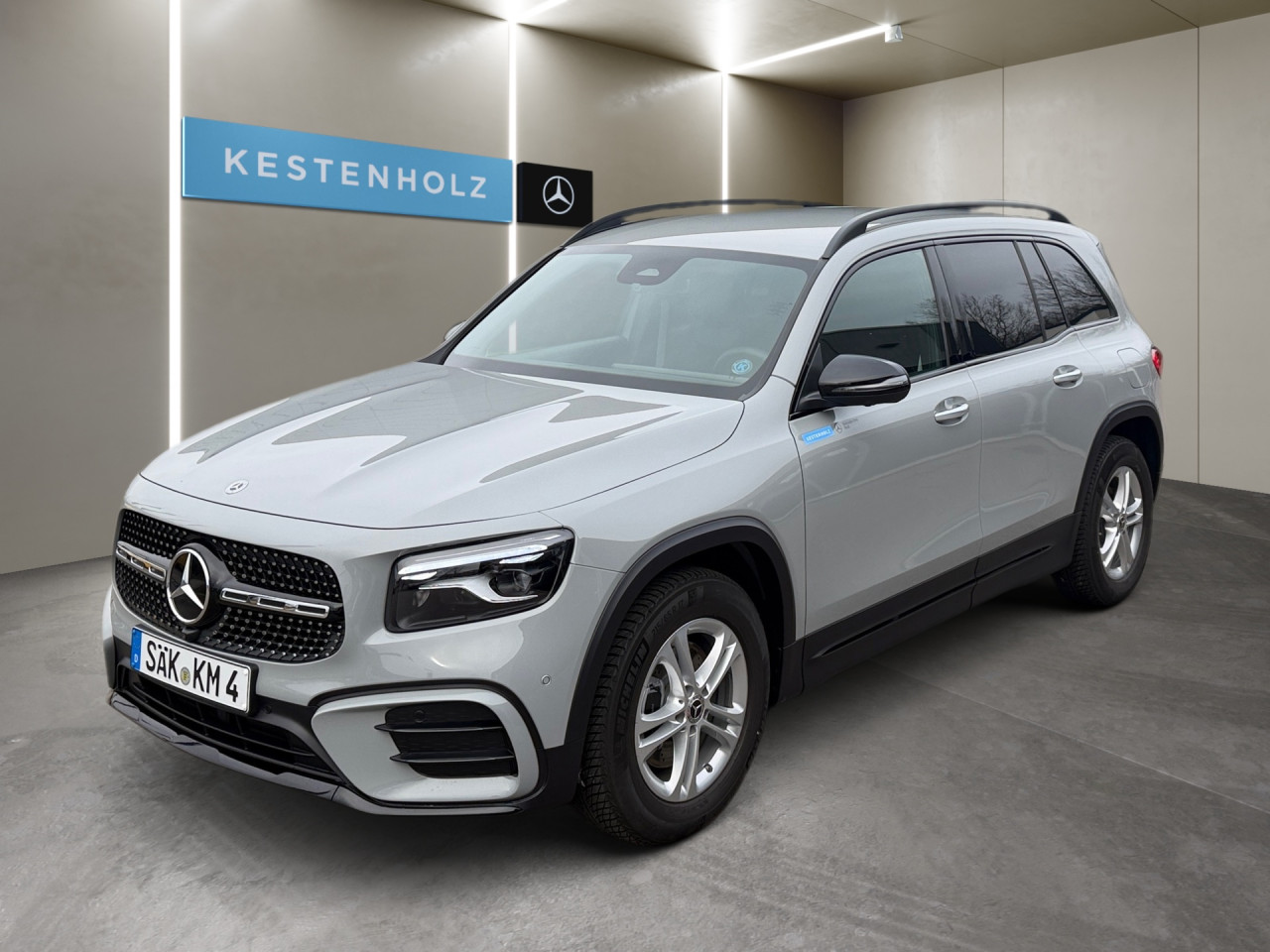 Getriebe: Automatikgetriebe, 8 G&auml;ngeAusstattungslinie: AMG Line Exterieur,  AMG Line InterieurAusstattungspakete: Winterpaket,  AMG Sportpaket,  Komfort Paket: Sitzkomfort-Paket,  Night-Paket,  Licht- und Sichtpaket,  SpiegelpaketAssistenzsysteme: Fernlichtassistent,  Aktiver Park-Assistent inkl. PARKTRONIC,  Surround-Kamerasystem: Park-Paket mit 360&deg;-Kamera,  Tempomat,  Berganfahrhilfe,  Spracheingabesystem,  M&uuml;digkeitserkennung,  Spurhalteassistent,  Bremsassistent,  COLLISION PREVENTION ASSIST,  Geschwindigkeitslimit-Assistent,  GespannstabilisierungLicht und Sicht: Multibeam LED Scheinwerfer,  Tagfahrlicht,  Regensensor,  Automatisch abblendender Innenspiegel,  W&auml;rmeschutzverglasung,  Ambientebeleuchtung,  LichtsensorAudio &amp; Kommunikation: MBUX,  Navigationssystem,  Radio,  Digitaler Radioempfang DAB,  Soundsystem,  USB Anschluss,  Mercedes connect me,  Handyvorbereitung Bluetooth,  Android Auto u. Apple CarPlay,  Kabelloses Laden f&uuml;r Handys,  WLAN HotspotKomfort: Digitales Kombiinstrument,  Klimaautomatik,  Lordosenst&uuml;tze Fahrer/Beifahrer,  Sitzheizung Fahrer/Beifahrer,  Sportsitze,  Armauflage hinten,  Servolenkung,  Lenks&auml;ule verstellbar,  HANDS-FREE ACCESS,  Start-Stopp System,  Zentralver. mit Fernbedienung,  Fensterheber elektrisch,  EASY-PACK Heckklappe,  DYNAMIC SELECT,  Getr&auml;nkehalter vornInterieur: Sitze Kunstleder Ledernachbildung ARTICO / Mikrofaser MICROCUT schwarz,  Innenfarbe schwarz,  Multifunktions-Sport-/Lederlenkrad,  Lenkradheizung,  Bordcomputer,  R&uuml;cksitze klappbar,  Dekoreinlagen: H62 Zierelemente Carbonstruktur,  Lenkrad-SchaltwippenExterieur: Anh&auml;ngerkupplung schwenkbar,  Touchscreen Bedienung,  Sportbremsanlage,  AMG Leichtmetallfelgen 19 Zoll,  Au&szlig;enspiegel elekt. anklappbar,  Dachreling: schwarz,  Reifenpannenset,  NotrufsystemSicherheit: i-Size Kindersitzbefestigung,  Fu&szlig;g&auml;ngerschutzsystem,  Fahrer- /Beifahrerairbag,  Seitenairbag vorn und hinten,  Knieairbag Fahrer,  Traktionskontrolle,  Elektr. Stabilit&auml;tsprogramm ESP,  Reifendruckkontrolle,  Wegfahrsperre,  Au&szlig;entemperatur Anzeige,  Antiblockiersystem ABS,  Bremsverschlei&szlig;anzeige,  Notbremsassistent,  Totwinkel-AssistentWeitere Ausstattung: 2S0 Digitales Extra: Individualisierungs-Paket,  Special Edition,  859 CENTRAL MEDIA DISPLAY,  PDB Advanced-Plus-Paket mit  Digitalen Extras,  PXX Steuercode f&uuml;r Werkszuordnung,  00U Digitales Extra: Remote Services,  Laderaum-Paket,  273 Ausstiegswarnfunktion,  321 FingerabdrucksensorSonstige Ma&szlig;e und Gewichte: Nutzlast: 500 kg,  zul&auml;ssiges Gesamtgewicht: 2.285 kg,  Kraftstofftank: 51l,  Radstand: 2.829 mm24 Monate Garantie ab Erstzulassung. Fahrzeug hat Haltedauer. Liefertermin in Abstimmung mit dem Verk&auml;ufer. Irrt&uuml;mer und &Auml;nderungen vorbehalten