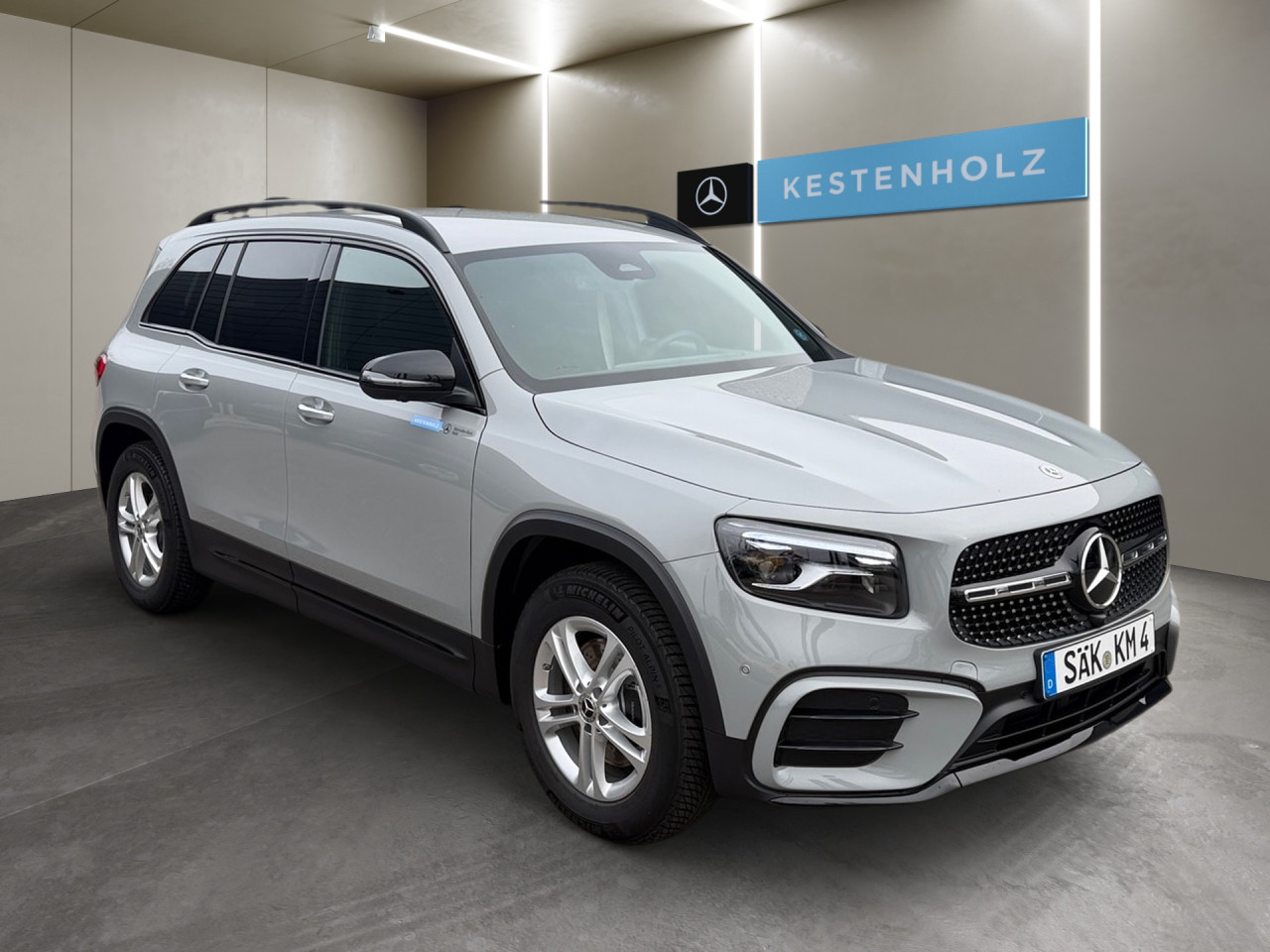 Getriebe: Automatikgetriebe, 8 G&auml;ngeAusstattungslinie: AMG Line Exterieur,  AMG Line InterieurAusstattungspakete: Winterpaket,  AMG Sportpaket,  Komfort Paket: Sitzkomfort-Paket,  Night-Paket,  Licht- und Sichtpaket,  SpiegelpaketAssistenzsysteme: Fernlichtassistent,  Aktiver Park-Assistent inkl. PARKTRONIC,  Surround-Kamerasystem: Park-Paket mit 360&deg;-Kamera,  Tempomat,  Berganfahrhilfe,  Spracheingabesystem,  M&uuml;digkeitserkennung,  Spurhalteassistent,  Bremsassistent,  COLLISION PREVENTION ASSIST,  Geschwindigkeitslimit-Assistent,  GespannstabilisierungLicht und Sicht: Multibeam LED Scheinwerfer,  Tagfahrlicht,  Regensensor,  Automatisch abblendender Innenspiegel,  W&auml;rmeschutzverglasung,  Ambientebeleuchtung,  LichtsensorAudio &amp; Kommunikation: MBUX,  Navigationssystem,  Radio,  Digitaler Radioempfang DAB,  Soundsystem,  USB Anschluss,  Mercedes connect me,  Handyvorbereitung Bluetooth,  Android Auto u. Apple CarPlay,  Kabelloses Laden f&uuml;r Handys,  WLAN HotspotKomfort: Digitales Kombiinstrument,  Klimaautomatik,  Lordosenst&uuml;tze Fahrer/Beifahrer,  Sitzheizung Fahrer/Beifahrer,  Sportsitze,  Armauflage hinten,  Servolenkung,  Lenks&auml;ule verstellbar,  HANDS-FREE ACCESS,  Start-Stopp System,  Zentralver. mit Fernbedienung,  Fensterheber elektrisch,  EASY-PACK Heckklappe,  DYNAMIC SELECT,  Getr&auml;nkehalter vornInterieur: Sitze Kunstleder Ledernachbildung ARTICO / Mikrofaser MICROCUT schwarz,  Innenfarbe schwarz,  Multifunktions-Sport-/Lederlenkrad,  Lenkradheizung,  Bordcomputer,  R&uuml;cksitze klappbar,  Dekoreinlagen: H62 Zierelemente Carbonstruktur,  Lenkrad-SchaltwippenExterieur: Anh&auml;ngerkupplung schwenkbar,  Touchscreen Bedienung,  Sportbremsanlage,  AMG Leichtmetallfelgen 19 Zoll,  Au&szlig;enspiegel elekt. anklappbar,  Dachreling: schwarz,  Reifenpannenset,  NotrufsystemSicherheit: i-Size Kindersitzbefestigung,  Fu&szlig;g&auml;ngerschutzsystem,  Fahrer- /Beifahrerairbag,  Seitenairbag vorn und hinten,  Knieairbag Fahrer,  Traktionskontrolle,  Elektr. Stabilit&auml;tsprogramm ESP,  Reifendruckkontrolle,  Wegfahrsperre,  Au&szlig;entemperatur Anzeige,  Antiblockiersystem ABS,  Bremsverschlei&szlig;anzeige,  Notbremsassistent,  Totwinkel-AssistentWeitere Ausstattung: 2S0 Digitales Extra: Individualisierungs-Paket,  Special Edition,  859 CENTRAL MEDIA DISPLAY,  PDB Advanced-Plus-Paket mit  Digitalen Extras,  PXX Steuercode f&uuml;r Werkszuordnung,  00U Digitales Extra: Remote Services,  Laderaum-Paket,  273 Ausstiegswarnfunktion,  321 FingerabdrucksensorSonstige Ma&szlig;e und Gewichte: Nutzlast: 500 kg,  zul&auml;ssiges Gesamtgewicht: 2.285 kg,  Kraftstofftank: 51l,  Radstand: 2.829 mm24 Monate Garantie ab Erstzulassung. Fahrzeug hat Haltedauer. Liefertermin in Abstimmung mit dem Verk&auml;ufer. Irrt&uuml;mer und &Auml;nderungen vorbehalten