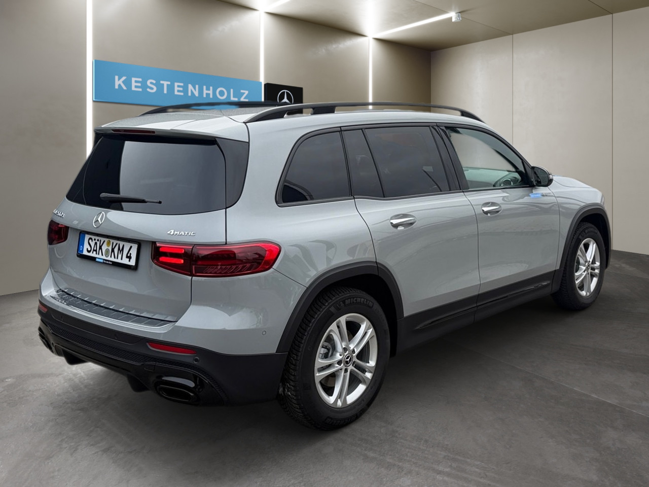 Getriebe: Automatikgetriebe, 8 G&auml;ngeAusstattungslinie: AMG Line Exterieur,  AMG Line InterieurAusstattungspakete: Winterpaket,  AMG Sportpaket,  Komfort Paket: Sitzkomfort-Paket,  Night-Paket,  Licht- und Sichtpaket,  SpiegelpaketAssistenzsysteme: Fernlichtassistent,  Aktiver Park-Assistent inkl. PARKTRONIC,  Surround-Kamerasystem: Park-Paket mit 360&deg;-Kamera,  Tempomat,  Berganfahrhilfe,  Spracheingabesystem,  M&uuml;digkeitserkennung,  Spurhalteassistent,  Bremsassistent,  COLLISION PREVENTION ASSIST,  Geschwindigkeitslimit-Assistent,  GespannstabilisierungLicht und Sicht: Multibeam LED Scheinwerfer,  Tagfahrlicht,  Regensensor,  Automatisch abblendender Innenspiegel,  W&auml;rmeschutzverglasung,  Ambientebeleuchtung,  LichtsensorAudio &amp; Kommunikation: MBUX,  Navigationssystem,  Radio,  Digitaler Radioempfang DAB,  Soundsystem,  USB Anschluss,  Mercedes connect me,  Handyvorbereitung Bluetooth,  Android Auto u. Apple CarPlay,  Kabelloses Laden f&uuml;r Handys,  WLAN HotspotKomfort: Digitales Kombiinstrument,  Klimaautomatik,  Lordosenst&uuml;tze Fahrer/Beifahrer,  Sitzheizung Fahrer/Beifahrer,  Sportsitze,  Armauflage hinten,  Servolenkung,  Lenks&auml;ule verstellbar,  HANDS-FREE ACCESS,  Start-Stopp System,  Zentralver. mit Fernbedienung,  Fensterheber elektrisch,  EASY-PACK Heckklappe,  DYNAMIC SELECT,  Getr&auml;nkehalter vornInterieur: Sitze Kunstleder Ledernachbildung ARTICO / Mikrofaser MICROCUT schwarz,  Innenfarbe schwarz,  Multifunktions-Sport-/Lederlenkrad,  Lenkradheizung,  Bordcomputer,  R&uuml;cksitze klappbar,  Dekoreinlagen: H62 Zierelemente Carbonstruktur,  Lenkrad-SchaltwippenExterieur: Anh&auml;ngerkupplung schwenkbar,  Touchscreen Bedienung,  Sportbremsanlage,  AMG Leichtmetallfelgen 19 Zoll,  Au&szlig;enspiegel elekt. anklappbar,  Dachreling: schwarz,  Reifenpannenset,  NotrufsystemSicherheit: i-Size Kindersitzbefestigung,  Fu&szlig;g&auml;ngerschutzsystem,  Fahrer- /Beifahrerairbag,  Seitenairbag vorn und hinten,  Knieairbag Fahrer,  Traktionskontrolle,  Elektr. Stabilit&auml;tsprogramm ESP,  Reifendruckkontrolle,  Wegfahrsperre,  Au&szlig;entemperatur Anzeige,  Antiblockiersystem ABS,  Bremsverschlei&szlig;anzeige,  Notbremsassistent,  Totwinkel-AssistentWeitere Ausstattung: 2S0 Digitales Extra: Individualisierungs-Paket,  Special Edition,  859 CENTRAL MEDIA DISPLAY,  PDB Advanced-Plus-Paket mit  Digitalen Extras,  PXX Steuercode f&uuml;r Werkszuordnung,  00U Digitales Extra: Remote Services,  Laderaum-Paket,  273 Ausstiegswarnfunktion,  321 FingerabdrucksensorSonstige Ma&szlig;e und Gewichte: Nutzlast: 500 kg,  zul&auml;ssiges Gesamtgewicht: 2.285 kg,  Kraftstofftank: 51l,  Radstand: 2.829 mm24 Monate Garantie ab Erstzulassung. Fahrzeug hat Haltedauer. Liefertermin in Abstimmung mit dem Verk&auml;ufer. Irrt&uuml;mer und &Auml;nderungen vorbehalten