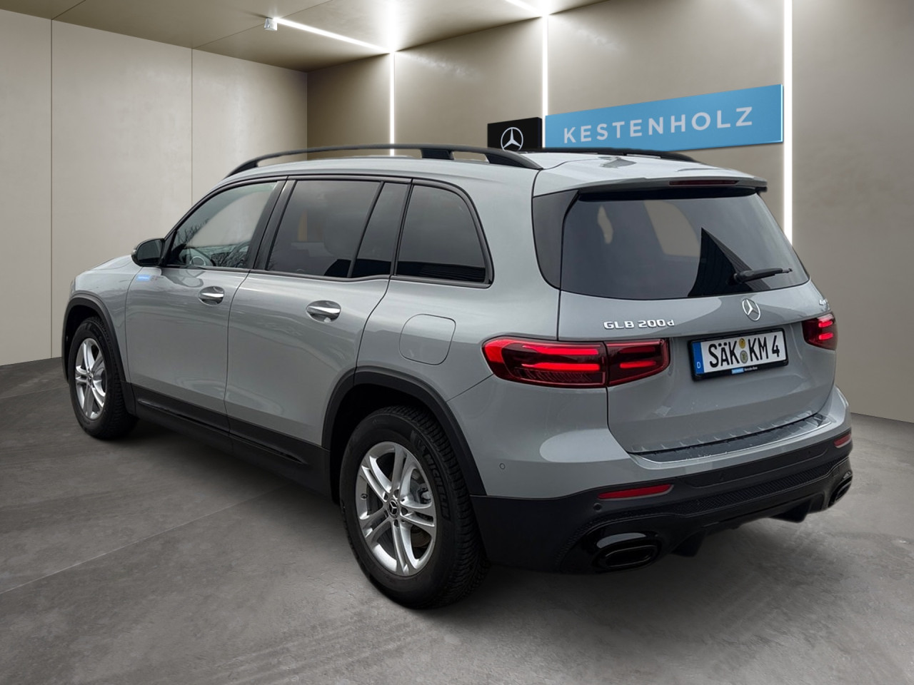 Getriebe: Automatikgetriebe, 8 G&auml;ngeAusstattungslinie: AMG Line Exterieur,  AMG Line InterieurAusstattungspakete: Winterpaket,  AMG Sportpaket,  Komfort Paket: Sitzkomfort-Paket,  Night-Paket,  Licht- und Sichtpaket,  SpiegelpaketAssistenzsysteme: Fernlichtassistent,  Aktiver Park-Assistent inkl. PARKTRONIC,  Surround-Kamerasystem: Park-Paket mit 360&deg;-Kamera,  Tempomat,  Berganfahrhilfe,  Spracheingabesystem,  M&uuml;digkeitserkennung,  Spurhalteassistent,  Bremsassistent,  COLLISION PREVENTION ASSIST,  Geschwindigkeitslimit-Assistent,  GespannstabilisierungLicht und Sicht: Multibeam LED Scheinwerfer,  Tagfahrlicht,  Regensensor,  Automatisch abblendender Innenspiegel,  W&auml;rmeschutzverglasung,  Ambientebeleuchtung,  LichtsensorAudio &amp; Kommunikation: MBUX,  Navigationssystem,  Radio,  Digitaler Radioempfang DAB,  Soundsystem,  USB Anschluss,  Mercedes connect me,  Handyvorbereitung Bluetooth,  Android Auto u. Apple CarPlay,  Kabelloses Laden f&uuml;r Handys,  WLAN HotspotKomfort: Digitales Kombiinstrument,  Klimaautomatik,  Lordosenst&uuml;tze Fahrer/Beifahrer,  Sitzheizung Fahrer/Beifahrer,  Sportsitze,  Armauflage hinten,  Servolenkung,  Lenks&auml;ule verstellbar,  HANDS-FREE ACCESS,  Start-Stopp System,  Zentralver. mit Fernbedienung,  Fensterheber elektrisch,  EASY-PACK Heckklappe,  DYNAMIC SELECT,  Getr&auml;nkehalter vornInterieur: Sitze Kunstleder Ledernachbildung ARTICO / Mikrofaser MICROCUT schwarz,  Innenfarbe schwarz,  Multifunktions-Sport-/Lederlenkrad,  Lenkradheizung,  Bordcomputer,  R&uuml;cksitze klappbar,  Dekoreinlagen: H62 Zierelemente Carbonstruktur,  Lenkrad-SchaltwippenExterieur: Anh&auml;ngerkupplung schwenkbar,  Touchscreen Bedienung,  Sportbremsanlage,  AMG Leichtmetallfelgen 19 Zoll,  Au&szlig;enspiegel elekt. anklappbar,  Dachreling: schwarz,  Reifenpannenset,  NotrufsystemSicherheit: i-Size Kindersitzbefestigung,  Fu&szlig;g&auml;ngerschutzsystem,  Fahrer- /Beifahrerairbag,  Seitenairbag vorn und hinten,  Knieairbag Fahrer,  Traktionskontrolle,  Elektr. Stabilit&auml;tsprogramm ESP,  Reifendruckkontrolle,  Wegfahrsperre,  Au&szlig;entemperatur Anzeige,  Antiblockiersystem ABS,  Bremsverschlei&szlig;anzeige,  Notbremsassistent,  Totwinkel-AssistentWeitere Ausstattung: 2S0 Digitales Extra: Individualisierungs-Paket,  Special Edition,  859 CENTRAL MEDIA DISPLAY,  PDB Advanced-Plus-Paket mit  Digitalen Extras,  PXX Steuercode f&uuml;r Werkszuordnung,  00U Digitales Extra: Remote Services,  Laderaum-Paket,  273 Ausstiegswarnfunktion,  321 FingerabdrucksensorSonstige Ma&szlig;e und Gewichte: Nutzlast: 500 kg,  zul&auml;ssiges Gesamtgewicht: 2.285 kg,  Kraftstofftank: 51l,  Radstand: 2.829 mm24 Monate Garantie ab Erstzulassung. Fahrzeug hat Haltedauer. Liefertermin in Abstimmung mit dem Verk&auml;ufer. Irrt&uuml;mer und &Auml;nderungen vorbehalten