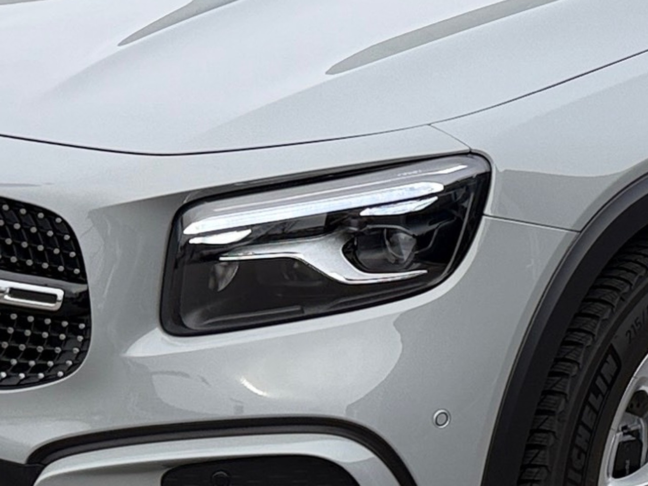 Getriebe: Automatikgetriebe, 8 G&auml;ngeAusstattungslinie: AMG Line Exterieur,  AMG Line InterieurAusstattungspakete: Winterpaket,  AMG Sportpaket,  Komfort Paket: Sitzkomfort-Paket,  Night-Paket,  Licht- und Sichtpaket,  SpiegelpaketAssistenzsysteme: Fernlichtassistent,  Aktiver Park-Assistent inkl. PARKTRONIC,  Surround-Kamerasystem: Park-Paket mit 360&deg;-Kamera,  Tempomat,  Berganfahrhilfe,  Spracheingabesystem,  M&uuml;digkeitserkennung,  Spurhalteassistent,  Bremsassistent,  COLLISION PREVENTION ASSIST,  Geschwindigkeitslimit-Assistent,  GespannstabilisierungLicht und Sicht: Multibeam LED Scheinwerfer,  Tagfahrlicht,  Regensensor,  Automatisch abblendender Innenspiegel,  W&auml;rmeschutzverglasung,  Ambientebeleuchtung,  LichtsensorAudio &amp; Kommunikation: MBUX,  Navigationssystem,  Radio,  Digitaler Radioempfang DAB,  Soundsystem,  USB Anschluss,  Mercedes connect me,  Handyvorbereitung Bluetooth,  Android Auto u. Apple CarPlay,  Kabelloses Laden f&uuml;r Handys,  WLAN HotspotKomfort: Digitales Kombiinstrument,  Klimaautomatik,  Lordosenst&uuml;tze Fahrer/Beifahrer,  Sitzheizung Fahrer/Beifahrer,  Sportsitze,  Armauflage hinten,  Servolenkung,  Lenks&auml;ule verstellbar,  HANDS-FREE ACCESS,  Start-Stopp System,  Zentralver. mit Fernbedienung,  Fensterheber elektrisch,  EASY-PACK Heckklappe,  DYNAMIC SELECT,  Getr&auml;nkehalter vornInterieur: Sitze Kunstleder Ledernachbildung ARTICO / Mikrofaser MICROCUT schwarz,  Innenfarbe schwarz,  Multifunktions-Sport-/Lederlenkrad,  Lenkradheizung,  Bordcomputer,  R&uuml;cksitze klappbar,  Dekoreinlagen: H62 Zierelemente Carbonstruktur,  Lenkrad-SchaltwippenExterieur: Anh&auml;ngerkupplung schwenkbar,  Touchscreen Bedienung,  Sportbremsanlage,  AMG Leichtmetallfelgen 19 Zoll,  Au&szlig;enspiegel elekt. anklappbar,  Dachreling: schwarz,  Reifenpannenset,  NotrufsystemSicherheit: i-Size Kindersitzbefestigung,  Fu&szlig;g&auml;ngerschutzsystem,  Fahrer- /Beifahrerairbag,  Seitenairbag vorn und hinten,  Knieairbag Fahrer,  Traktionskontrolle,  Elektr. Stabilit&auml;tsprogramm ESP,  Reifendruckkontrolle,  Wegfahrsperre,  Au&szlig;entemperatur Anzeige,  Antiblockiersystem ABS,  Bremsverschlei&szlig;anzeige,  Notbremsassistent,  Totwinkel-AssistentWeitere Ausstattung: 2S0 Digitales Extra: Individualisierungs-Paket,  Special Edition,  859 CENTRAL MEDIA DISPLAY,  PDB Advanced-Plus-Paket mit  Digitalen Extras,  PXX Steuercode f&uuml;r Werkszuordnung,  00U Digitales Extra: Remote Services,  Laderaum-Paket,  273 Ausstiegswarnfunktion,  321 FingerabdrucksensorSonstige Ma&szlig;e und Gewichte: Nutzlast: 500 kg,  zul&auml;ssiges Gesamtgewicht: 2.285 kg,  Kraftstofftank: 51l,  Radstand: 2.829 mm24 Monate Garantie ab Erstzulassung. Fahrzeug hat Haltedauer. Liefertermin in Abstimmung mit dem Verk&auml;ufer. Irrt&uuml;mer und &Auml;nderungen vorbehalten
