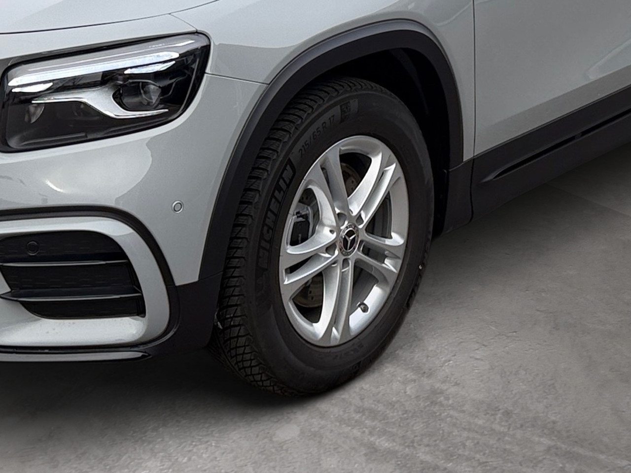 Getriebe: Automatikgetriebe, 8 G&auml;ngeAusstattungslinie: AMG Line Exterieur,  AMG Line InterieurAusstattungspakete: Winterpaket,  AMG Sportpaket,  Komfort Paket: Sitzkomfort-Paket,  Night-Paket,  Licht- und Sichtpaket,  SpiegelpaketAssistenzsysteme: Fernlichtassistent,  Aktiver Park-Assistent inkl. PARKTRONIC,  Surround-Kamerasystem: Park-Paket mit 360&deg;-Kamera,  Tempomat,  Berganfahrhilfe,  Spracheingabesystem,  M&uuml;digkeitserkennung,  Spurhalteassistent,  Bremsassistent,  COLLISION PREVENTION ASSIST,  Geschwindigkeitslimit-Assistent,  GespannstabilisierungLicht und Sicht: Multibeam LED Scheinwerfer,  Tagfahrlicht,  Regensensor,  Automatisch abblendender Innenspiegel,  W&auml;rmeschutzverglasung,  Ambientebeleuchtung,  LichtsensorAudio &amp; Kommunikation: MBUX,  Navigationssystem,  Radio,  Digitaler Radioempfang DAB,  Soundsystem,  USB Anschluss,  Mercedes connect me,  Handyvorbereitung Bluetooth,  Android Auto u. Apple CarPlay,  Kabelloses Laden f&uuml;r Handys,  WLAN HotspotKomfort: Digitales Kombiinstrument,  Klimaautomatik,  Lordosenst&uuml;tze Fahrer/Beifahrer,  Sitzheizung Fahrer/Beifahrer,  Sportsitze,  Armauflage hinten,  Servolenkung,  Lenks&auml;ule verstellbar,  HANDS-FREE ACCESS,  Start-Stopp System,  Zentralver. mit Fernbedienung,  Fensterheber elektrisch,  EASY-PACK Heckklappe,  DYNAMIC SELECT,  Getr&auml;nkehalter vornInterieur: Sitze Kunstleder Ledernachbildung ARTICO / Mikrofaser MICROCUT schwarz,  Innenfarbe schwarz,  Multifunktions-Sport-/Lederlenkrad,  Lenkradheizung,  Bordcomputer,  R&uuml;cksitze klappbar,  Dekoreinlagen: H62 Zierelemente Carbonstruktur,  Lenkrad-SchaltwippenExterieur: Anh&auml;ngerkupplung schwenkbar,  Touchscreen Bedienung,  Sportbremsanlage,  AMG Leichtmetallfelgen 19 Zoll,  Au&szlig;enspiegel elekt. anklappbar,  Dachreling: schwarz,  Reifenpannenset,  NotrufsystemSicherheit: i-Size Kindersitzbefestigung,  Fu&szlig;g&auml;ngerschutzsystem,  Fahrer- /Beifahrerairbag,  Seitenairbag vorn und hinten,  Knieairbag Fahrer,  Traktionskontrolle,  Elektr. Stabilit&auml;tsprogramm ESP,  Reifendruckkontrolle,  Wegfahrsperre,  Au&szlig;entemperatur Anzeige,  Antiblockiersystem ABS,  Bremsverschlei&szlig;anzeige,  Notbremsassistent,  Totwinkel-AssistentWeitere Ausstattung: 2S0 Digitales Extra: Individualisierungs-Paket,  Special Edition,  859 CENTRAL MEDIA DISPLAY,  PDB Advanced-Plus-Paket mit  Digitalen Extras,  PXX Steuercode f&uuml;r Werkszuordnung,  00U Digitales Extra: Remote Services,  Laderaum-Paket,  273 Ausstiegswarnfunktion,  321 FingerabdrucksensorSonstige Ma&szlig;e und Gewichte: Nutzlast: 500 kg,  zul&auml;ssiges Gesamtgewicht: 2.285 kg,  Kraftstofftank: 51l,  Radstand: 2.829 mm24 Monate Garantie ab Erstzulassung. Fahrzeug hat Haltedauer. Liefertermin in Abstimmung mit dem Verk&auml;ufer. Irrt&uuml;mer und &Auml;nderungen vorbehalten
