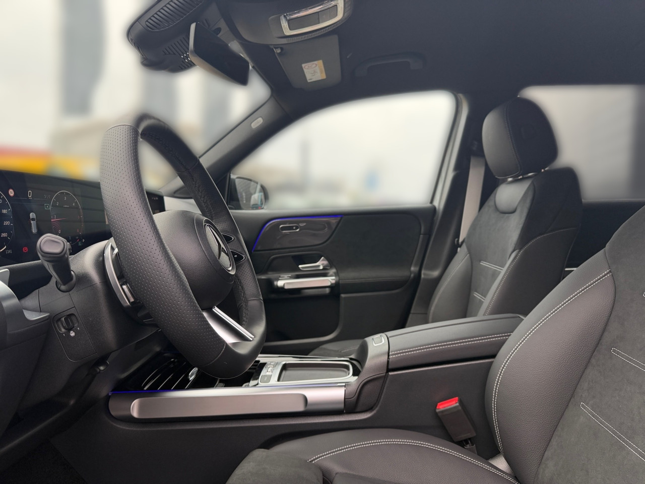 Getriebe: Automatikgetriebe, 8 G&auml;ngeAusstattungslinie: AMG Line Exterieur,  AMG Line InterieurAusstattungspakete: Winterpaket,  AMG Sportpaket,  Komfort Paket: Sitzkomfort-Paket,  Night-Paket,  Licht- und Sichtpaket,  SpiegelpaketAssistenzsysteme: Fernlichtassistent,  Aktiver Park-Assistent inkl. PARKTRONIC,  Surround-Kamerasystem: Park-Paket mit 360&deg;-Kamera,  Tempomat,  Berganfahrhilfe,  Spracheingabesystem,  M&uuml;digkeitserkennung,  Spurhalteassistent,  Bremsassistent,  COLLISION PREVENTION ASSIST,  Geschwindigkeitslimit-Assistent,  GespannstabilisierungLicht und Sicht: Multibeam LED Scheinwerfer,  Tagfahrlicht,  Regensensor,  Automatisch abblendender Innenspiegel,  W&auml;rmeschutzverglasung,  Ambientebeleuchtung,  LichtsensorAudio &amp; Kommunikation: MBUX,  Navigationssystem,  Radio,  Digitaler Radioempfang DAB,  Soundsystem,  USB Anschluss,  Mercedes connect me,  Handyvorbereitung Bluetooth,  Android Auto u. Apple CarPlay,  Kabelloses Laden f&uuml;r Handys,  WLAN HotspotKomfort: Digitales Kombiinstrument,  Klimaautomatik,  Lordosenst&uuml;tze Fahrer/Beifahrer,  Sitzheizung Fahrer/Beifahrer,  Sportsitze,  Armauflage hinten,  Servolenkung,  Lenks&auml;ule verstellbar,  HANDS-FREE ACCESS,  Start-Stopp System,  Zentralver. mit Fernbedienung,  Fensterheber elektrisch,  EASY-PACK Heckklappe,  DYNAMIC SELECT,  Getr&auml;nkehalter vornInterieur: Sitze Kunstleder Ledernachbildung ARTICO / Mikrofaser MICROCUT schwarz,  Innenfarbe schwarz,  Multifunktions-Sport-/Lederlenkrad,  Lenkradheizung,  Bordcomputer,  R&uuml;cksitze klappbar,  Dekoreinlagen: H62 Zierelemente Carbonstruktur,  Lenkrad-SchaltwippenExterieur: Anh&auml;ngerkupplung schwenkbar,  Touchscreen Bedienung,  Sportbremsanlage,  AMG Leichtmetallfelgen 19 Zoll,  Au&szlig;enspiegel elekt. anklappbar,  Dachreling: schwarz,  Reifenpannenset,  NotrufsystemSicherheit: i-Size Kindersitzbefestigung,  Fu&szlig;g&auml;ngerschutzsystem,  Fahrer- /Beifahrerairbag,  Seitenairbag vorn und hinten,  Knieairbag Fahrer,  Traktionskontrolle,  Elektr. Stabilit&auml;tsprogramm ESP,  Reifendruckkontrolle,  Wegfahrsperre,  Au&szlig;entemperatur Anzeige,  Antiblockiersystem ABS,  Bremsverschlei&szlig;anzeige,  Notbremsassistent,  Totwinkel-AssistentWeitere Ausstattung: 2S0 Digitales Extra: Individualisierungs-Paket,  Special Edition,  859 CENTRAL MEDIA DISPLAY,  PDB Advanced-Plus-Paket mit  Digitalen Extras,  PXX Steuercode f&uuml;r Werkszuordnung,  00U Digitales Extra: Remote Services,  Laderaum-Paket,  273 Ausstiegswarnfunktion,  321 FingerabdrucksensorSonstige Ma&szlig;e und Gewichte: Nutzlast: 500 kg,  zul&auml;ssiges Gesamtgewicht: 2.285 kg,  Kraftstofftank: 51l,  Radstand: 2.829 mm24 Monate Garantie ab Erstzulassung. Fahrzeug hat Haltedauer. Liefertermin in Abstimmung mit dem Verk&auml;ufer. Irrt&uuml;mer und &Auml;nderungen vorbehalten