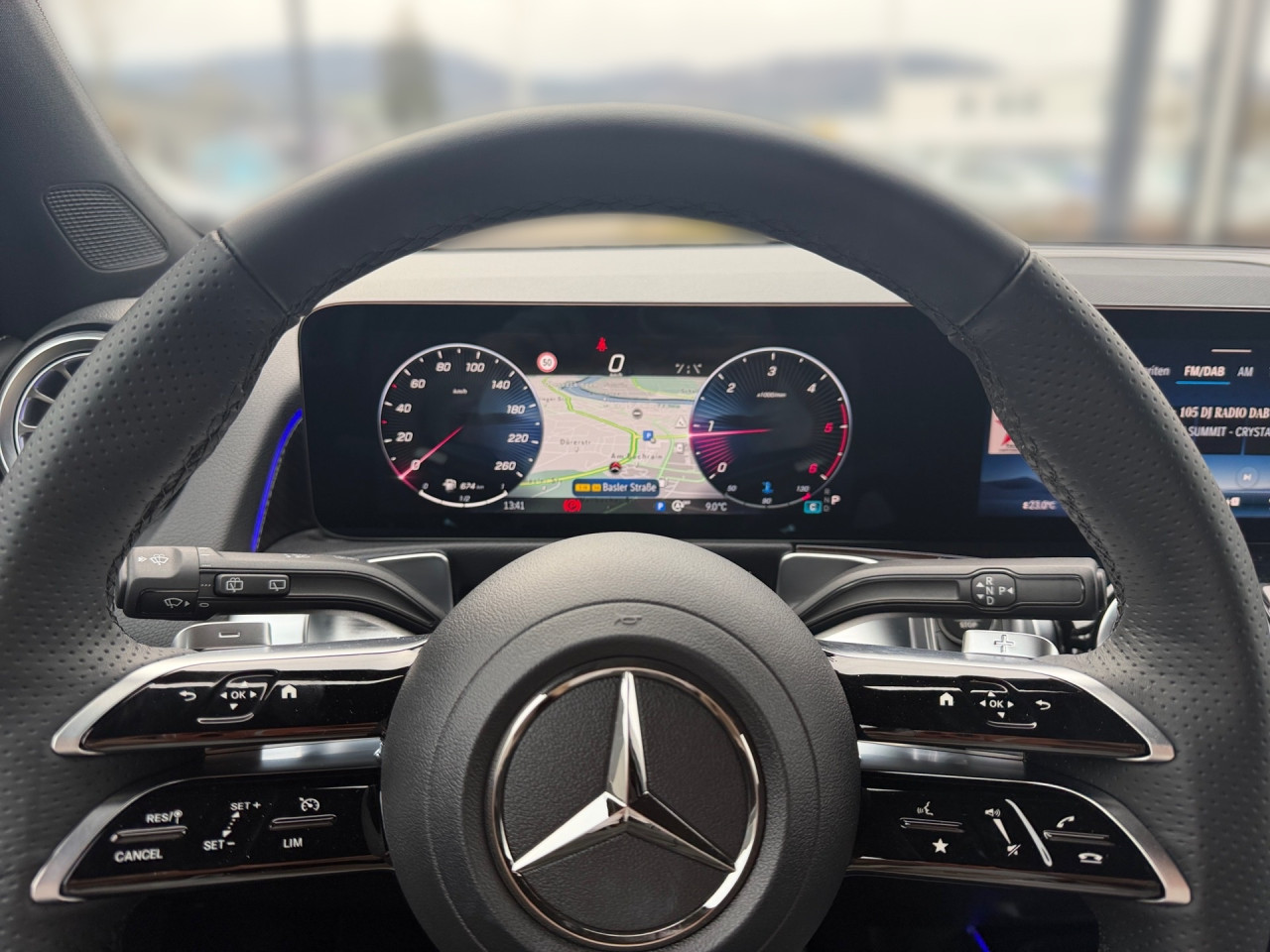 Getriebe: Automatikgetriebe, 8 G&auml;ngeAusstattungslinie: AMG Line Exterieur,  AMG Line InterieurAusstattungspakete: Winterpaket,  AMG Sportpaket,  Komfort Paket: Sitzkomfort-Paket,  Night-Paket,  Licht- und Sichtpaket,  SpiegelpaketAssistenzsysteme: Fernlichtassistent,  Aktiver Park-Assistent inkl. PARKTRONIC,  Surround-Kamerasystem: Park-Paket mit 360&deg;-Kamera,  Tempomat,  Berganfahrhilfe,  Spracheingabesystem,  M&uuml;digkeitserkennung,  Spurhalteassistent,  Bremsassistent,  COLLISION PREVENTION ASSIST,  Geschwindigkeitslimit-Assistent,  GespannstabilisierungLicht und Sicht: Multibeam LED Scheinwerfer,  Tagfahrlicht,  Regensensor,  Automatisch abblendender Innenspiegel,  W&auml;rmeschutzverglasung,  Ambientebeleuchtung,  LichtsensorAudio &amp; Kommunikation: MBUX,  Navigationssystem,  Radio,  Digitaler Radioempfang DAB,  Soundsystem,  USB Anschluss,  Mercedes connect me,  Handyvorbereitung Bluetooth,  Android Auto u. Apple CarPlay,  Kabelloses Laden f&uuml;r Handys,  WLAN HotspotKomfort: Digitales Kombiinstrument,  Klimaautomatik,  Lordosenst&uuml;tze Fahrer/Beifahrer,  Sitzheizung Fahrer/Beifahrer,  Sportsitze,  Armauflage hinten,  Servolenkung,  Lenks&auml;ule verstellbar,  HANDS-FREE ACCESS,  Start-Stopp System,  Zentralver. mit Fernbedienung,  Fensterheber elektrisch,  EASY-PACK Heckklappe,  DYNAMIC SELECT,  Getr&auml;nkehalter vornInterieur: Sitze Kunstleder Ledernachbildung ARTICO / Mikrofaser MICROCUT schwarz,  Innenfarbe schwarz,  Multifunktions-Sport-/Lederlenkrad,  Lenkradheizung,  Bordcomputer,  R&uuml;cksitze klappbar,  Dekoreinlagen: H62 Zierelemente Carbonstruktur,  Lenkrad-SchaltwippenExterieur: Anh&auml;ngerkupplung schwenkbar,  Touchscreen Bedienung,  Sportbremsanlage,  AMG Leichtmetallfelgen 19 Zoll,  Au&szlig;enspiegel elekt. anklappbar,  Dachreling: schwarz,  Reifenpannenset,  NotrufsystemSicherheit: i-Size Kindersitzbefestigung,  Fu&szlig;g&auml;ngerschutzsystem,  Fahrer- /Beifahrerairbag,  Seitenairbag vorn und hinten,  Knieairbag Fahrer,  Traktionskontrolle,  Elektr. Stabilit&auml;tsprogramm ESP,  Reifendruckkontrolle,  Wegfahrsperre,  Au&szlig;entemperatur Anzeige,  Antiblockiersystem ABS,  Bremsverschlei&szlig;anzeige,  Notbremsassistent,  Totwinkel-AssistentWeitere Ausstattung: 2S0 Digitales Extra: Individualisierungs-Paket,  Special Edition,  859 CENTRAL MEDIA DISPLAY,  PDB Advanced-Plus-Paket mit  Digitalen Extras,  PXX Steuercode f&uuml;r Werkszuordnung,  00U Digitales Extra: Remote Services,  Laderaum-Paket,  273 Ausstiegswarnfunktion,  321 FingerabdrucksensorSonstige Ma&szlig;e und Gewichte: Nutzlast: 500 kg,  zul&auml;ssiges Gesamtgewicht: 2.285 kg,  Kraftstofftank: 51l,  Radstand: 2.829 mm24 Monate Garantie ab Erstzulassung. Fahrzeug hat Haltedauer. Liefertermin in Abstimmung mit dem Verk&auml;ufer. Irrt&uuml;mer und &Auml;nderungen vorbehalten