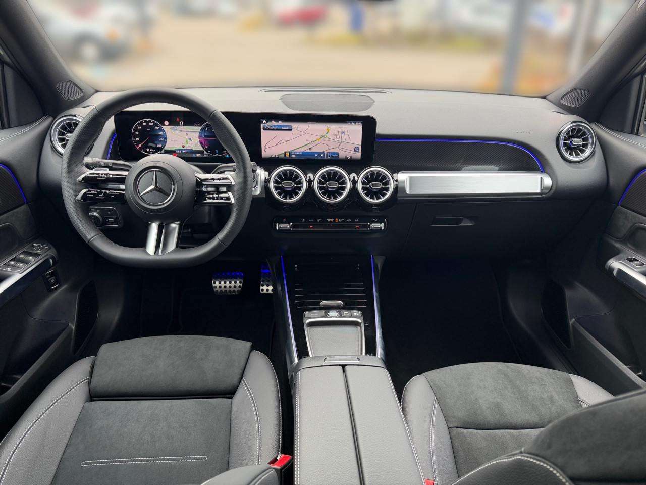 Getriebe: Automatikgetriebe, 8 G&auml;ngeAusstattungslinie: AMG Line Exterieur,  AMG Line InterieurAusstattungspakete: Winterpaket,  AMG Sportpaket,  Komfort Paket: Sitzkomfort-Paket,  Night-Paket,  Licht- und Sichtpaket,  SpiegelpaketAssistenzsysteme: Fernlichtassistent,  Aktiver Park-Assistent inkl. PARKTRONIC,  Surround-Kamerasystem: Park-Paket mit 360&deg;-Kamera,  Tempomat,  Berganfahrhilfe,  Spracheingabesystem,  M&uuml;digkeitserkennung,  Spurhalteassistent,  Bremsassistent,  COLLISION PREVENTION ASSIST,  Geschwindigkeitslimit-Assistent,  GespannstabilisierungLicht und Sicht: Multibeam LED Scheinwerfer,  Tagfahrlicht,  Regensensor,  Automatisch abblendender Innenspiegel,  W&auml;rmeschutzverglasung,  Ambientebeleuchtung,  LichtsensorAudio &amp; Kommunikation: MBUX,  Navigationssystem,  Radio,  Digitaler Radioempfang DAB,  Soundsystem,  USB Anschluss,  Mercedes connect me,  Handyvorbereitung Bluetooth,  Android Auto u. Apple CarPlay,  Kabelloses Laden f&uuml;r Handys,  WLAN HotspotKomfort: Digitales Kombiinstrument,  Klimaautomatik,  Lordosenst&uuml;tze Fahrer/Beifahrer,  Sitzheizung Fahrer/Beifahrer,  Sportsitze,  Armauflage hinten,  Servolenkung,  Lenks&auml;ule verstellbar,  HANDS-FREE ACCESS,  Start-Stopp System,  Zentralver. mit Fernbedienung,  Fensterheber elektrisch,  EASY-PACK Heckklappe,  DYNAMIC SELECT,  Getr&auml;nkehalter vornInterieur: Sitze Kunstleder Ledernachbildung ARTICO / Mikrofaser MICROCUT schwarz,  Innenfarbe schwarz,  Multifunktions-Sport-/Lederlenkrad,  Lenkradheizung,  Bordcomputer,  R&uuml;cksitze klappbar,  Dekoreinlagen: H62 Zierelemente Carbonstruktur,  Lenkrad-SchaltwippenExterieur: Anh&auml;ngerkupplung schwenkbar,  Touchscreen Bedienung,  Sportbremsanlage,  AMG Leichtmetallfelgen 19 Zoll,  Au&szlig;enspiegel elekt. anklappbar,  Dachreling: schwarz,  Reifenpannenset,  NotrufsystemSicherheit: i-Size Kindersitzbefestigung,  Fu&szlig;g&auml;ngerschutzsystem,  Fahrer- /Beifahrerairbag,  Seitenairbag vorn und hinten,  Knieairbag Fahrer,  Traktionskontrolle,  Elektr. Stabilit&auml;tsprogramm ESP,  Reifendruckkontrolle,  Wegfahrsperre,  Au&szlig;entemperatur Anzeige,  Antiblockiersystem ABS,  Bremsverschlei&szlig;anzeige,  Notbremsassistent,  Totwinkel-AssistentWeitere Ausstattung: 2S0 Digitales Extra: Individualisierungs-Paket,  Special Edition,  859 CENTRAL MEDIA DISPLAY,  PDB Advanced-Plus-Paket mit  Digitalen Extras,  PXX Steuercode f&uuml;r Werkszuordnung,  00U Digitales Extra: Remote Services,  Laderaum-Paket,  273 Ausstiegswarnfunktion,  321 FingerabdrucksensorSonstige Ma&szlig;e und Gewichte: Nutzlast: 500 kg,  zul&auml;ssiges Gesamtgewicht: 2.285 kg,  Kraftstofftank: 51l,  Radstand: 2.829 mm24 Monate Garantie ab Erstzulassung. Fahrzeug hat Haltedauer. Liefertermin in Abstimmung mit dem Verk&auml;ufer. Irrt&uuml;mer und &Auml;nderungen vorbehalten