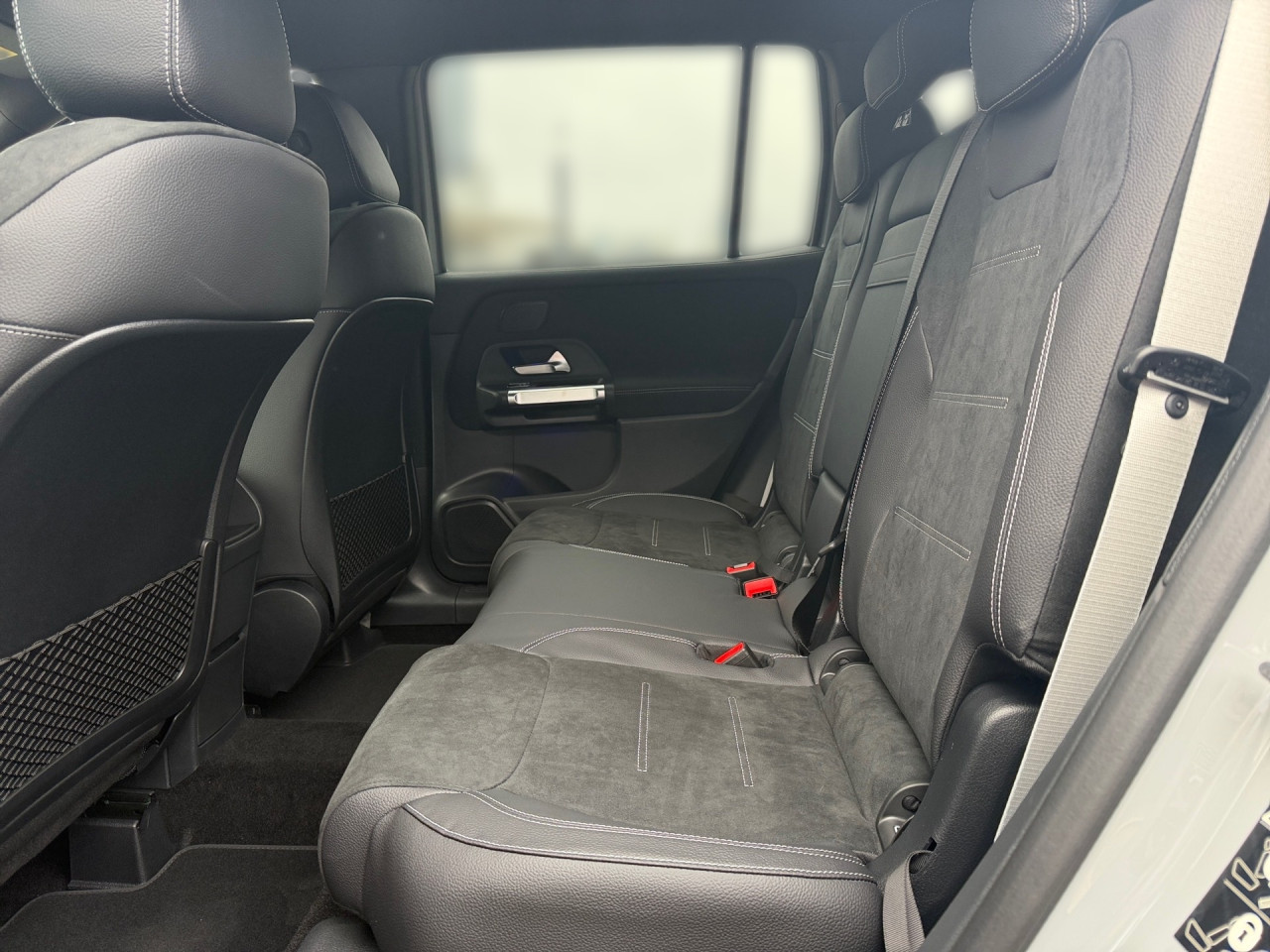 Getriebe: Automatikgetriebe, 8 G&auml;ngeAusstattungslinie: AMG Line Exterieur,  AMG Line InterieurAusstattungspakete: Winterpaket,  AMG Sportpaket,  Komfort Paket: Sitzkomfort-Paket,  Night-Paket,  Licht- und Sichtpaket,  SpiegelpaketAssistenzsysteme: Fernlichtassistent,  Aktiver Park-Assistent inkl. PARKTRONIC,  Surround-Kamerasystem: Park-Paket mit 360&deg;-Kamera,  Tempomat,  Berganfahrhilfe,  Spracheingabesystem,  M&uuml;digkeitserkennung,  Spurhalteassistent,  Bremsassistent,  COLLISION PREVENTION ASSIST,  Geschwindigkeitslimit-Assistent,  GespannstabilisierungLicht und Sicht: Multibeam LED Scheinwerfer,  Tagfahrlicht,  Regensensor,  Automatisch abblendender Innenspiegel,  W&auml;rmeschutzverglasung,  Ambientebeleuchtung,  LichtsensorAudio &amp; Kommunikation: MBUX,  Navigationssystem,  Radio,  Digitaler Radioempfang DAB,  Soundsystem,  USB Anschluss,  Mercedes connect me,  Handyvorbereitung Bluetooth,  Android Auto u. Apple CarPlay,  Kabelloses Laden f&uuml;r Handys,  WLAN HotspotKomfort: Digitales Kombiinstrument,  Klimaautomatik,  Lordosenst&uuml;tze Fahrer/Beifahrer,  Sitzheizung Fahrer/Beifahrer,  Sportsitze,  Armauflage hinten,  Servolenkung,  Lenks&auml;ule verstellbar,  HANDS-FREE ACCESS,  Start-Stopp System,  Zentralver. mit Fernbedienung,  Fensterheber elektrisch,  EASY-PACK Heckklappe,  DYNAMIC SELECT,  Getr&auml;nkehalter vornInterieur: Sitze Kunstleder Ledernachbildung ARTICO / Mikrofaser MICROCUT schwarz,  Innenfarbe schwarz,  Multifunktions-Sport-/Lederlenkrad,  Lenkradheizung,  Bordcomputer,  R&uuml;cksitze klappbar,  Dekoreinlagen: H62 Zierelemente Carbonstruktur,  Lenkrad-SchaltwippenExterieur: Anh&auml;ngerkupplung schwenkbar,  Touchscreen Bedienung,  Sportbremsanlage,  AMG Leichtmetallfelgen 19 Zoll,  Au&szlig;enspiegel elekt. anklappbar,  Dachreling: schwarz,  Reifenpannenset,  NotrufsystemSicherheit: i-Size Kindersitzbefestigung,  Fu&szlig;g&auml;ngerschutzsystem,  Fahrer- /Beifahrerairbag,  Seitenairbag vorn und hinten,  Knieairbag Fahrer,  Traktionskontrolle,  Elektr. Stabilit&auml;tsprogramm ESP,  Reifendruckkontrolle,  Wegfahrsperre,  Au&szlig;entemperatur Anzeige,  Antiblockiersystem ABS,  Bremsverschlei&szlig;anzeige,  Notbremsassistent,  Totwinkel-AssistentWeitere Ausstattung: 2S0 Digitales Extra: Individualisierungs-Paket,  Special Edition,  859 CENTRAL MEDIA DISPLAY,  PDB Advanced-Plus-Paket mit  Digitalen Extras,  PXX Steuercode f&uuml;r Werkszuordnung,  00U Digitales Extra: Remote Services,  Laderaum-Paket,  273 Ausstiegswarnfunktion,  321 FingerabdrucksensorSonstige Ma&szlig;e und Gewichte: Nutzlast: 500 kg,  zul&auml;ssiges Gesamtgewicht: 2.285 kg,  Kraftstofftank: 51l,  Radstand: 2.829 mm24 Monate Garantie ab Erstzulassung. Fahrzeug hat Haltedauer. Liefertermin in Abstimmung mit dem Verk&auml;ufer. Irrt&uuml;mer und &Auml;nderungen vorbehalten