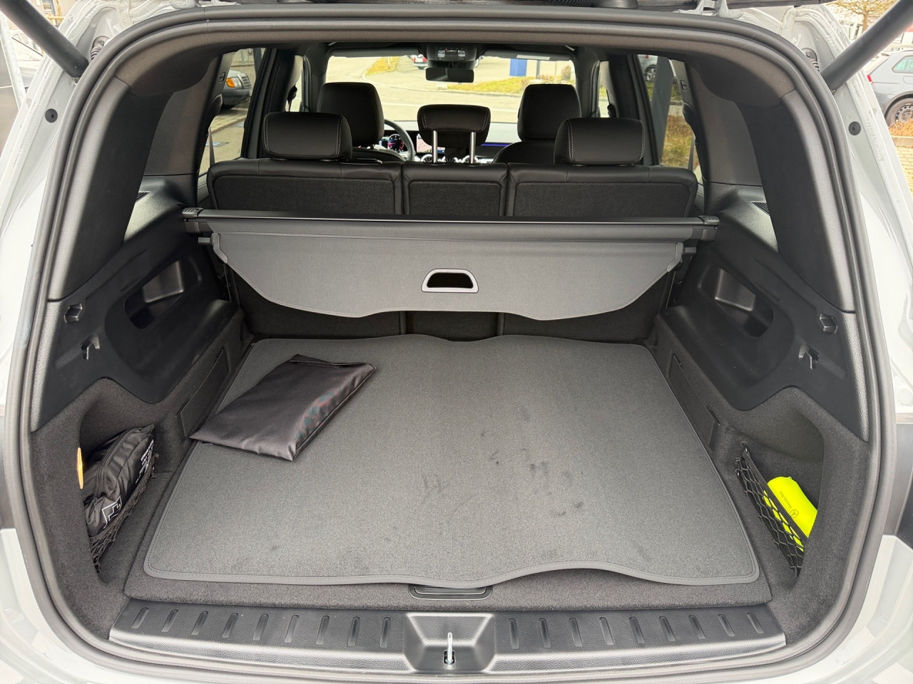 Getriebe: Automatikgetriebe, 8 G&auml;ngeAusstattungslinie: AMG Line Exterieur,  AMG Line InterieurAusstattungspakete: Winterpaket,  AMG Sportpaket,  Komfort Paket: Sitzkomfort-Paket,  Night-Paket,  Licht- und Sichtpaket,  SpiegelpaketAssistenzsysteme: Fernlichtassistent,  Aktiver Park-Assistent inkl. PARKTRONIC,  Surround-Kamerasystem: Park-Paket mit 360&deg;-Kamera,  Tempomat,  Berganfahrhilfe,  Spracheingabesystem,  M&uuml;digkeitserkennung,  Spurhalteassistent,  Bremsassistent,  COLLISION PREVENTION ASSIST,  Geschwindigkeitslimit-Assistent,  GespannstabilisierungLicht und Sicht: Multibeam LED Scheinwerfer,  Tagfahrlicht,  Regensensor,  Automatisch abblendender Innenspiegel,  W&auml;rmeschutzverglasung,  Ambientebeleuchtung,  LichtsensorAudio &amp; Kommunikation: MBUX,  Navigationssystem,  Radio,  Digitaler Radioempfang DAB,  Soundsystem,  USB Anschluss,  Mercedes connect me,  Handyvorbereitung Bluetooth,  Android Auto u. Apple CarPlay,  Kabelloses Laden f&uuml;r Handys,  WLAN HotspotKomfort: Digitales Kombiinstrument,  Klimaautomatik,  Lordosenst&uuml;tze Fahrer/Beifahrer,  Sitzheizung Fahrer/Beifahrer,  Sportsitze,  Armauflage hinten,  Servolenkung,  Lenks&auml;ule verstellbar,  HANDS-FREE ACCESS,  Start-Stopp System,  Zentralver. mit Fernbedienung,  Fensterheber elektrisch,  EASY-PACK Heckklappe,  DYNAMIC SELECT,  Getr&auml;nkehalter vornInterieur: Sitze Kunstleder Ledernachbildung ARTICO / Mikrofaser MICROCUT schwarz,  Innenfarbe schwarz,  Multifunktions-Sport-/Lederlenkrad,  Lenkradheizung,  Bordcomputer,  R&uuml;cksitze klappbar,  Dekoreinlagen: H62 Zierelemente Carbonstruktur,  Lenkrad-SchaltwippenExterieur: Anh&auml;ngerkupplung schwenkbar,  Touchscreen Bedienung,  Sportbremsanlage,  AMG Leichtmetallfelgen 19 Zoll,  Au&szlig;enspiegel elekt. anklappbar,  Dachreling: schwarz,  Reifenpannenset,  NotrufsystemSicherheit: i-Size Kindersitzbefestigung,  Fu&szlig;g&auml;ngerschutzsystem,  Fahrer- /Beifahrerairbag,  Seitenairbag vorn und hinten,  Knieairbag Fahrer,  Traktionskontrolle,  Elektr. Stabilit&auml;tsprogramm ESP,  Reifendruckkontrolle,  Wegfahrsperre,  Au&szlig;entemperatur Anzeige,  Antiblockiersystem ABS,  Bremsverschlei&szlig;anzeige,  Notbremsassistent,  Totwinkel-AssistentWeitere Ausstattung: 2S0 Digitales Extra: Individualisierungs-Paket,  Special Edition,  859 CENTRAL MEDIA DISPLAY,  PDB Advanced-Plus-Paket mit  Digitalen Extras,  PXX Steuercode f&uuml;r Werkszuordnung,  00U Digitales Extra: Remote Services,  Laderaum-Paket,  273 Ausstiegswarnfunktion,  321 FingerabdrucksensorSonstige Ma&szlig;e und Gewichte: Nutzlast: 500 kg,  zul&auml;ssiges Gesamtgewicht: 2.285 kg,  Kraftstofftank: 51l,  Radstand: 2.829 mm24 Monate Garantie ab Erstzulassung. Fahrzeug hat Haltedauer. Liefertermin in Abstimmung mit dem Verk&auml;ufer. Irrt&uuml;mer und &Auml;nderungen vorbehalten