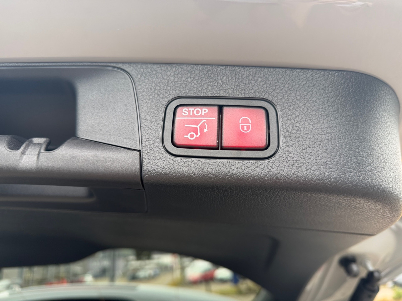 Getriebe: Automatikgetriebe, 8 G&auml;ngeAusstattungslinie: AMG Line Exterieur,  AMG Line InterieurAusstattungspakete: Winterpaket,  AMG Sportpaket,  Komfort Paket: Sitzkomfort-Paket,  Night-Paket,  Licht- und Sichtpaket,  SpiegelpaketAssistenzsysteme: Fernlichtassistent,  Aktiver Park-Assistent inkl. PARKTRONIC,  Surround-Kamerasystem: Park-Paket mit 360&deg;-Kamera,  Tempomat,  Berganfahrhilfe,  Spracheingabesystem,  M&uuml;digkeitserkennung,  Spurhalteassistent,  Bremsassistent,  COLLISION PREVENTION ASSIST,  Geschwindigkeitslimit-Assistent,  GespannstabilisierungLicht und Sicht: Multibeam LED Scheinwerfer,  Tagfahrlicht,  Regensensor,  Automatisch abblendender Innenspiegel,  W&auml;rmeschutzverglasung,  Ambientebeleuchtung,  LichtsensorAudio &amp; Kommunikation: MBUX,  Navigationssystem,  Radio,  Digitaler Radioempfang DAB,  Soundsystem,  USB Anschluss,  Mercedes connect me,  Handyvorbereitung Bluetooth,  Android Auto u. Apple CarPlay,  Kabelloses Laden f&uuml;r Handys,  WLAN HotspotKomfort: Digitales Kombiinstrument,  Klimaautomatik,  Lordosenst&uuml;tze Fahrer/Beifahrer,  Sitzheizung Fahrer/Beifahrer,  Sportsitze,  Armauflage hinten,  Servolenkung,  Lenks&auml;ule verstellbar,  HANDS-FREE ACCESS,  Start-Stopp System,  Zentralver. mit Fernbedienung,  Fensterheber elektrisch,  EASY-PACK Heckklappe,  DYNAMIC SELECT,  Getr&auml;nkehalter vornInterieur: Sitze Kunstleder Ledernachbildung ARTICO / Mikrofaser MICROCUT schwarz,  Innenfarbe schwarz,  Multifunktions-Sport-/Lederlenkrad,  Lenkradheizung,  Bordcomputer,  R&uuml;cksitze klappbar,  Dekoreinlagen: H62 Zierelemente Carbonstruktur,  Lenkrad-SchaltwippenExterieur: Anh&auml;ngerkupplung schwenkbar,  Touchscreen Bedienung,  Sportbremsanlage,  AMG Leichtmetallfelgen 19 Zoll,  Au&szlig;enspiegel elekt. anklappbar,  Dachreling: schwarz,  Reifenpannenset,  NotrufsystemSicherheit: i-Size Kindersitzbefestigung,  Fu&szlig;g&auml;ngerschutzsystem,  Fahrer- /Beifahrerairbag,  Seitenairbag vorn und hinten,  Knieairbag Fahrer,  Traktionskontrolle,  Elektr. Stabilit&auml;tsprogramm ESP,  Reifendruckkontrolle,  Wegfahrsperre,  Au&szlig;entemperatur Anzeige,  Antiblockiersystem ABS,  Bremsverschlei&szlig;anzeige,  Notbremsassistent,  Totwinkel-AssistentWeitere Ausstattung: 2S0 Digitales Extra: Individualisierungs-Paket,  Special Edition,  859 CENTRAL MEDIA DISPLAY,  PDB Advanced-Plus-Paket mit  Digitalen Extras,  PXX Steuercode f&uuml;r Werkszuordnung,  00U Digitales Extra: Remote Services,  Laderaum-Paket,  273 Ausstiegswarnfunktion,  321 FingerabdrucksensorSonstige Ma&szlig;e und Gewichte: Nutzlast: 500 kg,  zul&auml;ssiges Gesamtgewicht: 2.285 kg,  Kraftstofftank: 51l,  Radstand: 2.829 mm24 Monate Garantie ab Erstzulassung. Fahrzeug hat Haltedauer. Liefertermin in Abstimmung mit dem Verk&auml;ufer. Irrt&uuml;mer und &Auml;nderungen vorbehalten