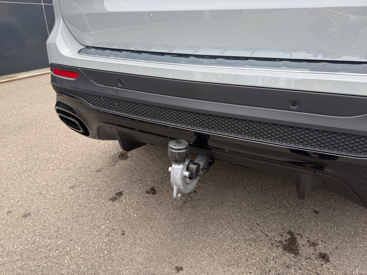 Getriebe: Automatikgetriebe, 8 G&auml;ngeAusstattungslinie: AMG Line Exterieur,  AMG Line InterieurAusstattungspakete: Winterpaket,  AMG Sportpaket,  Komfort Paket: Sitzkomfort-Paket,  Night-Paket,  Licht- und Sichtpaket,  SpiegelpaketAssistenzsysteme: Fernlichtassistent,  Aktiver Park-Assistent inkl. PARKTRONIC,  Surround-Kamerasystem: Park-Paket mit 360&deg;-Kamera,  Tempomat,  Berganfahrhilfe,  Spracheingabesystem,  M&uuml;digkeitserkennung,  Spurhalteassistent,  Bremsassistent,  COLLISION PREVENTION ASSIST,  Geschwindigkeitslimit-Assistent,  GespannstabilisierungLicht und Sicht: Multibeam LED Scheinwerfer,  Tagfahrlicht,  Regensensor,  Automatisch abblendender Innenspiegel,  W&auml;rmeschutzverglasung,  Ambientebeleuchtung,  LichtsensorAudio &amp; Kommunikation: MBUX,  Navigationssystem,  Radio,  Digitaler Radioempfang DAB,  Soundsystem,  USB Anschluss,  Mercedes connect me,  Handyvorbereitung Bluetooth,  Android Auto u. Apple CarPlay,  Kabelloses Laden f&uuml;r Handys,  WLAN HotspotKomfort: Digitales Kombiinstrument,  Klimaautomatik,  Lordosenst&uuml;tze Fahrer/Beifahrer,  Sitzheizung Fahrer/Beifahrer,  Sportsitze,  Armauflage hinten,  Servolenkung,  Lenks&auml;ule verstellbar,  HANDS-FREE ACCESS,  Start-Stopp System,  Zentralver. mit Fernbedienung,  Fensterheber elektrisch,  EASY-PACK Heckklappe,  DYNAMIC SELECT,  Getr&auml;nkehalter vornInterieur: Sitze Kunstleder Ledernachbildung ARTICO / Mikrofaser MICROCUT schwarz,  Innenfarbe schwarz,  Multifunktions-Sport-/Lederlenkrad,  Lenkradheizung,  Bordcomputer,  R&uuml;cksitze klappbar,  Dekoreinlagen: H62 Zierelemente Carbonstruktur,  Lenkrad-SchaltwippenExterieur: Anh&auml;ngerkupplung schwenkbar,  Touchscreen Bedienung,  Sportbremsanlage,  AMG Leichtmetallfelgen 19 Zoll,  Au&szlig;enspiegel elekt. anklappbar,  Dachreling: schwarz,  Reifenpannenset,  NotrufsystemSicherheit: i-Size Kindersitzbefestigung,  Fu&szlig;g&auml;ngerschutzsystem,  Fahrer- /Beifahrerairbag,  Seitenairbag vorn und hinten,  Knieairbag Fahrer,  Traktionskontrolle,  Elektr. Stabilit&auml;tsprogramm ESP,  Reifendruckkontrolle,  Wegfahrsperre,  Au&szlig;entemperatur Anzeige,  Antiblockiersystem ABS,  Bremsverschlei&szlig;anzeige,  Notbremsassistent,  Totwinkel-AssistentWeitere Ausstattung: 2S0 Digitales Extra: Individualisierungs-Paket,  Special Edition,  859 CENTRAL MEDIA DISPLAY,  PDB Advanced-Plus-Paket mit  Digitalen Extras,  PXX Steuercode f&uuml;r Werkszuordnung,  00U Digitales Extra: Remote Services,  Laderaum-Paket,  273 Ausstiegswarnfunktion,  321 FingerabdrucksensorSonstige Ma&szlig;e und Gewichte: Nutzlast: 500 kg,  zul&auml;ssiges Gesamtgewicht: 2.285 kg,  Kraftstofftank: 51l,  Radstand: 2.829 mm24 Monate Garantie ab Erstzulassung. Fahrzeug hat Haltedauer. Liefertermin in Abstimmung mit dem Verk&auml;ufer. Irrt&uuml;mer und &Auml;nderungen vorbehalten