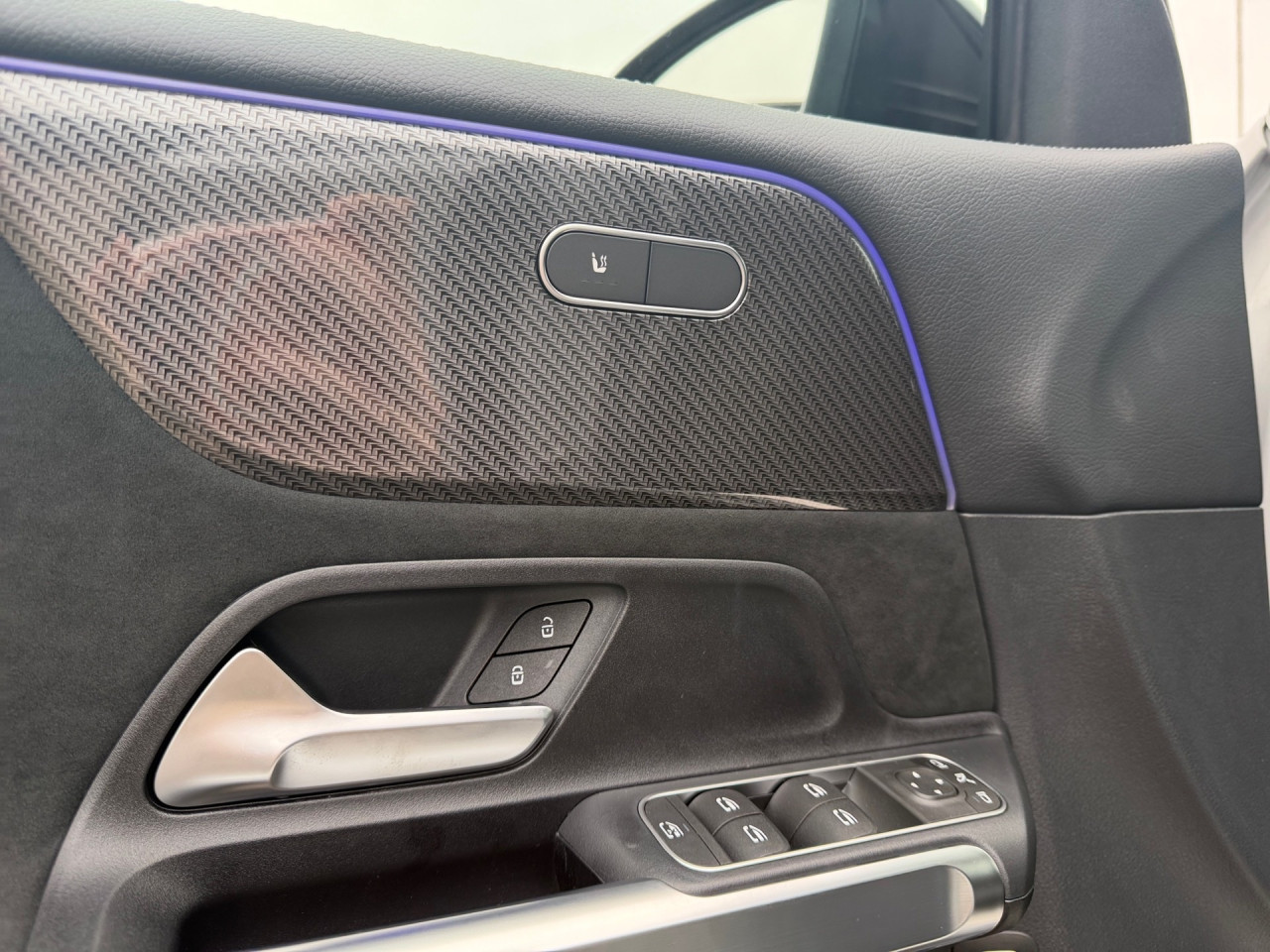 Getriebe: Automatikgetriebe, 8 G&auml;ngeAusstattungslinie: AMG Line Exterieur,  AMG Line InterieurAusstattungspakete: Winterpaket,  AMG Sportpaket,  Komfort Paket: Sitzkomfort-Paket,  Night-Paket,  Licht- und Sichtpaket,  SpiegelpaketAssistenzsysteme: Fernlichtassistent,  Aktiver Park-Assistent inkl. PARKTRONIC,  Surround-Kamerasystem: Park-Paket mit 360&deg;-Kamera,  Tempomat,  Berganfahrhilfe,  Spracheingabesystem,  M&uuml;digkeitserkennung,  Spurhalteassistent,  Bremsassistent,  COLLISION PREVENTION ASSIST,  Geschwindigkeitslimit-Assistent,  GespannstabilisierungLicht und Sicht: Multibeam LED Scheinwerfer,  Tagfahrlicht,  Regensensor,  Automatisch abblendender Innenspiegel,  W&auml;rmeschutzverglasung,  Ambientebeleuchtung,  LichtsensorAudio &amp; Kommunikation: MBUX,  Navigationssystem,  Radio,  Digitaler Radioempfang DAB,  Soundsystem,  USB Anschluss,  Mercedes connect me,  Handyvorbereitung Bluetooth,  Android Auto u. Apple CarPlay,  Kabelloses Laden f&uuml;r Handys,  WLAN HotspotKomfort: Digitales Kombiinstrument,  Klimaautomatik,  Lordosenst&uuml;tze Fahrer/Beifahrer,  Sitzheizung Fahrer/Beifahrer,  Sportsitze,  Armauflage hinten,  Servolenkung,  Lenks&auml;ule verstellbar,  HANDS-FREE ACCESS,  Start-Stopp System,  Zentralver. mit Fernbedienung,  Fensterheber elektrisch,  EASY-PACK Heckklappe,  DYNAMIC SELECT,  Getr&auml;nkehalter vornInterieur: Sitze Kunstleder Ledernachbildung ARTICO / Mikrofaser MICROCUT schwarz,  Innenfarbe schwarz,  Multifunktions-Sport-/Lederlenkrad,  Lenkradheizung,  Bordcomputer,  R&uuml;cksitze klappbar,  Dekoreinlagen: H62 Zierelemente Carbonstruktur,  Lenkrad-SchaltwippenExterieur: Anh&auml;ngerkupplung schwenkbar,  Touchscreen Bedienung,  Sportbremsanlage,  AMG Leichtmetallfelgen 19 Zoll,  Au&szlig;enspiegel elekt. anklappbar,  Dachreling: schwarz,  Reifenpannenset,  NotrufsystemSicherheit: i-Size Kindersitzbefestigung,  Fu&szlig;g&auml;ngerschutzsystem,  Fahrer- /Beifahrerairbag,  Seitenairbag vorn und hinten,  Knieairbag Fahrer,  Traktionskontrolle,  Elektr. Stabilit&auml;tsprogramm ESP,  Reifendruckkontrolle,  Wegfahrsperre,  Au&szlig;entemperatur Anzeige,  Antiblockiersystem ABS,  Bremsverschlei&szlig;anzeige,  Notbremsassistent,  Totwinkel-AssistentWeitere Ausstattung: 2S0 Digitales Extra: Individualisierungs-Paket,  Special Edition,  859 CENTRAL MEDIA DISPLAY,  PDB Advanced-Plus-Paket mit  Digitalen Extras,  PXX Steuercode f&uuml;r Werkszuordnung,  00U Digitales Extra: Remote Services,  Laderaum-Paket,  273 Ausstiegswarnfunktion,  321 FingerabdrucksensorSonstige Ma&szlig;e und Gewichte: Nutzlast: 500 kg,  zul&auml;ssiges Gesamtgewicht: 2.285 kg,  Kraftstofftank: 51l,  Radstand: 2.829 mm24 Monate Garantie ab Erstzulassung. Fahrzeug hat Haltedauer. Liefertermin in Abstimmung mit dem Verk&auml;ufer. Irrt&uuml;mer und &Auml;nderungen vorbehalten