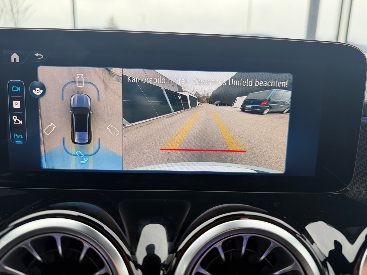 Getriebe: Automatikgetriebe, 8 G&auml;ngeAusstattungslinie: AMG Line Exterieur,  AMG Line InterieurAusstattungspakete: Winterpaket,  AMG Sportpaket,  Komfort Paket: Sitzkomfort-Paket,  Night-Paket,  Licht- und Sichtpaket,  SpiegelpaketAssistenzsysteme: Fernlichtassistent,  Aktiver Park-Assistent inkl. PARKTRONIC,  Surround-Kamerasystem: Park-Paket mit 360&deg;-Kamera,  Tempomat,  Berganfahrhilfe,  Spracheingabesystem,  M&uuml;digkeitserkennung,  Spurhalteassistent,  Bremsassistent,  COLLISION PREVENTION ASSIST,  Geschwindigkeitslimit-Assistent,  GespannstabilisierungLicht und Sicht: Multibeam LED Scheinwerfer,  Tagfahrlicht,  Regensensor,  Automatisch abblendender Innenspiegel,  W&auml;rmeschutzverglasung,  Ambientebeleuchtung,  LichtsensorAudio &amp; Kommunikation: MBUX,  Navigationssystem,  Radio,  Digitaler Radioempfang DAB,  Soundsystem,  USB Anschluss,  Mercedes connect me,  Handyvorbereitung Bluetooth,  Android Auto u. Apple CarPlay,  Kabelloses Laden f&uuml;r Handys,  WLAN HotspotKomfort: Digitales Kombiinstrument,  Klimaautomatik,  Lordosenst&uuml;tze Fahrer/Beifahrer,  Sitzheizung Fahrer/Beifahrer,  Sportsitze,  Armauflage hinten,  Servolenkung,  Lenks&auml;ule verstellbar,  HANDS-FREE ACCESS,  Start-Stopp System,  Zentralver. mit Fernbedienung,  Fensterheber elektrisch,  EASY-PACK Heckklappe,  DYNAMIC SELECT,  Getr&auml;nkehalter vornInterieur: Sitze Kunstleder Ledernachbildung ARTICO / Mikrofaser MICROCUT schwarz,  Innenfarbe schwarz,  Multifunktions-Sport-/Lederlenkrad,  Lenkradheizung,  Bordcomputer,  R&uuml;cksitze klappbar,  Dekoreinlagen: H62 Zierelemente Carbonstruktur,  Lenkrad-SchaltwippenExterieur: Anh&auml;ngerkupplung schwenkbar,  Touchscreen Bedienung,  Sportbremsanlage,  AMG Leichtmetallfelgen 19 Zoll,  Au&szlig;enspiegel elekt. anklappbar,  Dachreling: schwarz,  Reifenpannenset,  NotrufsystemSicherheit: i-Size Kindersitzbefestigung,  Fu&szlig;g&auml;ngerschutzsystem,  Fahrer- /Beifahrerairbag,  Seitenairbag vorn und hinten,  Knieairbag Fahrer,  Traktionskontrolle,  Elektr. Stabilit&auml;tsprogramm ESP,  Reifendruckkontrolle,  Wegfahrsperre,  Au&szlig;entemperatur Anzeige,  Antiblockiersystem ABS,  Bremsverschlei&szlig;anzeige,  Notbremsassistent,  Totwinkel-AssistentWeitere Ausstattung: 2S0 Digitales Extra: Individualisierungs-Paket,  Special Edition,  859 CENTRAL MEDIA DISPLAY,  PDB Advanced-Plus-Paket mit  Digitalen Extras,  PXX Steuercode f&uuml;r Werkszuordnung,  00U Digitales Extra: Remote Services,  Laderaum-Paket,  273 Ausstiegswarnfunktion,  321 FingerabdrucksensorSonstige Ma&szlig;e und Gewichte: Nutzlast: 500 kg,  zul&auml;ssiges Gesamtgewicht: 2.285 kg,  Kraftstofftank: 51l,  Radstand: 2.829 mm24 Monate Garantie ab Erstzulassung. Fahrzeug hat Haltedauer. Liefertermin in Abstimmung mit dem Verk&auml;ufer. Irrt&uuml;mer und &Auml;nderungen vorbehalten