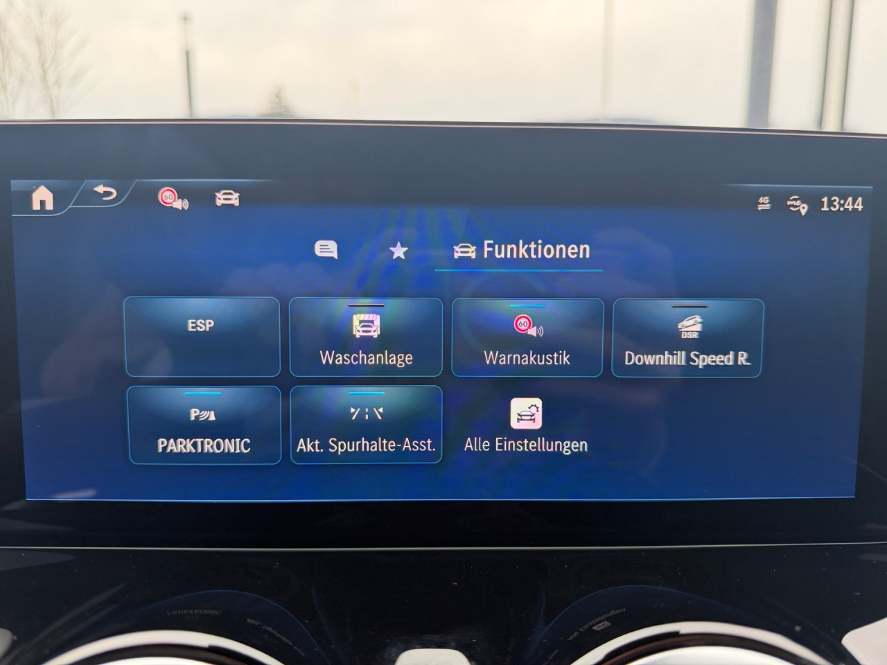 Getriebe: Automatikgetriebe, 8 G&auml;ngeAusstattungslinie: AMG Line Exterieur,  AMG Line InterieurAusstattungspakete: Winterpaket,  AMG Sportpaket,  Komfort Paket: Sitzkomfort-Paket,  Night-Paket,  Licht- und Sichtpaket,  SpiegelpaketAssistenzsysteme: Fernlichtassistent,  Aktiver Park-Assistent inkl. PARKTRONIC,  Surround-Kamerasystem: Park-Paket mit 360&deg;-Kamera,  Tempomat,  Berganfahrhilfe,  Spracheingabesystem,  M&uuml;digkeitserkennung,  Spurhalteassistent,  Bremsassistent,  COLLISION PREVENTION ASSIST,  Geschwindigkeitslimit-Assistent,  GespannstabilisierungLicht und Sicht: Multibeam LED Scheinwerfer,  Tagfahrlicht,  Regensensor,  Automatisch abblendender Innenspiegel,  W&auml;rmeschutzverglasung,  Ambientebeleuchtung,  LichtsensorAudio &amp; Kommunikation: MBUX,  Navigationssystem,  Radio,  Digitaler Radioempfang DAB,  Soundsystem,  USB Anschluss,  Mercedes connect me,  Handyvorbereitung Bluetooth,  Android Auto u. Apple CarPlay,  Kabelloses Laden f&uuml;r Handys,  WLAN HotspotKomfort: Digitales Kombiinstrument,  Klimaautomatik,  Lordosenst&uuml;tze Fahrer/Beifahrer,  Sitzheizung Fahrer/Beifahrer,  Sportsitze,  Armauflage hinten,  Servolenkung,  Lenks&auml;ule verstellbar,  HANDS-FREE ACCESS,  Start-Stopp System,  Zentralver. mit Fernbedienung,  Fensterheber elektrisch,  EASY-PACK Heckklappe,  DYNAMIC SELECT,  Getr&auml;nkehalter vornInterieur: Sitze Kunstleder Ledernachbildung ARTICO / Mikrofaser MICROCUT schwarz,  Innenfarbe schwarz,  Multifunktions-Sport-/Lederlenkrad,  Lenkradheizung,  Bordcomputer,  R&uuml;cksitze klappbar,  Dekoreinlagen: H62 Zierelemente Carbonstruktur,  Lenkrad-SchaltwippenExterieur: Anh&auml;ngerkupplung schwenkbar,  Touchscreen Bedienung,  Sportbremsanlage,  AMG Leichtmetallfelgen 19 Zoll,  Au&szlig;enspiegel elekt. anklappbar,  Dachreling: schwarz,  Reifenpannenset,  NotrufsystemSicherheit: i-Size Kindersitzbefestigung,  Fu&szlig;g&auml;ngerschutzsystem,  Fahrer- /Beifahrerairbag,  Seitenairbag vorn und hinten,  Knieairbag Fahrer,  Traktionskontrolle,  Elektr. Stabilit&auml;tsprogramm ESP,  Reifendruckkontrolle,  Wegfahrsperre,  Au&szlig;entemperatur Anzeige,  Antiblockiersystem ABS,  Bremsverschlei&szlig;anzeige,  Notbremsassistent,  Totwinkel-AssistentWeitere Ausstattung: 2S0 Digitales Extra: Individualisierungs-Paket,  Special Edition,  859 CENTRAL MEDIA DISPLAY,  PDB Advanced-Plus-Paket mit  Digitalen Extras,  PXX Steuercode f&uuml;r Werkszuordnung,  00U Digitales Extra: Remote Services,  Laderaum-Paket,  273 Ausstiegswarnfunktion,  321 FingerabdrucksensorSonstige Ma&szlig;e und Gewichte: Nutzlast: 500 kg,  zul&auml;ssiges Gesamtgewicht: 2.285 kg,  Kraftstofftank: 51l,  Radstand: 2.829 mm24 Monate Garantie ab Erstzulassung. Fahrzeug hat Haltedauer. Liefertermin in Abstimmung mit dem Verk&auml;ufer. Irrt&uuml;mer und &Auml;nderungen vorbehalten