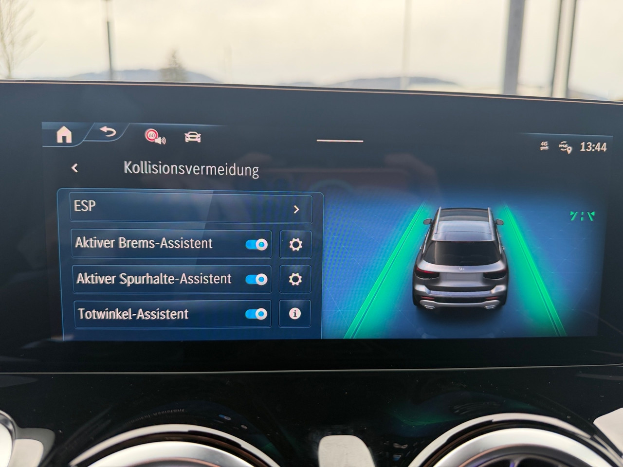 Getriebe: Automatikgetriebe, 8 G&auml;ngeAusstattungslinie: AMG Line Exterieur,  AMG Line InterieurAusstattungspakete: Winterpaket,  AMG Sportpaket,  Komfort Paket: Sitzkomfort-Paket,  Night-Paket,  Licht- und Sichtpaket,  SpiegelpaketAssistenzsysteme: Fernlichtassistent,  Aktiver Park-Assistent inkl. PARKTRONIC,  Surround-Kamerasystem: Park-Paket mit 360&deg;-Kamera,  Tempomat,  Berganfahrhilfe,  Spracheingabesystem,  M&uuml;digkeitserkennung,  Spurhalteassistent,  Bremsassistent,  COLLISION PREVENTION ASSIST,  Geschwindigkeitslimit-Assistent,  GespannstabilisierungLicht und Sicht: Multibeam LED Scheinwerfer,  Tagfahrlicht,  Regensensor,  Automatisch abblendender Innenspiegel,  W&auml;rmeschutzverglasung,  Ambientebeleuchtung,  LichtsensorAudio &amp; Kommunikation: MBUX,  Navigationssystem,  Radio,  Digitaler Radioempfang DAB,  Soundsystem,  USB Anschluss,  Mercedes connect me,  Handyvorbereitung Bluetooth,  Android Auto u. Apple CarPlay,  Kabelloses Laden f&uuml;r Handys,  WLAN HotspotKomfort: Digitales Kombiinstrument,  Klimaautomatik,  Lordosenst&uuml;tze Fahrer/Beifahrer,  Sitzheizung Fahrer/Beifahrer,  Sportsitze,  Armauflage hinten,  Servolenkung,  Lenks&auml;ule verstellbar,  HANDS-FREE ACCESS,  Start-Stopp System,  Zentralver. mit Fernbedienung,  Fensterheber elektrisch,  EASY-PACK Heckklappe,  DYNAMIC SELECT,  Getr&auml;nkehalter vornInterieur: Sitze Kunstleder Ledernachbildung ARTICO / Mikrofaser MICROCUT schwarz,  Innenfarbe schwarz,  Multifunktions-Sport-/Lederlenkrad,  Lenkradheizung,  Bordcomputer,  R&uuml;cksitze klappbar,  Dekoreinlagen: H62 Zierelemente Carbonstruktur,  Lenkrad-SchaltwippenExterieur: Anh&auml;ngerkupplung schwenkbar,  Touchscreen Bedienung,  Sportbremsanlage,  AMG Leichtmetallfelgen 19 Zoll,  Au&szlig;enspiegel elekt. anklappbar,  Dachreling: schwarz,  Reifenpannenset,  NotrufsystemSicherheit: i-Size Kindersitzbefestigung,  Fu&szlig;g&auml;ngerschutzsystem,  Fahrer- /Beifahrerairbag,  Seitenairbag vorn und hinten,  Knieairbag Fahrer,  Traktionskontrolle,  Elektr. Stabilit&auml;tsprogramm ESP,  Reifendruckkontrolle,  Wegfahrsperre,  Au&szlig;entemperatur Anzeige,  Antiblockiersystem ABS,  Bremsverschlei&szlig;anzeige,  Notbremsassistent,  Totwinkel-AssistentWeitere Ausstattung: 2S0 Digitales Extra: Individualisierungs-Paket,  Special Edition,  859 CENTRAL MEDIA DISPLAY,  PDB Advanced-Plus-Paket mit  Digitalen Extras,  PXX Steuercode f&uuml;r Werkszuordnung,  00U Digitales Extra: Remote Services,  Laderaum-Paket,  273 Ausstiegswarnfunktion,  321 FingerabdrucksensorSonstige Ma&szlig;e und Gewichte: Nutzlast: 500 kg,  zul&auml;ssiges Gesamtgewicht: 2.285 kg,  Kraftstofftank: 51l,  Radstand: 2.829 mm24 Monate Garantie ab Erstzulassung. Fahrzeug hat Haltedauer. Liefertermin in Abstimmung mit dem Verk&auml;ufer. Irrt&uuml;mer und &Auml;nderungen vorbehalten