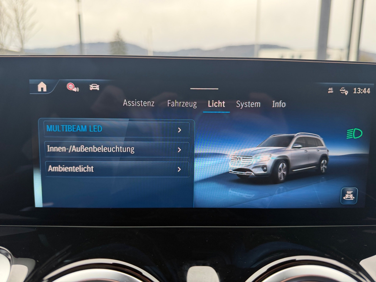 Getriebe: Automatikgetriebe, 8 G&auml;ngeAusstattungslinie: AMG Line Exterieur,  AMG Line InterieurAusstattungspakete: Winterpaket,  AMG Sportpaket,  Komfort Paket: Sitzkomfort-Paket,  Night-Paket,  Licht- und Sichtpaket,  SpiegelpaketAssistenzsysteme: Fernlichtassistent,  Aktiver Park-Assistent inkl. PARKTRONIC,  Surround-Kamerasystem: Park-Paket mit 360&deg;-Kamera,  Tempomat,  Berganfahrhilfe,  Spracheingabesystem,  M&uuml;digkeitserkennung,  Spurhalteassistent,  Bremsassistent,  COLLISION PREVENTION ASSIST,  Geschwindigkeitslimit-Assistent,  GespannstabilisierungLicht und Sicht: Multibeam LED Scheinwerfer,  Tagfahrlicht,  Regensensor,  Automatisch abblendender Innenspiegel,  W&auml;rmeschutzverglasung,  Ambientebeleuchtung,  LichtsensorAudio &amp; Kommunikation: MBUX,  Navigationssystem,  Radio,  Digitaler Radioempfang DAB,  Soundsystem,  USB Anschluss,  Mercedes connect me,  Handyvorbereitung Bluetooth,  Android Auto u. Apple CarPlay,  Kabelloses Laden f&uuml;r Handys,  WLAN HotspotKomfort: Digitales Kombiinstrument,  Klimaautomatik,  Lordosenst&uuml;tze Fahrer/Beifahrer,  Sitzheizung Fahrer/Beifahrer,  Sportsitze,  Armauflage hinten,  Servolenkung,  Lenks&auml;ule verstellbar,  HANDS-FREE ACCESS,  Start-Stopp System,  Zentralver. mit Fernbedienung,  Fensterheber elektrisch,  EASY-PACK Heckklappe,  DYNAMIC SELECT,  Getr&auml;nkehalter vornInterieur: Sitze Kunstleder Ledernachbildung ARTICO / Mikrofaser MICROCUT schwarz,  Innenfarbe schwarz,  Multifunktions-Sport-/Lederlenkrad,  Lenkradheizung,  Bordcomputer,  R&uuml;cksitze klappbar,  Dekoreinlagen: H62 Zierelemente Carbonstruktur,  Lenkrad-SchaltwippenExterieur: Anh&auml;ngerkupplung schwenkbar,  Touchscreen Bedienung,  Sportbremsanlage,  AMG Leichtmetallfelgen 19 Zoll,  Au&szlig;enspiegel elekt. anklappbar,  Dachreling: schwarz,  Reifenpannenset,  NotrufsystemSicherheit: i-Size Kindersitzbefestigung,  Fu&szlig;g&auml;ngerschutzsystem,  Fahrer- /Beifahrerairbag,  Seitenairbag vorn und hinten,  Knieairbag Fahrer,  Traktionskontrolle,  Elektr. Stabilit&auml;tsprogramm ESP,  Reifendruckkontrolle,  Wegfahrsperre,  Au&szlig;entemperatur Anzeige,  Antiblockiersystem ABS,  Bremsverschlei&szlig;anzeige,  Notbremsassistent,  Totwinkel-AssistentWeitere Ausstattung: 2S0 Digitales Extra: Individualisierungs-Paket,  Special Edition,  859 CENTRAL MEDIA DISPLAY,  PDB Advanced-Plus-Paket mit  Digitalen Extras,  PXX Steuercode f&uuml;r Werkszuordnung,  00U Digitales Extra: Remote Services,  Laderaum-Paket,  273 Ausstiegswarnfunktion,  321 FingerabdrucksensorSonstige Ma&szlig;e und Gewichte: Nutzlast: 500 kg,  zul&auml;ssiges Gesamtgewicht: 2.285 kg,  Kraftstofftank: 51l,  Radstand: 2.829 mm24 Monate Garantie ab Erstzulassung. Fahrzeug hat Haltedauer. Liefertermin in Abstimmung mit dem Verk&auml;ufer. Irrt&uuml;mer und &Auml;nderungen vorbehalten