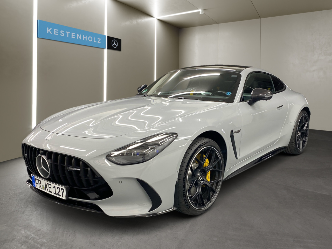 Getriebe: Automatikgetriebe 9 G-TRONIC, 9 G&auml;ngeAusstattungspakete: AMG Night-Paket,  SpiegelpaketAssistenzsysteme: Head-up-Display HUD,  Fernlichtassistent,  Aktiver Park-Assistent inkl. PARKTRONIC,  Surround-Kamerasystem,  DISTRONIC PLUS,  Berganfahrhilfe,  Spracheingabesystem,  M&uuml;digkeitserkennung,  Spurwechselassistent: aktiv,  Spurhalteassistent mit aktivem Lenk-Assistent,  Fahrerassistenzpaket,  COLLISION PREVENTION ASSIST,  Verkehrszeichenerkennung m. Geschwindigkeitslimit-AssistentLicht und Sicht: Digital Light,  Tagfahrlicht,  Automatisch abblendende Innen- und Au&szlig;enspiegel,  W&auml;rmeschutzverglasung,  Ambientebeleuchtung,  Lichtsensor,  MAGIC VISION CONTROLAudio &amp; Kommunikation: MBUX,  Navigationssystem,  Radio: Vorr&uuml;stung f&uuml;r digitales Radio,  Digitaler Radioempfang DAB,  Burmester Surround-Soundsystem,  USB Anschluss,  Handyvorbereitung Bluetooth,  Android Auto u. Apple CarPlay,  Kabelloses Laden f&uuml;r Handys,  WLAN HotspotKomfort: Klimaautomatik,  Panoramadach,  Fahrersitz elektrisch,  Memoryfunktion Fahrersitz,  Sitzheizung Fahrer/Beifahrer,  Multikontursitze,  Armauflage Fahrer/Beifahrer,  Servolenkung,  Lenks&auml;ule verstellbar,  Keyless-Start,  Start-Stopp System,  Zentralverriegelung,  Fensterheber elektrisch,  EASY-PACK Heckklappe,  Sitzklimatisierung vorn,  Getr&auml;nkehalterInterieur: Sitze Leder Leder Nappa schwarz,  Innenfarbe schwarz,  Multifunktionslenkrad,  Lenkradheizung,  Bordcomputer,  R&uuml;cksitze klappbar: Fondsitze mit umklappbaren Sitzlehnen,  Dekoreinlagen: H73 AMG Zierelemente Carbon,  Lenkrad-SchaltwippenExterieur: Touchscreen Bedienung,  Differentialsperre hinten: elektronisch,  AMG Hochleistungs-Bremsanlage,  AMG Leichtmetallfelgen 21 Zoll,  Au&szlig;enspiegel elekt. anklappbar,  Reifenpannenset,  Notrufsystem,  Stauassistent,  Rettungsgassen-Assistent,  Fahrzeugpersonalisierung,  AllradlenkungSicherheit: ISOFIX und i-Size Kindersitzbefestigung,  Fu&szlig;g&auml;ngerschutzsystem,  Fahrer- /Beifahrerairbag,  Seitenairbag vorn und hinten,  Knieairbag Fahrer,  Traktionskontrolle,  Elektr. Stabilit&auml;tsprogramm ESP,  Reifendruckkontrolle,  Diebstahlwarnanlage,  Wegfahrsperre,  Au&szlig;entemperatur Anzeige,  Antiblockiersystem ABS,  Bremsverschlei&szlig;anzeige,  Proaktives Insassenschutzsystem,  NotbremsassistentWeitere Ausstattung: 339 AMG Real Performance Sound,  01U Digitales Extra: Vorr&uuml;stung f&uuml;r Navigationsdienste,  KEYLESS-GO Start-Funktion,  34U Digitales Extra: Remote Services Premium,  1B3 Techn. Kommunikationsmodulvariante f&uuml;r ECE,  AMG Dynamic-Plus-Paket,  2U1 AIRPANEL,  N2T Steuercode Abgastest im Werk 067,  U94 AMG Heckfl&uuml;gel feststehend,  367 Digitales Extra: Vorr&uuml;stung f&uuml;r Live Traffic Information,  2U8 K&auml;ltemittel 1234yf,  6U6 AMG Tankdeckel,  Memory-Paket,  470 AMG ACTIVE RIDE CONTROL Fahrwerk,  B28 AMG Au&szlig;enspiegelgeh&auml;use in Carbon-Design,  AMG Aerodynamik-Paket,  805 Modelljahrcode,  P82 GUARD 360&deg; Fahrzeugschutz Plus,  AMG Track Pace,  773 AMG Carbon-Paket Exterieur,  896 Vorr&uuml;stung f&uuml;r digitalen Fahrzeugschl&uuml;ssel f&uuml;r Smartphone,  383 Kommunikationsmodul (LTE) f&uuml;r die Nutzung von Digitalen Extras,  5U6 Schwarz lackierte K&uuml;hlerlamellen,  Laderaum-Paket,  272 Ausweichunterst&uuml;tzung,  42U Vorr&uuml;stung f&uuml;r Projektionsfunktion Symbole,  30U Projektionsfunktion von Symbolen,  6P5 Steuercode Vertrieb  f. Code 475,  82V Speed- und Loadindex 103W + 107W,  0U1 Headunit L&auml;nderset f&uuml;r ECE (NTG 7),  K14 Serviceintervall 20.000 KM,  321 Fingerabdruck Scanner,  43U Vorr&uuml;stung f&uuml;r Projektionsfunktion Animationen,  7S8 CONTROL CODE WLTP 3RD ACT,  PRE-SAFE-System,  U69 AMG Bremss&auml;ttel gelb lackiert,  K31 Ger&auml;uschvorschrift nach ECE R51-3,  P53 ENERGIZING AIR CONTROL,  464 Fahrerdisplay,  588 Lichtinszenierung mit AMG Pattern,  502 Multi Year Update for COMAND,  986 Identifikationsschild mit VIN-Nummer,  61U MANUFAKTUR Innenhimmel Mikrofaser MICROCUT schwarz,  7U8 Typkennzeichen auf Heckdeckel und Kotfl&uuml;geln in Hochglanzschwarz,  868 Zentraldisplay,  160 Designschl&uuml;ssel mit Chromapplikationen,  Gebrauchtwagensiegel: Junge SterneSonstige Ma&szlig;e und Gewichte: Nutzlast: 190 kg,  zul&auml;ssiges Gesamtgewicht: 2.290 kg,  Radstand: 2.700 mm24 Monate Garantie ab Erstzulassung. Fahrzeug hat Haltedauer. Liefertermin in Abstimmung mit dem Verk&auml;ufer. Irrt&uuml;mer und &Auml;nderungen vorbehalten