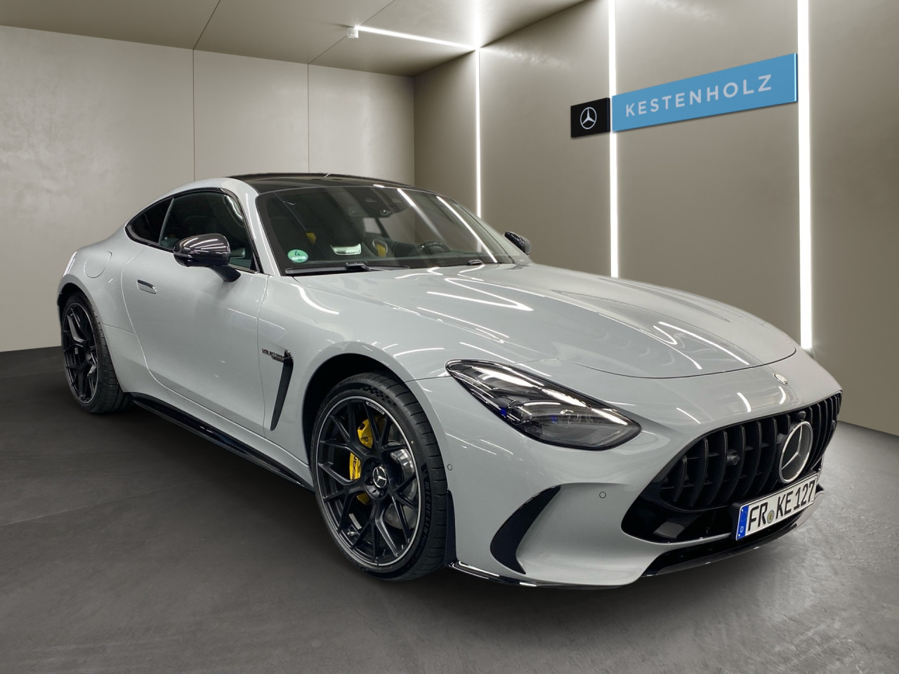 Getriebe: Automatikgetriebe 9 G-TRONIC, 9 G&auml;ngeAusstattungspakete: AMG Night-Paket,  SpiegelpaketAssistenzsysteme: Head-up-Display HUD,  Fernlichtassistent,  Aktiver Park-Assistent inkl. PARKTRONIC,  Surround-Kamerasystem,  DISTRONIC PLUS,  Berganfahrhilfe,  Spracheingabesystem,  M&uuml;digkeitserkennung,  Spurwechselassistent: aktiv,  Spurhalteassistent mit aktivem Lenk-Assistent,  Fahrerassistenzpaket,  COLLISION PREVENTION ASSIST,  Verkehrszeichenerkennung m. Geschwindigkeitslimit-AssistentLicht und Sicht: Digital Light,  Tagfahrlicht,  Automatisch abblendende Innen- und Au&szlig;enspiegel,  W&auml;rmeschutzverglasung,  Ambientebeleuchtung,  Lichtsensor,  MAGIC VISION CONTROLAudio &amp; Kommunikation: MBUX,  Navigationssystem,  Radio: Vorr&uuml;stung f&uuml;r digitales Radio,  Digitaler Radioempfang DAB,  Burmester Surround-Soundsystem,  USB Anschluss,  Handyvorbereitung Bluetooth,  Android Auto u. Apple CarPlay,  Kabelloses Laden f&uuml;r Handys,  WLAN HotspotKomfort: Klimaautomatik,  Panoramadach,  Fahrersitz elektrisch,  Memoryfunktion Fahrersitz,  Sitzheizung Fahrer/Beifahrer,  Multikontursitze,  Armauflage Fahrer/Beifahrer,  Servolenkung,  Lenks&auml;ule verstellbar,  Keyless-Start,  Start-Stopp System,  Zentralverriegelung,  Fensterheber elektrisch,  EASY-PACK Heckklappe,  Sitzklimatisierung vorn,  Getr&auml;nkehalterInterieur: Sitze Leder Leder Nappa schwarz,  Innenfarbe schwarz,  Multifunktionslenkrad,  Lenkradheizung,  Bordcomputer,  R&uuml;cksitze klappbar: Fondsitze mit umklappbaren Sitzlehnen,  Dekoreinlagen: H73 AMG Zierelemente Carbon,  Lenkrad-SchaltwippenExterieur: Touchscreen Bedienung,  Differentialsperre hinten: elektronisch,  AMG Hochleistungs-Bremsanlage,  AMG Leichtmetallfelgen 21 Zoll,  Au&szlig;enspiegel elekt. anklappbar,  Reifenpannenset,  Notrufsystem,  Stauassistent,  Rettungsgassen-Assistent,  Fahrzeugpersonalisierung,  AllradlenkungSicherheit: ISOFIX und i-Size Kindersitzbefestigung,  Fu&szlig;g&auml;ngerschutzsystem,  Fahrer- /Beifahrerairbag,  Seitenairbag vorn und hinten,  Knieairbag Fahrer,  Traktionskontrolle,  Elektr. Stabilit&auml;tsprogramm ESP,  Reifendruckkontrolle,  Diebstahlwarnanlage,  Wegfahrsperre,  Au&szlig;entemperatur Anzeige,  Antiblockiersystem ABS,  Bremsverschlei&szlig;anzeige,  Proaktives Insassenschutzsystem,  NotbremsassistentWeitere Ausstattung: 339 AMG Real Performance Sound,  01U Digitales Extra: Vorr&uuml;stung f&uuml;r Navigationsdienste,  KEYLESS-GO Start-Funktion,  34U Digitales Extra: Remote Services Premium,  1B3 Techn. Kommunikationsmodulvariante f&uuml;r ECE,  AMG Dynamic-Plus-Paket,  2U1 AIRPANEL,  N2T Steuercode Abgastest im Werk 067,  U94 AMG Heckfl&uuml;gel feststehend,  367 Digitales Extra: Vorr&uuml;stung f&uuml;r Live Traffic Information,  2U8 K&auml;ltemittel 1234yf,  6U6 AMG Tankdeckel,  Memory-Paket,  470 AMG ACTIVE RIDE CONTROL Fahrwerk,  B28 AMG Au&szlig;enspiegelgeh&auml;use in Carbon-Design,  AMG Aerodynamik-Paket,  805 Modelljahrcode,  P82 GUARD 360&deg; Fahrzeugschutz Plus,  AMG Track Pace,  773 AMG Carbon-Paket Exterieur,  896 Vorr&uuml;stung f&uuml;r digitalen Fahrzeugschl&uuml;ssel f&uuml;r Smartphone,  383 Kommunikationsmodul (LTE) f&uuml;r die Nutzung von Digitalen Extras,  5U6 Schwarz lackierte K&uuml;hlerlamellen,  Laderaum-Paket,  272 Ausweichunterst&uuml;tzung,  42U Vorr&uuml;stung f&uuml;r Projektionsfunktion Symbole,  30U Projektionsfunktion von Symbolen,  6P5 Steuercode Vertrieb  f. Code 475,  82V Speed- und Loadindex 103W + 107W,  0U1 Headunit L&auml;nderset f&uuml;r ECE (NTG 7),  K14 Serviceintervall 20.000 KM,  321 Fingerabdruck Scanner,  43U Vorr&uuml;stung f&uuml;r Projektionsfunktion Animationen,  7S8 CONTROL CODE WLTP 3RD ACT,  PRE-SAFE-System,  U69 AMG Bremss&auml;ttel gelb lackiert,  K31 Ger&auml;uschvorschrift nach ECE R51-3,  P53 ENERGIZING AIR CONTROL,  464 Fahrerdisplay,  588 Lichtinszenierung mit AMG Pattern,  502 Multi Year Update for COMAND,  986 Identifikationsschild mit VIN-Nummer,  61U MANUFAKTUR Innenhimmel Mikrofaser MICROCUT schwarz,  7U8 Typkennzeichen auf Heckdeckel und Kotfl&uuml;geln in Hochglanzschwarz,  868 Zentraldisplay,  160 Designschl&uuml;ssel mit Chromapplikationen,  Gebrauchtwagensiegel: Junge SterneSonstige Ma&szlig;e und Gewichte: Nutzlast: 190 kg,  zul&auml;ssiges Gesamtgewicht: 2.290 kg,  Radstand: 2.700 mm24 Monate Garantie ab Erstzulassung. Fahrzeug hat Haltedauer. Liefertermin in Abstimmung mit dem Verk&auml;ufer. Irrt&uuml;mer und &Auml;nderungen vorbehalten