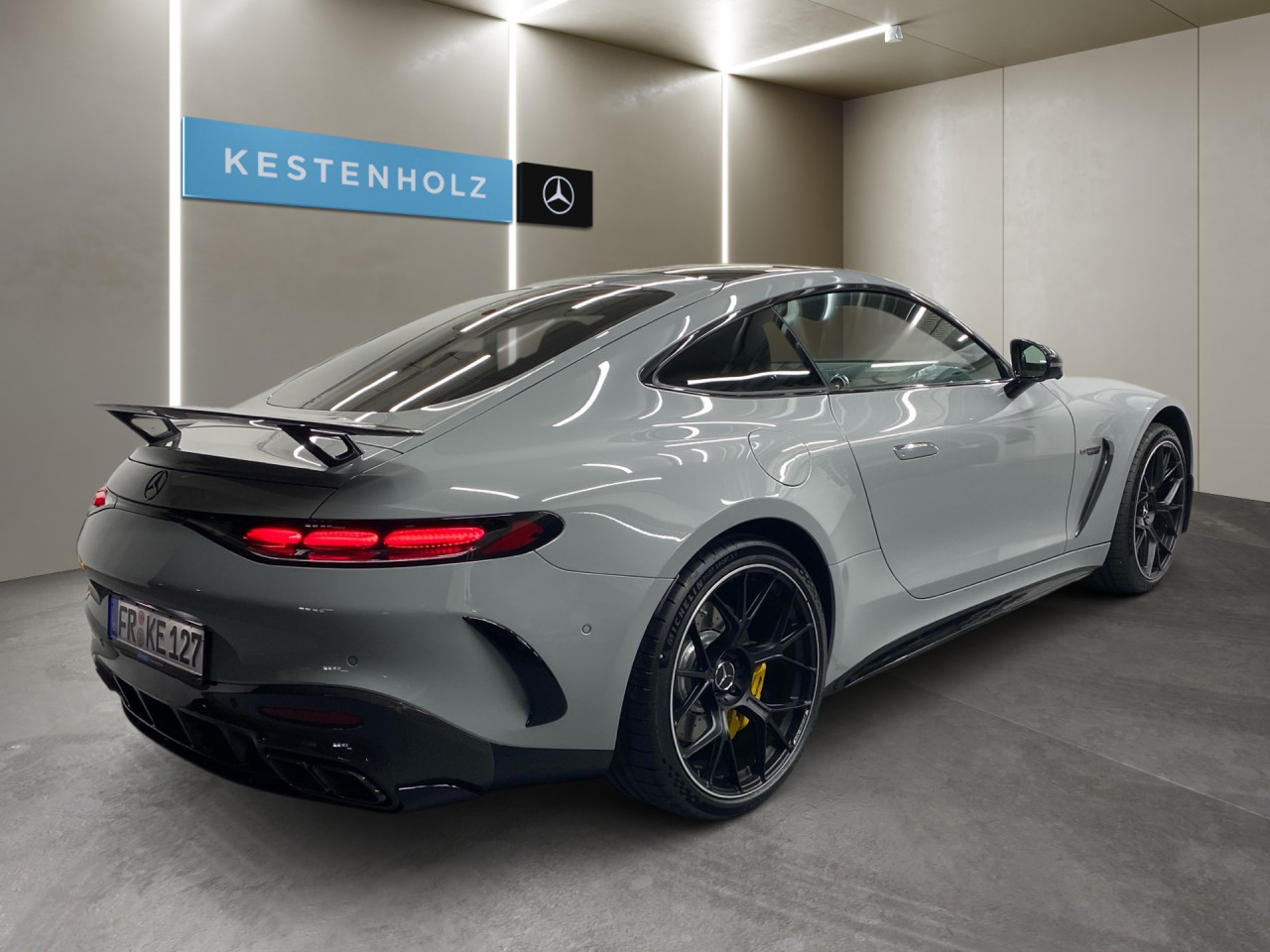 Getriebe: Automatikgetriebe 9 G-TRONIC, 9 G&auml;ngeAusstattungspakete: AMG Night-Paket,  SpiegelpaketAssistenzsysteme: Head-up-Display HUD,  Fernlichtassistent,  Aktiver Park-Assistent inkl. PARKTRONIC,  Surround-Kamerasystem,  DISTRONIC PLUS,  Berganfahrhilfe,  Spracheingabesystem,  M&uuml;digkeitserkennung,  Spurwechselassistent: aktiv,  Spurhalteassistent mit aktivem Lenk-Assistent,  Fahrerassistenzpaket,  COLLISION PREVENTION ASSIST,  Verkehrszeichenerkennung m. Geschwindigkeitslimit-AssistentLicht und Sicht: Digital Light,  Tagfahrlicht,  Automatisch abblendende Innen- und Au&szlig;enspiegel,  W&auml;rmeschutzverglasung,  Ambientebeleuchtung,  Lichtsensor,  MAGIC VISION CONTROLAudio &amp; Kommunikation: MBUX,  Navigationssystem,  Radio: Vorr&uuml;stung f&uuml;r digitales Radio,  Digitaler Radioempfang DAB,  Burmester Surround-Soundsystem,  USB Anschluss,  Handyvorbereitung Bluetooth,  Android Auto u. Apple CarPlay,  Kabelloses Laden f&uuml;r Handys,  WLAN HotspotKomfort: Klimaautomatik,  Panoramadach,  Fahrersitz elektrisch,  Memoryfunktion Fahrersitz,  Sitzheizung Fahrer/Beifahrer,  Multikontursitze,  Armauflage Fahrer/Beifahrer,  Servolenkung,  Lenks&auml;ule verstellbar,  Keyless-Start,  Start-Stopp System,  Zentralverriegelung,  Fensterheber elektrisch,  EASY-PACK Heckklappe,  Sitzklimatisierung vorn,  Getr&auml;nkehalterInterieur: Sitze Leder Leder Nappa schwarz,  Innenfarbe schwarz,  Multifunktionslenkrad,  Lenkradheizung,  Bordcomputer,  R&uuml;cksitze klappbar: Fondsitze mit umklappbaren Sitzlehnen,  Dekoreinlagen: H73 AMG Zierelemente Carbon,  Lenkrad-SchaltwippenExterieur: Touchscreen Bedienung,  Differentialsperre hinten: elektronisch,  AMG Hochleistungs-Bremsanlage,  AMG Leichtmetallfelgen 21 Zoll,  Au&szlig;enspiegel elekt. anklappbar,  Reifenpannenset,  Notrufsystem,  Stauassistent,  Rettungsgassen-Assistent,  Fahrzeugpersonalisierung,  AllradlenkungSicherheit: ISOFIX und i-Size Kindersitzbefestigung,  Fu&szlig;g&auml;ngerschutzsystem,  Fahrer- /Beifahrerairbag,  Seitenairbag vorn und hinten,  Knieairbag Fahrer,  Traktionskontrolle,  Elektr. Stabilit&auml;tsprogramm ESP,  Reifendruckkontrolle,  Diebstahlwarnanlage,  Wegfahrsperre,  Au&szlig;entemperatur Anzeige,  Antiblockiersystem ABS,  Bremsverschlei&szlig;anzeige,  Proaktives Insassenschutzsystem,  NotbremsassistentWeitere Ausstattung: 339 AMG Real Performance Sound,  01U Digitales Extra: Vorr&uuml;stung f&uuml;r Navigationsdienste,  KEYLESS-GO Start-Funktion,  34U Digitales Extra: Remote Services Premium,  1B3 Techn. Kommunikationsmodulvariante f&uuml;r ECE,  AMG Dynamic-Plus-Paket,  2U1 AIRPANEL,  N2T Steuercode Abgastest im Werk 067,  U94 AMG Heckfl&uuml;gel feststehend,  367 Digitales Extra: Vorr&uuml;stung f&uuml;r Live Traffic Information,  2U8 K&auml;ltemittel 1234yf,  6U6 AMG Tankdeckel,  Memory-Paket,  470 AMG ACTIVE RIDE CONTROL Fahrwerk,  B28 AMG Au&szlig;enspiegelgeh&auml;use in Carbon-Design,  AMG Aerodynamik-Paket,  805 Modelljahrcode,  P82 GUARD 360&deg; Fahrzeugschutz Plus,  AMG Track Pace,  773 AMG Carbon-Paket Exterieur,  896 Vorr&uuml;stung f&uuml;r digitalen Fahrzeugschl&uuml;ssel f&uuml;r Smartphone,  383 Kommunikationsmodul (LTE) f&uuml;r die Nutzung von Digitalen Extras,  5U6 Schwarz lackierte K&uuml;hlerlamellen,  Laderaum-Paket,  272 Ausweichunterst&uuml;tzung,  42U Vorr&uuml;stung f&uuml;r Projektionsfunktion Symbole,  30U Projektionsfunktion von Symbolen,  6P5 Steuercode Vertrieb  f. Code 475,  82V Speed- und Loadindex 103W + 107W,  0U1 Headunit L&auml;nderset f&uuml;r ECE (NTG 7),  K14 Serviceintervall 20.000 KM,  321 Fingerabdruck Scanner,  43U Vorr&uuml;stung f&uuml;r Projektionsfunktion Animationen,  7S8 CONTROL CODE WLTP 3RD ACT,  PRE-SAFE-System,  U69 AMG Bremss&auml;ttel gelb lackiert,  K31 Ger&auml;uschvorschrift nach ECE R51-3,  P53 ENERGIZING AIR CONTROL,  464 Fahrerdisplay,  588 Lichtinszenierung mit AMG Pattern,  502 Multi Year Update for COMAND,  986 Identifikationsschild mit VIN-Nummer,  61U MANUFAKTUR Innenhimmel Mikrofaser MICROCUT schwarz,  7U8 Typkennzeichen auf Heckdeckel und Kotfl&uuml;geln in Hochglanzschwarz,  868 Zentraldisplay,  160 Designschl&uuml;ssel mit Chromapplikationen,  Gebrauchtwagensiegel: Junge SterneSonstige Ma&szlig;e und Gewichte: Nutzlast: 190 kg,  zul&auml;ssiges Gesamtgewicht: 2.290 kg,  Radstand: 2.700 mm24 Monate Garantie ab Erstzulassung. Fahrzeug hat Haltedauer. Liefertermin in Abstimmung mit dem Verk&auml;ufer. Irrt&uuml;mer und &Auml;nderungen vorbehalten