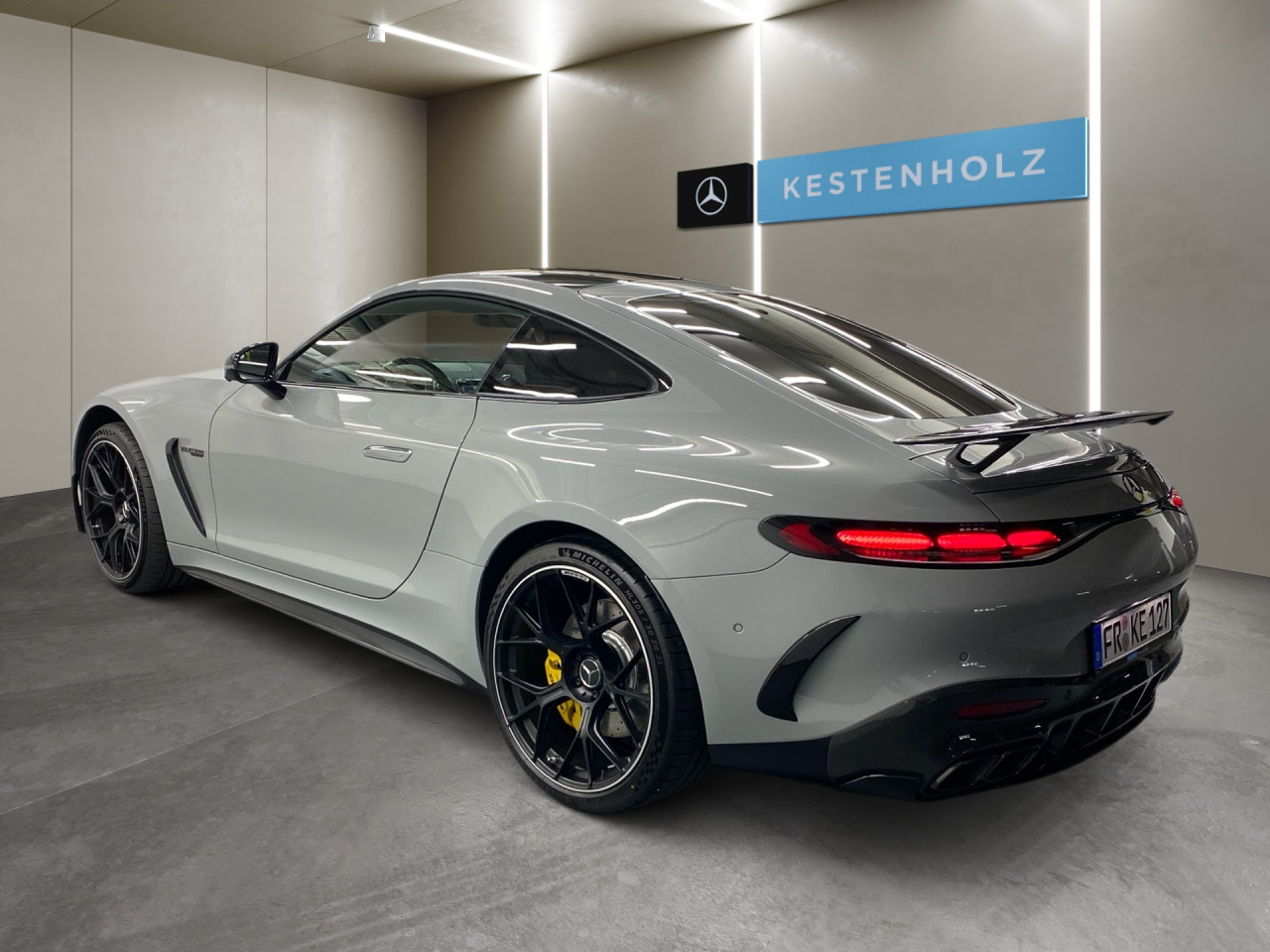 Getriebe: Automatikgetriebe 9 G-TRONIC, 9 G&auml;ngeAusstattungspakete: AMG Night-Paket,  SpiegelpaketAssistenzsysteme: Head-up-Display HUD,  Fernlichtassistent,  Aktiver Park-Assistent inkl. PARKTRONIC,  Surround-Kamerasystem,  DISTRONIC PLUS,  Berganfahrhilfe,  Spracheingabesystem,  M&uuml;digkeitserkennung,  Spurwechselassistent: aktiv,  Spurhalteassistent mit aktivem Lenk-Assistent,  Fahrerassistenzpaket,  COLLISION PREVENTION ASSIST,  Verkehrszeichenerkennung m. Geschwindigkeitslimit-AssistentLicht und Sicht: Digital Light,  Tagfahrlicht,  Automatisch abblendende Innen- und Au&szlig;enspiegel,  W&auml;rmeschutzverglasung,  Ambientebeleuchtung,  Lichtsensor,  MAGIC VISION CONTROLAudio &amp; Kommunikation: MBUX,  Navigationssystem,  Radio: Vorr&uuml;stung f&uuml;r digitales Radio,  Digitaler Radioempfang DAB,  Burmester Surround-Soundsystem,  USB Anschluss,  Handyvorbereitung Bluetooth,  Android Auto u. Apple CarPlay,  Kabelloses Laden f&uuml;r Handys,  WLAN HotspotKomfort: Klimaautomatik,  Panoramadach,  Fahrersitz elektrisch,  Memoryfunktion Fahrersitz,  Sitzheizung Fahrer/Beifahrer,  Multikontursitze,  Armauflage Fahrer/Beifahrer,  Servolenkung,  Lenks&auml;ule verstellbar,  Keyless-Start,  Start-Stopp System,  Zentralverriegelung,  Fensterheber elektrisch,  EASY-PACK Heckklappe,  Sitzklimatisierung vorn,  Getr&auml;nkehalterInterieur: Sitze Leder Leder Nappa schwarz,  Innenfarbe schwarz,  Multifunktionslenkrad,  Lenkradheizung,  Bordcomputer,  R&uuml;cksitze klappbar: Fondsitze mit umklappbaren Sitzlehnen,  Dekoreinlagen: H73 AMG Zierelemente Carbon,  Lenkrad-SchaltwippenExterieur: Touchscreen Bedienung,  Differentialsperre hinten: elektronisch,  AMG Hochleistungs-Bremsanlage,  AMG Leichtmetallfelgen 21 Zoll,  Au&szlig;enspiegel elekt. anklappbar,  Reifenpannenset,  Notrufsystem,  Stauassistent,  Rettungsgassen-Assistent,  Fahrzeugpersonalisierung,  AllradlenkungSicherheit: ISOFIX und i-Size Kindersitzbefestigung,  Fu&szlig;g&auml;ngerschutzsystem,  Fahrer- /Beifahrerairbag,  Seitenairbag vorn und hinten,  Knieairbag Fahrer,  Traktionskontrolle,  Elektr. Stabilit&auml;tsprogramm ESP,  Reifendruckkontrolle,  Diebstahlwarnanlage,  Wegfahrsperre,  Au&szlig;entemperatur Anzeige,  Antiblockiersystem ABS,  Bremsverschlei&szlig;anzeige,  Proaktives Insassenschutzsystem,  NotbremsassistentWeitere Ausstattung: 339 AMG Real Performance Sound,  01U Digitales Extra: Vorr&uuml;stung f&uuml;r Navigationsdienste,  KEYLESS-GO Start-Funktion,  34U Digitales Extra: Remote Services Premium,  1B3 Techn. Kommunikationsmodulvariante f&uuml;r ECE,  AMG Dynamic-Plus-Paket,  2U1 AIRPANEL,  N2T Steuercode Abgastest im Werk 067,  U94 AMG Heckfl&uuml;gel feststehend,  367 Digitales Extra: Vorr&uuml;stung f&uuml;r Live Traffic Information,  2U8 K&auml;ltemittel 1234yf,  6U6 AMG Tankdeckel,  Memory-Paket,  470 AMG ACTIVE RIDE CONTROL Fahrwerk,  B28 AMG Au&szlig;enspiegelgeh&auml;use in Carbon-Design,  AMG Aerodynamik-Paket,  805 Modelljahrcode,  P82 GUARD 360&deg; Fahrzeugschutz Plus,  AMG Track Pace,  773 AMG Carbon-Paket Exterieur,  896 Vorr&uuml;stung f&uuml;r digitalen Fahrzeugschl&uuml;ssel f&uuml;r Smartphone,  383 Kommunikationsmodul (LTE) f&uuml;r die Nutzung von Digitalen Extras,  5U6 Schwarz lackierte K&uuml;hlerlamellen,  Laderaum-Paket,  272 Ausweichunterst&uuml;tzung,  42U Vorr&uuml;stung f&uuml;r Projektionsfunktion Symbole,  30U Projektionsfunktion von Symbolen,  6P5 Steuercode Vertrieb  f. Code 475,  82V Speed- und Loadindex 103W + 107W,  0U1 Headunit L&auml;nderset f&uuml;r ECE (NTG 7),  K14 Serviceintervall 20.000 KM,  321 Fingerabdruck Scanner,  43U Vorr&uuml;stung f&uuml;r Projektionsfunktion Animationen,  7S8 CONTROL CODE WLTP 3RD ACT,  PRE-SAFE-System,  U69 AMG Bremss&auml;ttel gelb lackiert,  K31 Ger&auml;uschvorschrift nach ECE R51-3,  P53 ENERGIZING AIR CONTROL,  464 Fahrerdisplay,  588 Lichtinszenierung mit AMG Pattern,  502 Multi Year Update for COMAND,  986 Identifikationsschild mit VIN-Nummer,  61U MANUFAKTUR Innenhimmel Mikrofaser MICROCUT schwarz,  7U8 Typkennzeichen auf Heckdeckel und Kotfl&uuml;geln in Hochglanzschwarz,  868 Zentraldisplay,  160 Designschl&uuml;ssel mit Chromapplikationen,  Gebrauchtwagensiegel: Junge SterneSonstige Ma&szlig;e und Gewichte: Nutzlast: 190 kg,  zul&auml;ssiges Gesamtgewicht: 2.290 kg,  Radstand: 2.700 mm24 Monate Garantie ab Erstzulassung. Fahrzeug hat Haltedauer. Liefertermin in Abstimmung mit dem Verk&auml;ufer. Irrt&uuml;mer und &Auml;nderungen vorbehalten
